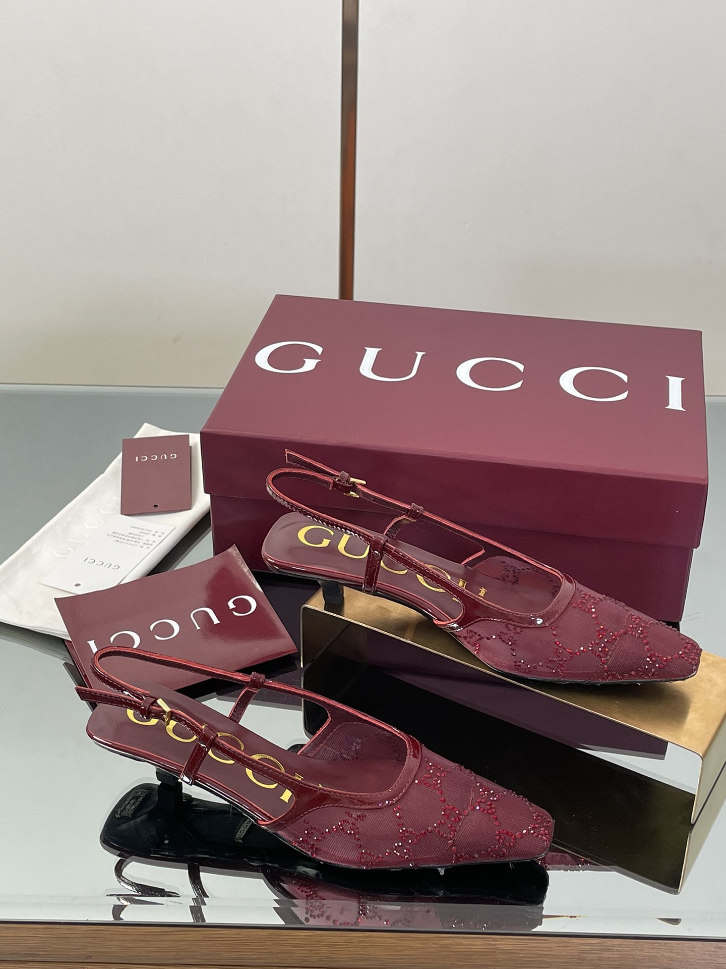 NO:747210,2025 early autumn new style GUCCi high-end boutique sandals Gucci [patent leather G G crystal] mesh diamond back lace-up pumps 'Creating Stars' Cosmogonie series top purchasing quality!  It is a 1:1 replica of the original version, and every detail has been carefully polished and made delicately. It can be compared with ZG, and the quality is unparalleled!  This series pays special attention to creating single product highlights through details, using feminine details such as lace crystals and tulle to show a new concept of femininity. This sandal is carefully embellished with an all-over GG pattern, and uses sparkling crystals to create a stunning work that reinterprets the charm of contemporary women. The fabric is original and customized imported patent leather + imported silk screen + rhinestone GG all-over crystal. Lining/foot pads are imported sheepskin lining. Heel 7.5cm 3.5 cm flat heel  Sizes 34-42 [34404142 custom-made] non-returnable, full package, original packaging of Ankola wine red, sandals, gucci, gucci, sandals, sheepskin198609092025早秋新款 GUCCi高端精品凉鞋古驰【漆皮G G水晶】网钻后系带浅口鞋《创星说》Cosmogonie系列顶级代购品质！原版1:1复刻,毎个细节皆经过精心打磨细腻制作.可与ZG对比如一,无二品质！ 本系列尤为注重通过细节打造单品亮点,以蕾丝水晶和薄纱等富有女性魅力的细节,展现女性气质的新理念.这款凉鞋精心点缀通体GG图案,运用闪耀动人的水晶打造令人惊艳的作品焕新诠释当代女性魅力 面料原版定制进口漆皮+ 进口丝网+水钻GG通体水晶 内里/垫脚进口羊皮里 鞋跟7.5cm 3.5 cm 平跟 尺码34-42【34404142定做】不退换 包装全套安可拉酒红原包装,凉鞋,gucci,gucci,sandals,sheepskin,Women's Shoes