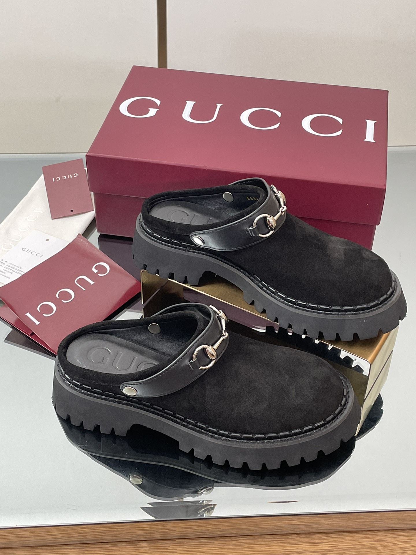 NO:466902,2025 Early Autumn GUCCI Women's Horse Bit Mules New Grooves Loafers Lazy Slippers with Loose Slippers with Trip Strap Back and Empty Slippers Thick-soled Casual Single Shoes Thick-soled Single Shoes Slippers have been very popular recently!  It’s because I look thinner with my feet!  Fashionable and versatile!  The Y version is consistent!  As a tribute to the origin of the brand's equestrian, the horse buckle has been baptized by time, integrating the rich historical heritage with modern fashion style. This ladies' mules shoes are made of imported cowhide and smooth suede. The fabric is imported cowhide + mercerized cowhide, which is full of retro feel. The inner imported cowhide lining. The foamed high-tough sole developed by the 1:1 mold, the leather edge strips on the edge of the shoe are absolutely not dead and hard, and will never collapse. All materials and craftsmanship are consistent with the Y version. Size 35-42 standard size 404142 custom-made heel height 5CM packaging counter high-end packaging price, semi-torch, gucci, loafers, slippers, cowhide198609092025早秋GUCCI女士马衔扣穆勒鞋 新款沟纹底乐福鞋懒人松驰感拖鞋后绊带后空造型厚底休闲单鞋 厚底单鞋拖鞋最近都很火爆！就是因为上脚好显瘦！时尚百搭！Y版一致！ 作为对品牌马术本源的致敬之作,马衔扣历经时间洗礼后,将厚重历史底蕴与现代时尚型格融为一体.这款女士穆勒鞋采用进口牛皮及光滑绒面材质匠心打造 面料进口牛皮+丝光牛反绒 复古感十足 内里进口对版牛皮里 大底1:1模具开发的发泡高韧性鞋底 ,鞋边真皮沿条 绝对不死沉死硬,也绝不坍塌 所有的材质和工艺,与Y版一致 尺码35-42标准码 404142定做 跟高5CM 包装专柜高端包装 价格,半拖,gucci,loafers,slippers,cowhide,Women's Shoes
