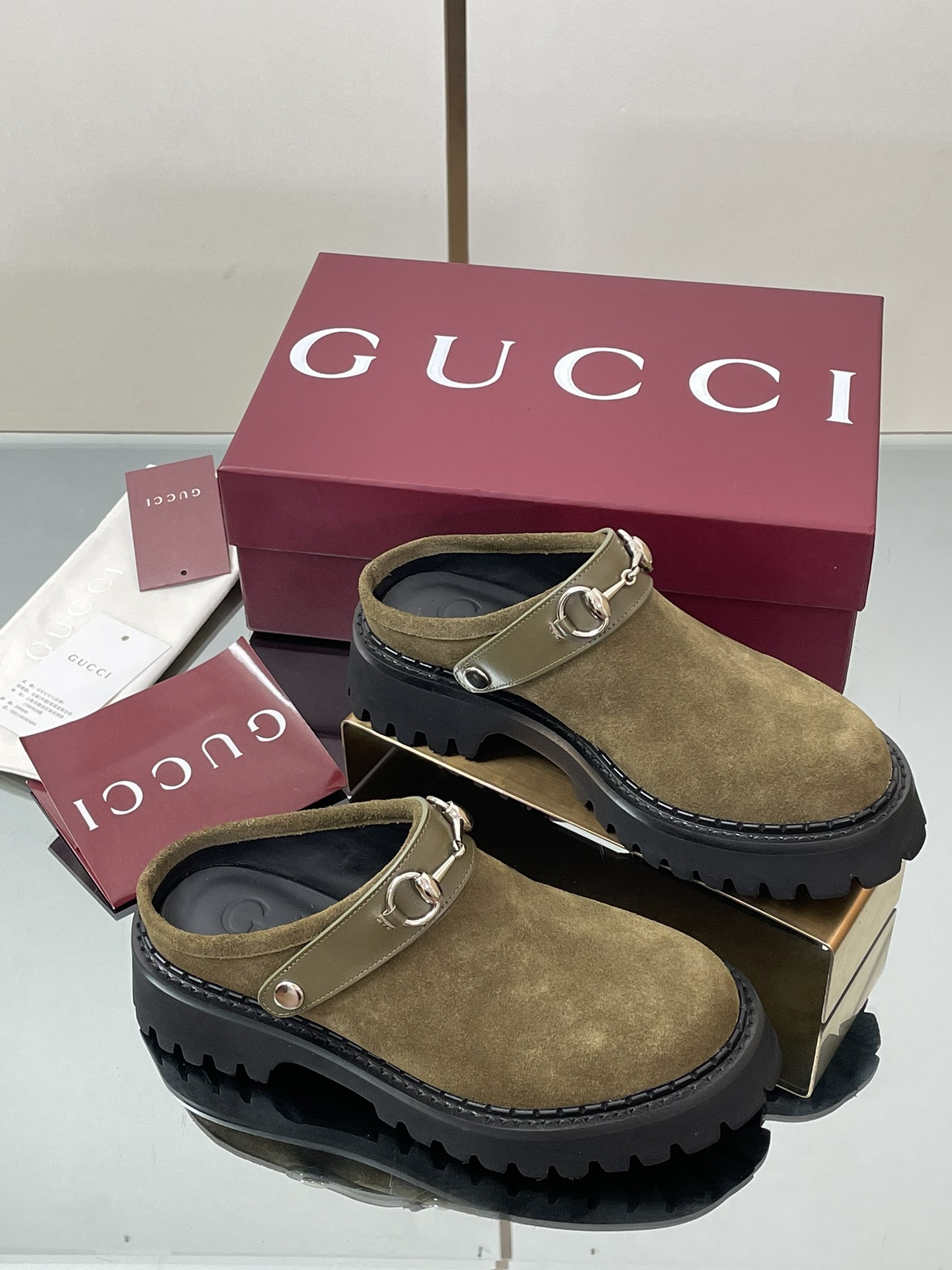 NO:465390,2025 Early Autumn GUCCI Women's Horse Bit Mules New Grooved Loafers Lazy Slippers Rear Trip Strap Back Slippers Thick-soled Casual Single Shoes Thick-soled Single Shoes Slippers have been very popular recently!  It’s because I look thinner with my feet!  Fashionable and versatile!  The Y version is consistent!  As a tribute to the origin of the brand's equestrian, the horse buckle has been baptized by time, integrating the rich historical heritage with modern fashion style. This ladies' mules shoes are made of imported cowhide and smooth suede. The fabric is imported cowhide + mercerized cowhide, which is full of retro feel. The inner imported cowhide lining. The foamed high-tough sole developed by the 1:1 mold, the leather edge strips on the edge of the shoe are absolutely not dead and hard, and will never collapse. All materials and craftsmanship are consistent with the Y version. Size 35-42 standard size 404142 custom-made heel height 5CM packaging counter high-end packaging, semi-torn, gucci, loafers, slippers, cowhide198609092025早秋GUCCI女士马衔扣穆勒鞋新款沟纹底乐福鞋懒人松驰感拖鞋后绊带后空造型厚底休闲单鞋 厚底单鞋拖鞋最近都很火爆！就是因为上脚好显瘦！时尚百搭！Y版一致！ 作为对品牌马术本源的致敬之作,马衔扣历经时间洗礼后,将厚重历史底蕴与现代时尚型格融为一体.这款女士穆勒鞋采用进口牛皮及光滑绒面材质匠心打造 面料进口牛皮+丝光牛反绒 复古感十足 内里进口对版牛皮里 大底1:1模具开发的发泡高韧性鞋底 ,鞋边真皮沿条 绝对不死沉死硬,也绝不坍塌 所有的材质和工艺,与Y版一致 尺码35-42标准码 404142定做 跟高5CM 包装专柜高端包装,半拖,gucci,loafers,slippers,cowhide,Women's Shoes