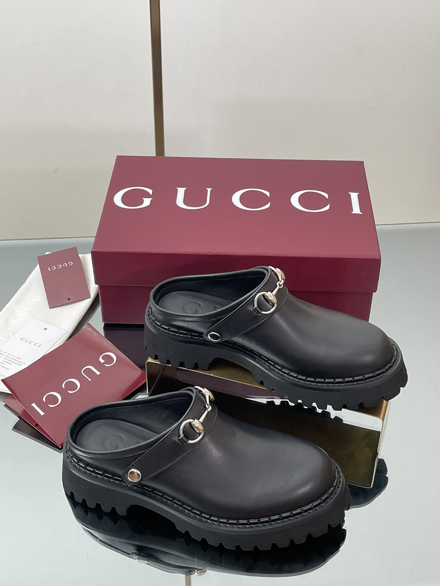 NO:465413,2025 Early Autumn GUCCI Women's Horse Bit Mules New Grooved Loafers Lazy Slippers Rear Trip Strap Back Slippers Thick-soled Casual Single Shoes Thick-soled Single Shoes Slippers have been very popular recently!  It’s because I look thinner with my feet!  Fashionable and versatile!  The Y version is consistent!  As a tribute to the origin of the brand's equestrian, the horse buckle has been baptized by time, integrating the rich historical heritage with modern fashion style. This ladies' mules shoes are made of imported cowhide and smooth suede. The fabric is imported cowhide + mercerized cowhide, which is full of retro feel. The inner imported cowhide lining. The foamed high-tough sole developed by the 1:1 mold, the leather edge strips of the shoe are absolutely not dead and hard, and will never collapse. All materials and craftsmanship are consistent with the Y version. Size 35-42 standard size 404142 custom-made heel height 5CM packaging counter high-end packaging, semi-torn, gucci, loafers, slippers, cowhide198609092025早秋GUCCI女士马衔扣穆勒鞋新款沟纹底乐福鞋懒人松驰感拖鞋后绊带后空造型厚底休闲单鞋 厚底单鞋拖鞋最近都很火爆！就是因为上脚好显瘦！时尚百搭！Y版一致！ 作为对品牌马术本源的致敬之作,马衔扣历经时间洗礼后,将厚重历史底蕴与现代时尚型格融为一体.这款女士穆勒鞋采用进口牛皮及光滑绒面材质匠心打造 面料进口牛皮+丝光牛反绒 复古感十足 内里进口对版牛皮里 大底1:1模具开发的发泡高韧性鞋底 ,鞋边真皮沿条 绝对不死沉死硬,也绝不坍塌 所有的材质和工艺,与Y版一致 尺码35-42标准码 404142定做 跟高5CM 包装专柜高端包装,半拖,gucci,loafers,slippers,cowhide,Women's Shoes