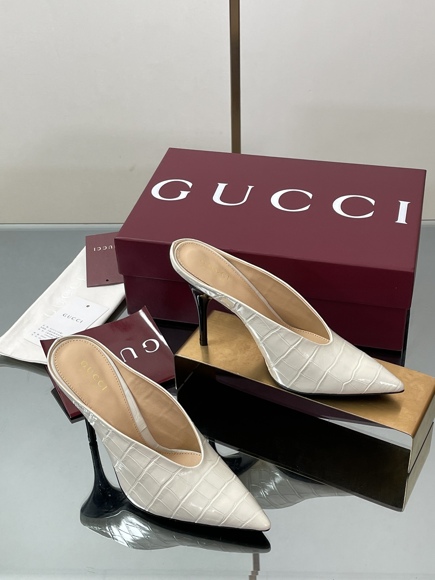 NO:614372,New Gucci 2025 Paris Autumn and Winter Fashion Week catwalk new style Gucci purchasing grade V-shaped patent leather high heels shallow mouth sexy fashion single shoes pointed toe Mule slippers G's counter latest pointed toe stiletto original purchase 1:1 top replica!  The material is the same as the Y version. It is quite textured and can be compared. There is no gap. The Gucci 2025 autumn and winter series not only pays tribute to the brand's history, but also shows the brand's exploration and thinking during the transition period. It uses rich and contrasting colors, retains femininity and warmth and incorporates avant-garde and vitality. It deeply demonstrates the versatility of modern women. It is a surprising design item. Fabric, imported stone grain cowhide lining, imported sheepskin lining Heel height, 10.5 cm  Outsole, Italian leather sole, size 35-40, (40 4142 custom-made, non-returnable) Full set of original packaging!  ,half drag high heels,gucci,gucci,gucci,high heels,slippers,cowhide,sheepskin19860909上新啦古驰2025巴黎秋冬时装周走秀新款Gucci代购级别V字口漆皮高跟鞋浅口性感时尚单鞋尖头穆勒拖鞋 G家专柜最新尖头细跟原版购入1:1顶级复刻！材质和Y版一致 相当有质感 可以对比下 无差距 古驰2025秋冬系列在致敬品牌历史的同时,也展示了品牌在过渡期中的探索与思考,运用了丰富且对比鲜明的色彩,保留了柔美与温暖融入了前卫与活力,深刻展现了现代女性的多面性 ,是一款令人惊喜的设计单品 面料,进口石头纹牛皮 内里,进口羊皮里 跟高,10.5 cm 大底,意大利真皮底 码数,35-40,（40 4142订做不退换） 全套原版包装！,半拖高跟鞋,gucci,gucci,gucci,high heels,slippers,cowhide,sheepskin,Women's Shoes