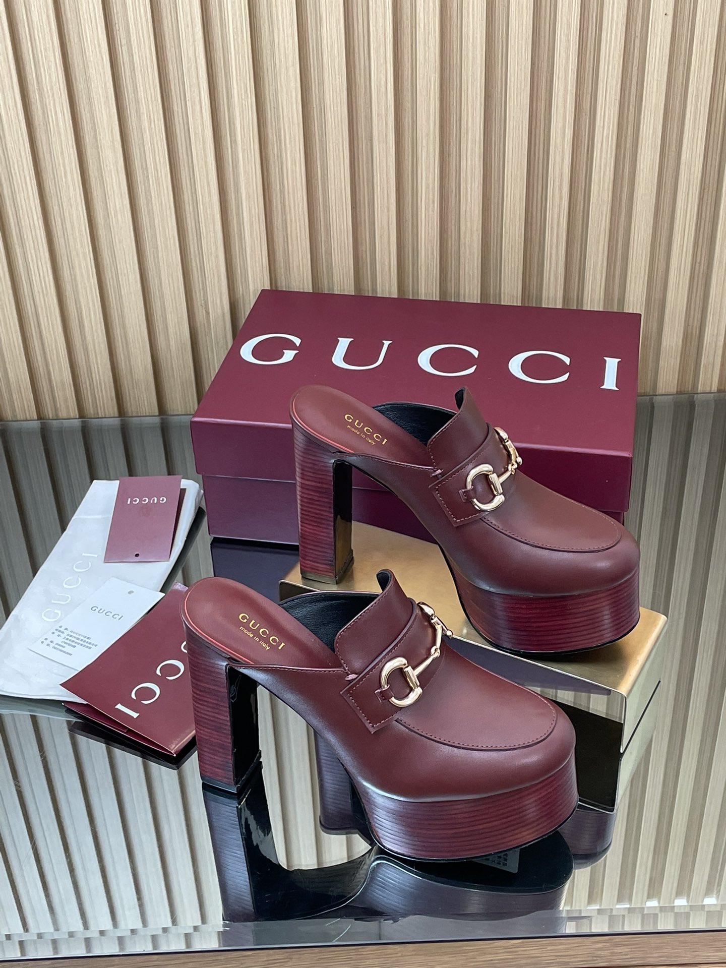 NO:490920,Gucci/Gucci 2025 autumn new product original leather waterproof platform saddle buckle horse bit thick-soled mules shoes hat Tiangao Loafer slippers high heel thick-soled waterproof platform single shoes, must-have for shoe cabinet original cover, high-end quality Gucci new series presents horse buckle accessories, highlighting the brand's equestrian heritage. This women's mules shoes adopt a thick-soled high-heel design to create a stable and comfortable wearing experience, light gold tone accessories [High craftsmanship and craftsmanship made of Italian imported original leather wrapped ABs heel + Pu water table, fully hand-polished and polished] Fabric imported calfskin Original 1:1 custom hardware Inner Sheepskin footbed Outsole Italian genuine leather outsole Heel high back heel 13.5cm Front waterproof platform 4.5cm Size 35-41 (4041 order)  Packaging full set of encore wine red original high-end packaging Italian creation, high heels, gucci, loafers, high heels, slippers, cowhide, sheepskin, Leather soles19860909Gucci/古奇2025秋季新品原层皮防水台马鞍扣 马衔扣 厚底穆勒鞋恨天高乐福拖鞋高跟厚底防水台单鞋,鞋柜必备款 原版套楦 高端品质 Gucci全新系列匠心呈献马衔扣配件,彰显品牌马术传承.这款女士穆勒鞋采用厚底高跟设计,打造稳固而舒适的穿着体验,浅金色调配件【重工艺匠心制作意大利进口原层皮包裹ABs后跟+ Pu水台,全手工打磨抛光处理】 面料进口小牛皮 原版1:1定制五金 内里 羊皮垫脚  大底意大利真皮大底 跟高后高跟13.5cm 前防水台4.5cm 码数35-41（4041订） 包装全套安可拉酒红原版高端包装 意大利创作,高跟鞋,gucci,loafers,high heels,slippers,cowhide,sheepskin,Leather soles,Women's Shoes
