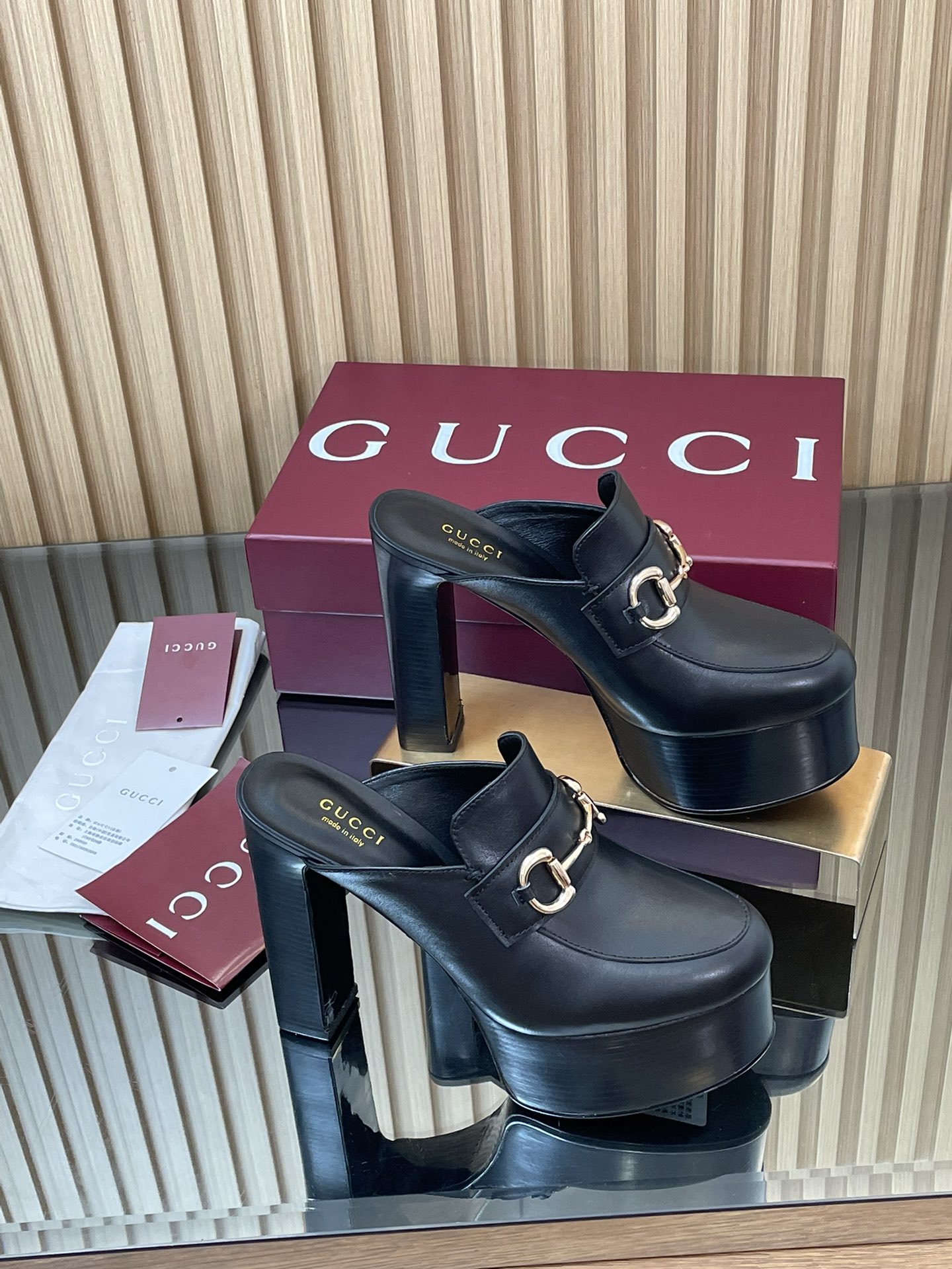 NO:490932,Gucci/Gucci 2025 autumn new product original leather waterproof platform saddle buckle horse bit thick-soled mules shoes hat Tiangao Loafer slippers high heel thick-soled waterproof platform single shoes, must-have for shoe cabinet original cover, high-end quality Gucci new series presents horse buckle accessories, highlighting the brand's equestrian heritage. This women's mules shoes adopt a thick-soled high-heel design to create a stable and comfortable wearing experience, light gold tone accessories [High craftsmanship and craftsmanship made of Italian imported original leather wrapped ABs heel + Pu water table, fully hand-polished and polished] Fabric imported calfskin Original 1:1 custom hardware Inner Sheepskin footbed Outsole Italian genuine leather outsole Heel high back heel 13.5cm Front waterproof platform 4.5cm Size 35-41 (4041 order)  Packaging full set of encore wine red original high-end packaging Italian creation, high heels, gucci, loafers, high heels, slippers, cowhide, sheepskin, Leather soles19860909Gucci/古奇2025秋季新品原层皮防水台马鞍扣 马衔扣 厚底穆勒鞋恨天高乐福拖鞋高跟厚底防水台单鞋,鞋柜必备款 原版套楦 高端品质 Gucci全新系列匠心呈献马衔扣配件,彰显品牌马术传承.这款女士穆勒鞋采用厚底高跟设计,打造稳固而舒适的穿着体验,浅金色调配件【重工艺匠心制作意大利进口原层皮包裹ABs后跟+ Pu水台,全手工打磨抛光处理】 面料进口小牛皮 原版1:1定制五金 内里 羊皮垫脚  大底意大利真皮大底 跟高后高跟13.5cm 前防水台4.5cm 码数35-41（4041订） 包装全套安可拉酒红原版高端包装 意大利创作,高跟鞋,gucci,loafers,high heels,slippers,cowhide,sheepskin,Leather soles,Women's Shoes