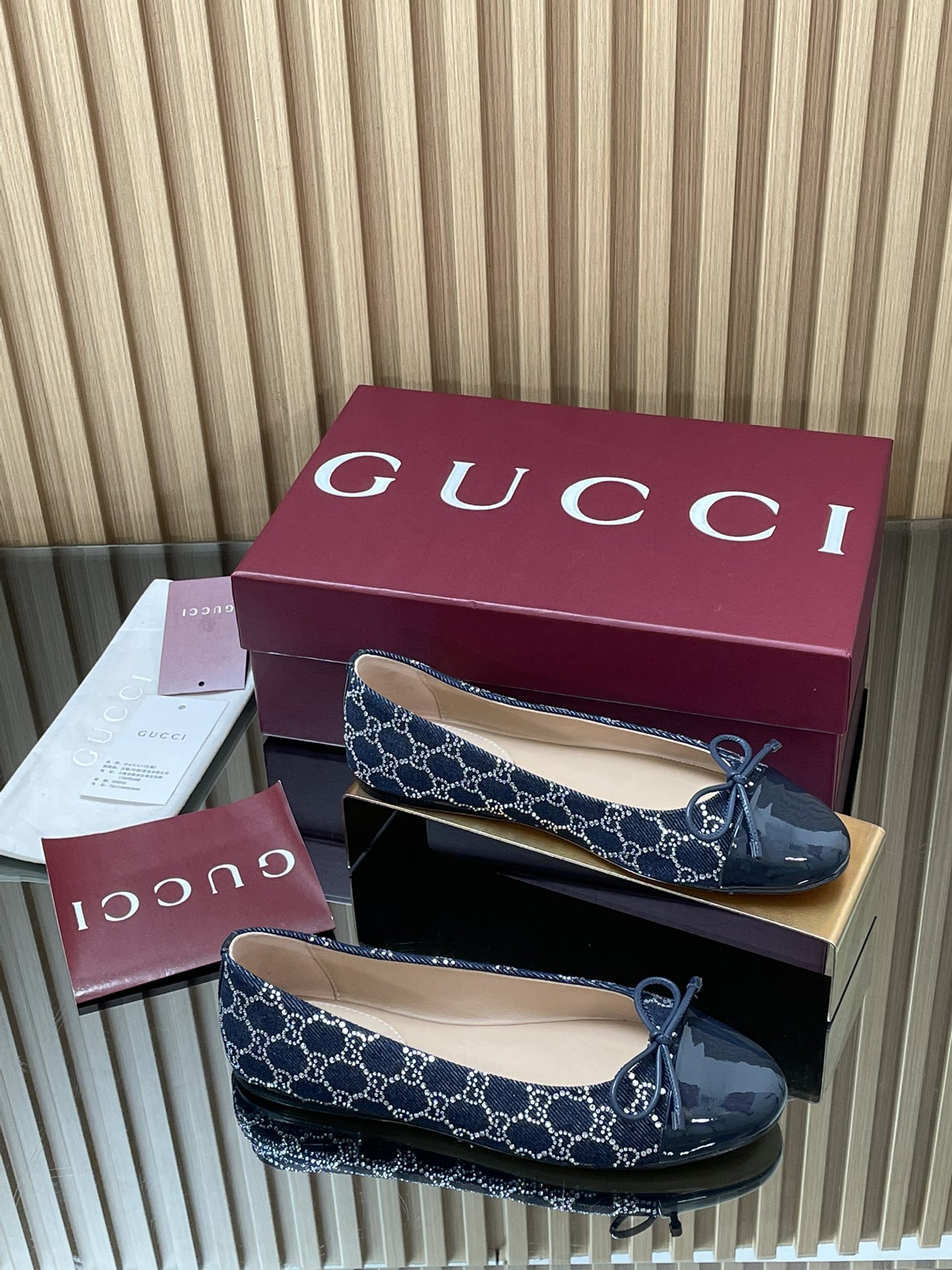 NO:760791,GuCC high-end boutique 2025 overseas early autumn series new flat-heeled crystal diamond double G G denim denim ballet shoes bow small double G buckle new small round toe shoes classic exquisite elegant playful fashionable flat shoes high-quality sweet college style loafers Authentic original single quality! Every detail has been carefully crafted and can be compared with ZG, no second quality!  These women's ballet flats are crafted from dark blue G G crystal denim fabric. The iconic brand fabric reinterprets the double G letter pattern. It uses shiny details to add exquisite texture to the classic gallery shape. The shiny texture adds a contemporary style to the classic shoe shape, cleverly blending archive elements and modern style. The fabric is original custom-made imported denim denim/patent leather. The hardware is molded by a Dongguan factory.  Size 35-41 (40 41 42 customized, non-returnable) ●Italian creation, red full set of high-end original packaging, single shoes, gucci, flats, sheepskin19860909GuCC高端精品 2025海外早秋系列新品平跟水晶钻双G G丹宁牛仔芭蕾鞋蝴蝶结小双G扣新款小圆头单鞋经典精致优雅俏皮时髦平底鞋高质感甜美学院风便鞋 原汁原味原单品质!每个细节皆经过精心细致打造,可与ZG对比如一,无二品质！ 这款女士芭蕾舞平底鞋,采用深蓝色G G水晶丹宁面料匠心打造,富有标志性的品牌面料焕新诠释双G字母图案,以闪亮细节为经典廊形精致质感,闪耀纹理为经典鞋型增添当代格调,巧妙糅合典藏元素与现代风格 面料原版定制进口丹宁牛仔布/漆皮 五金东莞大厂开模双G扣 内里／垫脚高端定制羊皮 跟高平底 大底意大利真皮底 尺码35-41（40 41 42定做,不退换） ●意大利创作 红色全套高档原包装,单鞋,gucci,flats,sheepskin,Women's Shoes