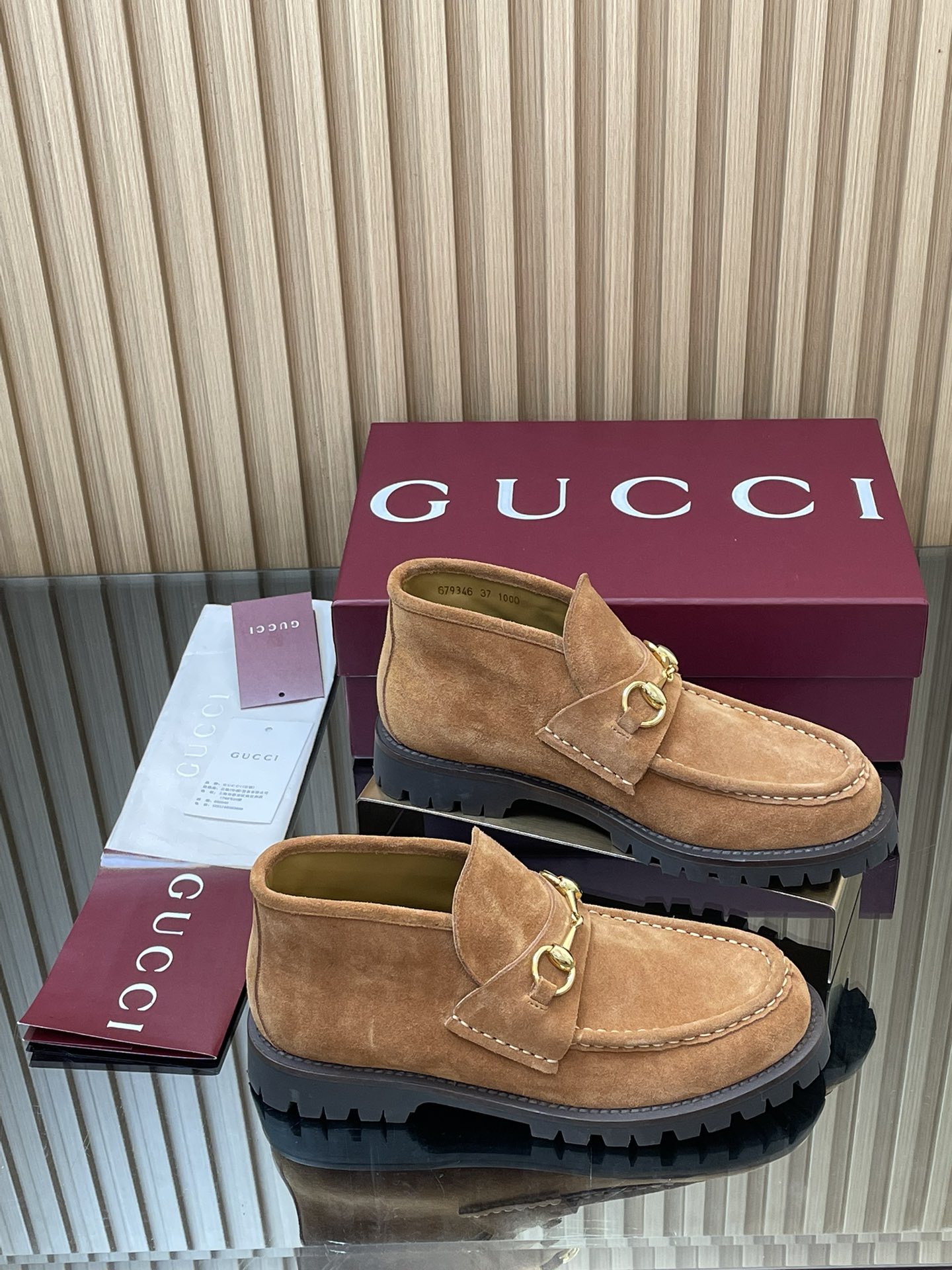 NO:612488,[Thin-soled women's model] 2025 newly upgraded latest GUCCI horsebit thick-soled ankle boots for autumn and winter sprint, the main model of high-end loafers, running volume, special benefits, no negotiation!  Thick-soled shoes are very popular these days, and are sold out in counters all over the place!  Just because I look so thin!  The Y version is the same!  The fabric is imported suede, mercerized cow suede and delicate, full of retro feel, with G's iconic copper horsebit. The inner lining/foot pads are original custom-made imported silk cowhide lining. The outsole is a rubber high-toughness sole developed from a 1:1 mold. The genuine leather welt on the shoe edge is absolutely not heavy and will never collapse. All materials and processes are consistent with the Y version. Size 35-42 standard code 404142 custom-made. Heel height 1.5CM. Red high-end packaging at the packaging counter.  These horsebit bare boots adopt a classic loafer silhouette, combining archival design with modern essence. This boot adopts a unique thin and narrow silhouette and is crafted from suede material to pay tribute to the brand's design heritage. Loafers, gucci, gucci, loafers, boots, cowhide19860909【薄底女款】2025全新升级最新GUCCI马衔扣厚底踝靴秋冬冲刺主推款高邦乐福鞋跑量特惠福利价不议价！ 各地专柜纷纷卖断货的一款 厚底单鞋最近都很火爆！就是因为好显瘦！Y版一致！ 面料进口绒面丝光牛反绒细腻 复古感十足,搭配G家标志性的铜制马衔扣 内里/垫脚原版定制进口丝绸牛皮里 大底1:1模具开发的橡胶高韧性鞋底 ,鞋边真皮沿条 绝对不死沉死硬,也绝不坍塌 所有的材质和工艺,与Y版一致 尺码35-42标准码 404142定做 跟高1.5CM 包装专柜红色高端包装 这款马衔扣裸靴,采用经典乐福鞋版型,将典藏设计与现代精髓合而为一.这款靴子采用特有的瘦窄版型,以绒面材质匠心打造,意在致敬品牌设计传承,乐福鞋,gucci,gucci,loafers,boots,cowhide,Women's Shoes