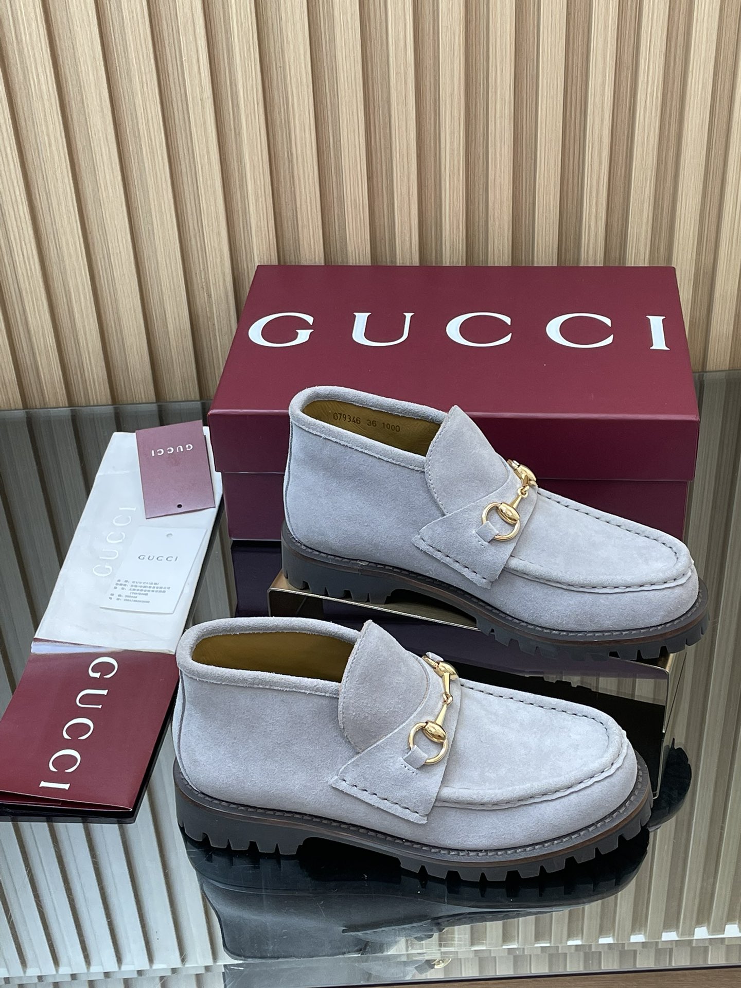 NO:612493,[Thin-soled women's model] 2025 newly upgraded latest GUCCI horsebit thick-soled ankle boots for autumn and winter sprint, the main model of high-end loafers, running volume, special benefits, no negotiation!  Thick-soled shoes are very popular these days, and are sold out in counters all over the place!  Just because I look so thin!  The Y version is the same!  The fabric is imported suede, mercerized cow suede and delicate, full of retro feel, with G's iconic copper horsebit. The inner lining/foot pads are original custom-made imported silk cowhide lining. The outsole is a rubber high-toughness sole developed from a 1:1 mold. The genuine leather welt on the shoe edge is absolutely not heavy and will never collapse. All materials and processes are consistent with the Y version. Size 35-42 standard code 404142 custom-made. Heel height 1.5CM. Red high-end packaging at the packaging counter.  These horsebit bare boots adopt a classic loafer silhouette, combining archival design with modern essence. This boot adopts a unique thin and narrow silhouette and is crafted from suede material to pay tribute to the brand's design heritage. Loafers, gucci, gucci, loafers, boots, cowhide19860909【薄底女款】2025全新升级最新GUCCI马衔扣厚底踝靴秋冬冲刺主推款高邦乐福鞋跑量特惠福利价不议价！ 各地专柜纷纷卖断货的一款 厚底单鞋最近都很火爆！就是因为好显瘦！Y版一致！ 面料进口绒面丝光牛反绒细腻 复古感十足,搭配G家标志性的铜制马衔扣 内里/垫脚原版定制进口丝绸牛皮里 大底1:1模具开发的橡胶高韧性鞋底 ,鞋边真皮沿条 绝对不死沉死硬,也绝不坍塌 所有的材质和工艺,与Y版一致 尺码35-42标准码 404142定做 跟高1.5CM 包装专柜红色高端包装 这款马衔扣裸靴,采用经典乐福鞋版型,将典藏设计与现代精髓合而为一.这款靴子采用特有的瘦窄版型,以绒面材质匠心打造,意在致敬品牌设计传承,乐福鞋,gucci,gucci,loafers,boots,cowhide,Women's Shoes