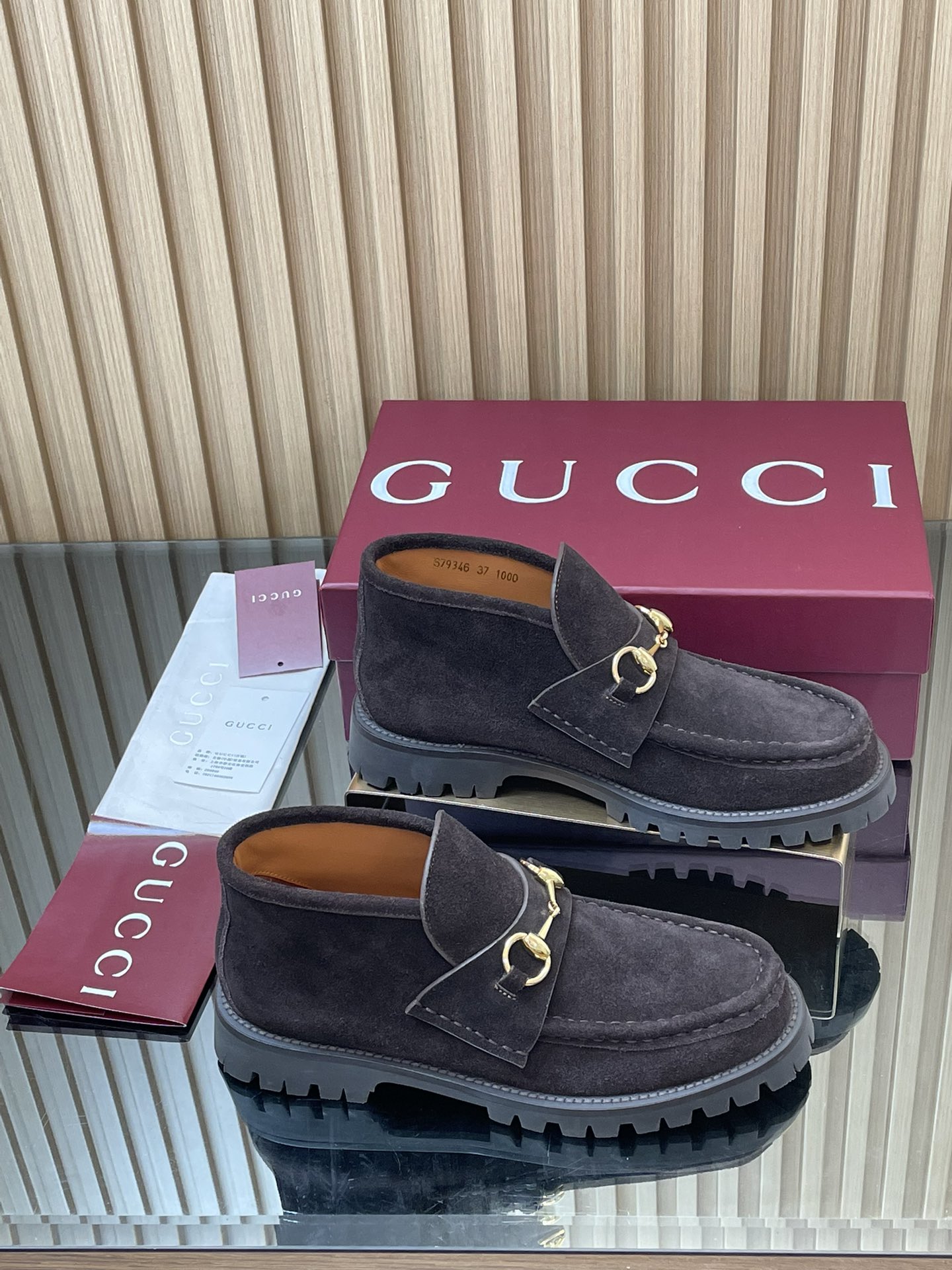 NO:460464,[Thin-soled women's model] 2025 new and upgraded latest GUCCI horse buckle thick-soled ankle boots autumn and winter sprint main style Gaobang loafers running volume special welfare price is not bargaining!  A single thick-soled shoes are sold out of stock in various places. Recently, they are very popular!  It's because it looks slimming!  The Y version is consistent!  The imported suede mercerated beef is delicate and has a retro feel, matched with G's iconic copper horse buckle, inner lining/foot pad original custom imported silk cowhide lining, rubber high-tough sole developed by 1:1 mold, leather edge strips on the edge, absolutely not dead, hard, and will never collapse. All materials and craftsmanship are consistent with the Y version Size 35-42 standard size 404142 custom heel height 1.5CM packaging counter red high-end packaging This horse-bit buckle nude boots, adopt classic loafer style, combine the classic design with the essence of modernity. This boot uses a unique thin and narrow style, made of suede material, and is intended to pay tribute to the brand's design heritage, loafers, gucci, gucci, loafers, boots, cowhide19860909【薄底女款】2025全新升级最新GUCCI马衔扣厚底踝靴秋冬冲刺主推款高邦乐福鞋跑量特惠福利价不议价！ 各地专柜纷纷卖断货的一款 厚底单鞋最近都很火爆！就是因为好显瘦！Y版一致！ 面料进口绒面丝光牛反绒细腻 复古感十足,搭配G家标志性的铜制马衔扣 内里/垫脚原版定制进口丝绸牛皮里 大底1:1模具开发的橡胶高韧性鞋底 ,鞋边真皮沿条 绝对不死沉死硬,也绝不坍塌 所有的材质和工艺,与Y版一致 尺码35-42标准码 404142定做 跟高1.5CM 包装专柜红色高端包装 这款马衔扣裸靴,采用经典乐福鞋版型,将典藏设计与现代精髓合而为一.这款靴子采用特有的瘦窄版型,以绒面材质匠心打造,意在致敬品牌设计传承,乐福鞋,gucci,gucci,loafers,boots,cowhide,Women's Shoes