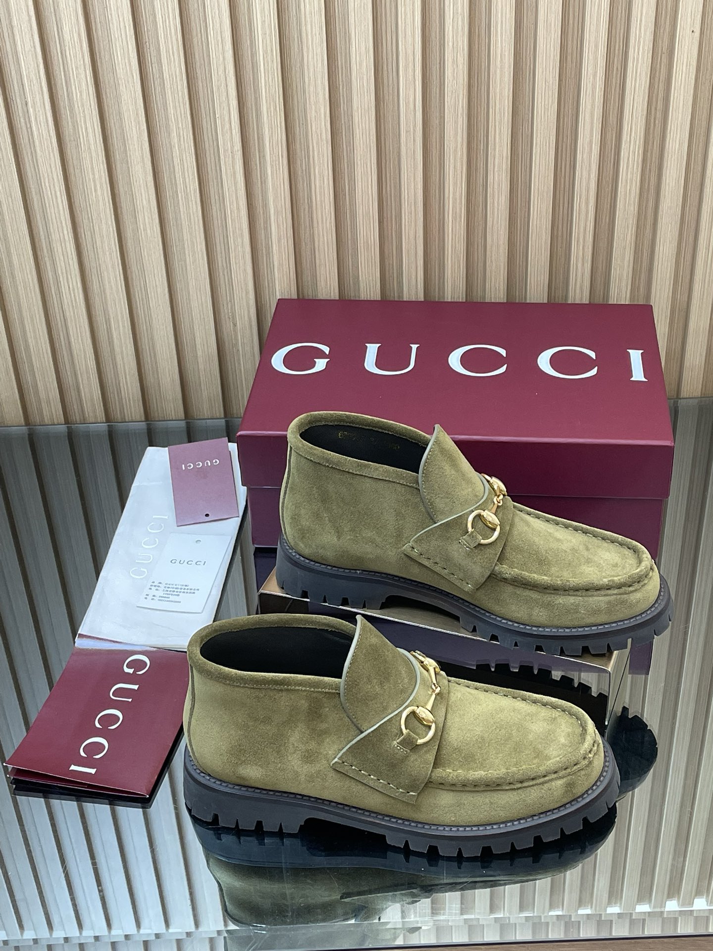 NO:460412,[Thin-soled women's model] 2025 new and upgraded latest GUCCI horse buckle thick-soled ankle boots autumn and winter sprint main style Gaobang loafers running volume special welfare price is not bargaining!  A single thick-soled shoes are sold out of stock in various places. Recently, they are very popular!  It's because it looks slimming!  The Y version is consistent!  The imported suede mercerated beef is delicate and has a retro feel, matched with G's iconic copper horse buckle, inner lining/foot pad original custom imported silk cowhide lining, rubber high-tough sole developed by 1:1 mold, leather edge strips on the edge, absolutely not dead, hard, and will never collapse. All materials and craftsmanship are consistent with the Y version Size 35-42 standard size 404142 custom heel height 1.5CM packaging counter red high-end packaging This horse-bit buckle nude boots, adopt classic loafer style, combine the classic design with the essence of modernity. This boot uses a unique thin and narrow style, made of suede material, and is intended to pay tribute to the brand's design heritage, loafers, gucci, gucci, loafers, boots, cowhide19860909【薄底女款】2025全新升级最新GUCCI马衔扣厚底踝靴秋冬冲刺主推款高邦乐福鞋跑量特惠福利价不议价！ 各地专柜纷纷卖断货的一款 厚底单鞋最近都很火爆！就是因为好显瘦！Y版一致！ 面料进口绒面丝光牛反绒细腻 复古感十足,搭配G家标志性的铜制马衔扣 内里/垫脚原版定制进口丝绸牛皮里 大底1:1模具开发的橡胶高韧性鞋底 ,鞋边真皮沿条 绝对不死沉死硬,也绝不坍塌 所有的材质和工艺,与Y版一致 尺码35-42标准码 404142定做 跟高1.5CM 包装专柜红色高端包装 这款马衔扣裸靴,采用经典乐福鞋版型,将典藏设计与现代精髓合而为一.这款靴子采用特有的瘦窄版型,以绒面材质匠心打造,意在致敬品牌设计传承,乐福鞋,gucci,gucci,loafers,boots,cowhide,Women's Shoes