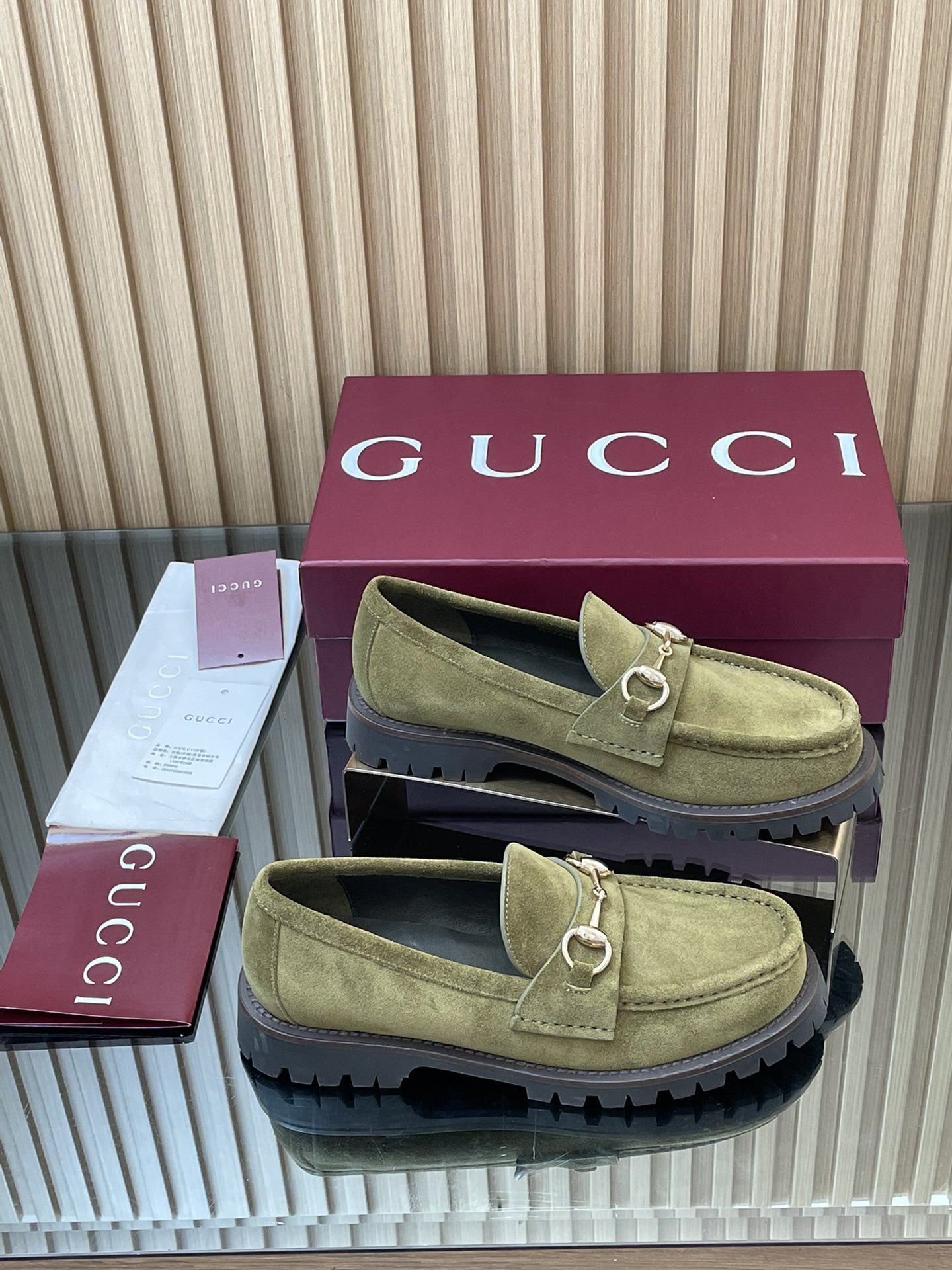 NO:460437,[Women's Model] 2025 early autumn upgrade and renewal of the latest GUCCI horse buckle thick sole low top shoes sprint main promotional loafers running volume special welfare price without bargaining!  A single thick-soled shoes are sold out of stock in various places. Recently, they are very popular!  It's because it looks slimming!  The Y version is consistent!  The imported suede mercerated beef is delicate and has a retro feel, matched with G's iconic copper horse buckle, inner lining/foot pad original custom imported silk cowhide lining, rubber high-tough sole developed by 1:1 mold, leather edge strips on the edge, absolutely not dead, hard, and will never collapse. All materials and craftsmanship are consistent with the Y version Size 35-42 standard size 404142 custom made heel height 1.5CM packaging counter red high-end packaging This horse-bit classic loafer style combines the classic design with the essence of modernity. This shoe uses a unique thin and narrow version, created with suede material, aiming to pay tribute to the brand's design heritage, loafers, gucci, gucci, loafers, cowhide19860909【女款】2025早秋升级焕新最新GUCCI马衔扣厚底低帮鞋冲刺主推款乐福鞋跑量特惠福利价不议价！ 各地专柜纷纷卖断货的一款 厚底单鞋最近都很火爆！就是因为好显瘦！Y版一致！ 面料进口绒面丝光牛反绒细腻 复古感十足,搭配G家标志性的铜制马衔扣 内里/垫脚原版定制进口丝绸牛皮里 大底1:1模具开发的橡胶高韧性鞋底 ,鞋边真皮沿条 绝对不死沉死硬,也绝不坍塌 所有的材质和工艺,与Y版一致 尺码35-42标准码 404142定做 跟高1.5CM 包装专柜红色高端包装 这款马衔扣经典乐福鞋版型,将典藏设计与现代精髓合而为一.这款鞋履采用特有的瘦窄版型,以绒面材质匠心打造,意在致敬品牌设计传承,乐福鞋,gucci,gucci,loafers,cowhide,Women's Shoes