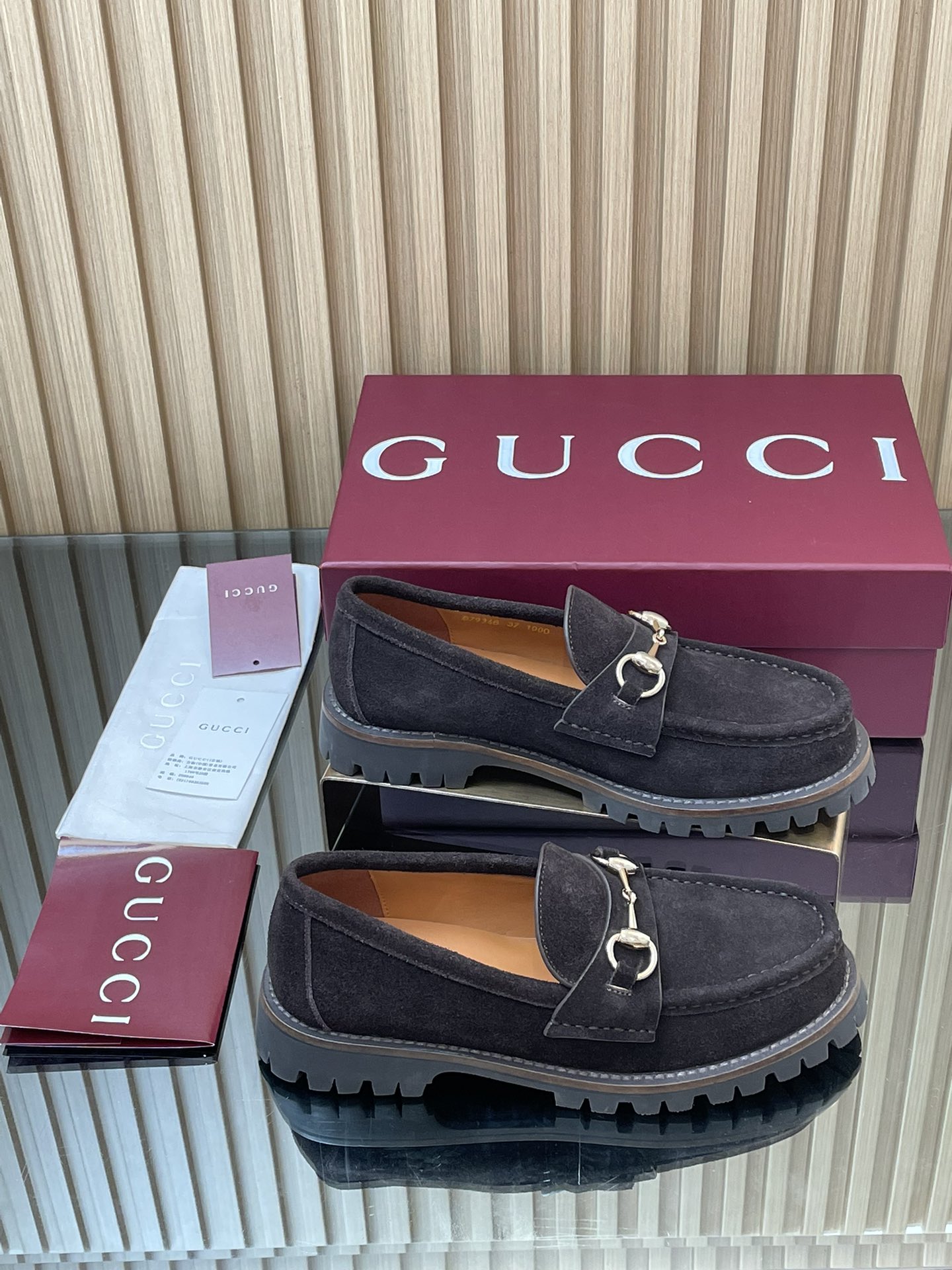 NO:460423,[Women's Model] 2025 early autumn upgrade and renewal of the latest GUCCI horse buckle thick sole low top shoes sprint main promotional loafers running volume special welfare price without bargaining!  A single thick-soled shoes are sold out of stock in various places. Recently, they are very popular!  It's because it looks slimming!  The Y version is consistent!  The imported suede mercerated beef is delicate and has a retro feel, matched with G's iconic copper horse buckle, inner lining/foot pad original custom imported silk cowhide lining, rubber high-tough sole developed by 1:1 mold, leather edge strips on the edge, absolutely not dead, hard, and will never collapse. All materials and craftsmanship are consistent with the Y version Size 35-42 standard size 404142 custom made heel height 1.5CM packaging counter red high-end packaging This horse-bit classic loafer style combines the classic design with the essence of modernity. This shoe uses a unique thin and narrow version, created with suede material, aiming to pay tribute to the brand's design heritage, loafers, gucci, gucci, loafers, cowhide19860909【女款】2025早秋升级焕新最新GUCCI马衔扣厚底低帮鞋冲刺主推款乐福鞋跑量特惠福利价不议价！ 各地专柜纷纷卖断货的一款 厚底单鞋最近都很火爆！就是因为好显瘦！Y版一致！ 面料进口绒面丝光牛反绒细腻 复古感十足,搭配G家标志性的铜制马衔扣 内里/垫脚原版定制进口丝绸牛皮里 大底1:1模具开发的橡胶高韧性鞋底 ,鞋边真皮沿条 绝对不死沉死硬,也绝不坍塌 所有的材质和工艺,与Y版一致 尺码35-42标准码 404142定做 跟高1.5CM 包装专柜红色高端包装 这款马衔扣经典乐福鞋版型,将典藏设计与现代精髓合而为一.这款鞋履采用特有的瘦窄版型,以绒面材质匠心打造,意在致敬品牌设计传承,乐福鞋,gucci,gucci,loafers,cowhide,Women's Shoes