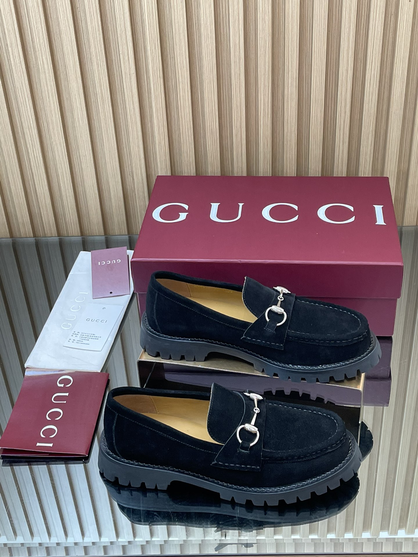 NO:460451,[Women's Model] 2025 early autumn upgrade and renewal of the latest GUCCI horse buckle thick sole low top shoes sprint main promotional loafers running volume special welfare price without bargaining!  A single thick-soled shoes are sold out of stock in various places. Recently, they are very popular!  It's because it looks slimming!  The Y version is consistent!  The imported suede mercerated beef is delicate and has a retro feel, matched with G's iconic copper horse buckle, inner lining/foot pad original custom imported silk cowhide lining, rubber high-tough sole developed by 1:1 mold, leather edge strips on the edge, absolutely not dead, hard, and will never collapse. All materials and craftsmanship are consistent with the Y version Size 35-42 standard size 404142 custom made heel height 1.5CM packaging counter red high-end packaging This horse-bit classic loafer style combines the classic design with the essence of modernity. This shoe uses a unique thin and narrow version, created with suede material, aiming to pay tribute to the brand's design heritage, loafers, gucci, gucci, loafers, cowhide19860909【女款】2025早秋升级焕新最新GUCCI马衔扣厚底低帮鞋冲刺主推款乐福鞋跑量特惠福利价不议价！ 各地专柜纷纷卖断货的一款 厚底单鞋最近都很火爆！就是因为好显瘦！Y版一致！ 面料进口绒面丝光牛反绒细腻 复古感十足,搭配G家标志性的铜制马衔扣 内里/垫脚原版定制进口丝绸牛皮里 大底1:1模具开发的橡胶高韧性鞋底 ,鞋边真皮沿条 绝对不死沉死硬,也绝不坍塌 所有的材质和工艺,与Y版一致 尺码35-42标准码 404142定做 跟高1.5CM 包装专柜红色高端包装 这款马衔扣经典乐福鞋版型,将典藏设计与现代精髓合而为一.这款鞋履采用特有的瘦窄版型,以绒面材质匠心打造,意在致敬品牌设计传承,乐福鞋,gucci,gucci,loafers,cowhide,Women's Shoes