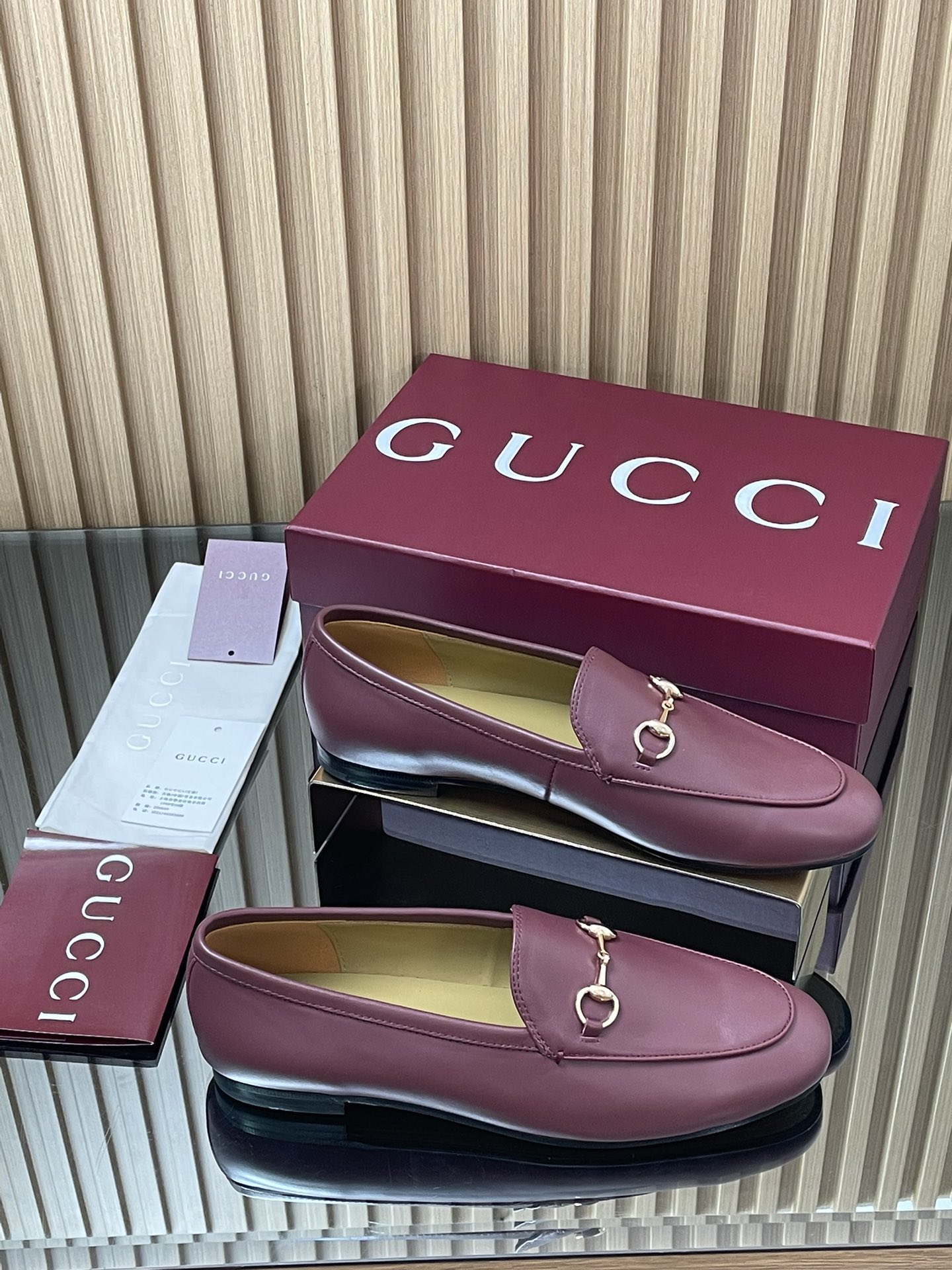 NO:650206,Gucci early autumn new style Gucci Ancola burgundy new color Princetown series loafers top quality highest version of Mule shoes fabric original custom imported leather lining/foot pads: sheepskin lining. outsole original Italian leather sole size 35-41. (4041 custom-made non-returnable) packaging counter full set of red packaging  As an outstanding representative of Gucci's design heritage, horsebit loafers vividly highlight classic elegance. This shoe is made of the latest Ancora red leather, and is ingeniously integrated with classic horsebit style accessories, loafers, gucci, loafers, sheepskin19860909古奇早秋新款Gucci 安可拉酒红新色Princetown系列乐福单鞋顶级品质 最高版慕勒鞋 面料原版定制进口皮 内里／垫脚:羊皮里. 大底原版意大利真皮底 尺码35-41.（4041定做不退换） 包装专柜全套红色包装 作为Gucci设计传承的杰出代表,马衔扣乐福鞋生动彰显经典优雅格调.这款鞋履甄选最新安可拉红新色皮革打造,匠心融蕴经典马衔扣造型配件,乐福鞋,gucci,loafers,sheepskin,Women's Shoes