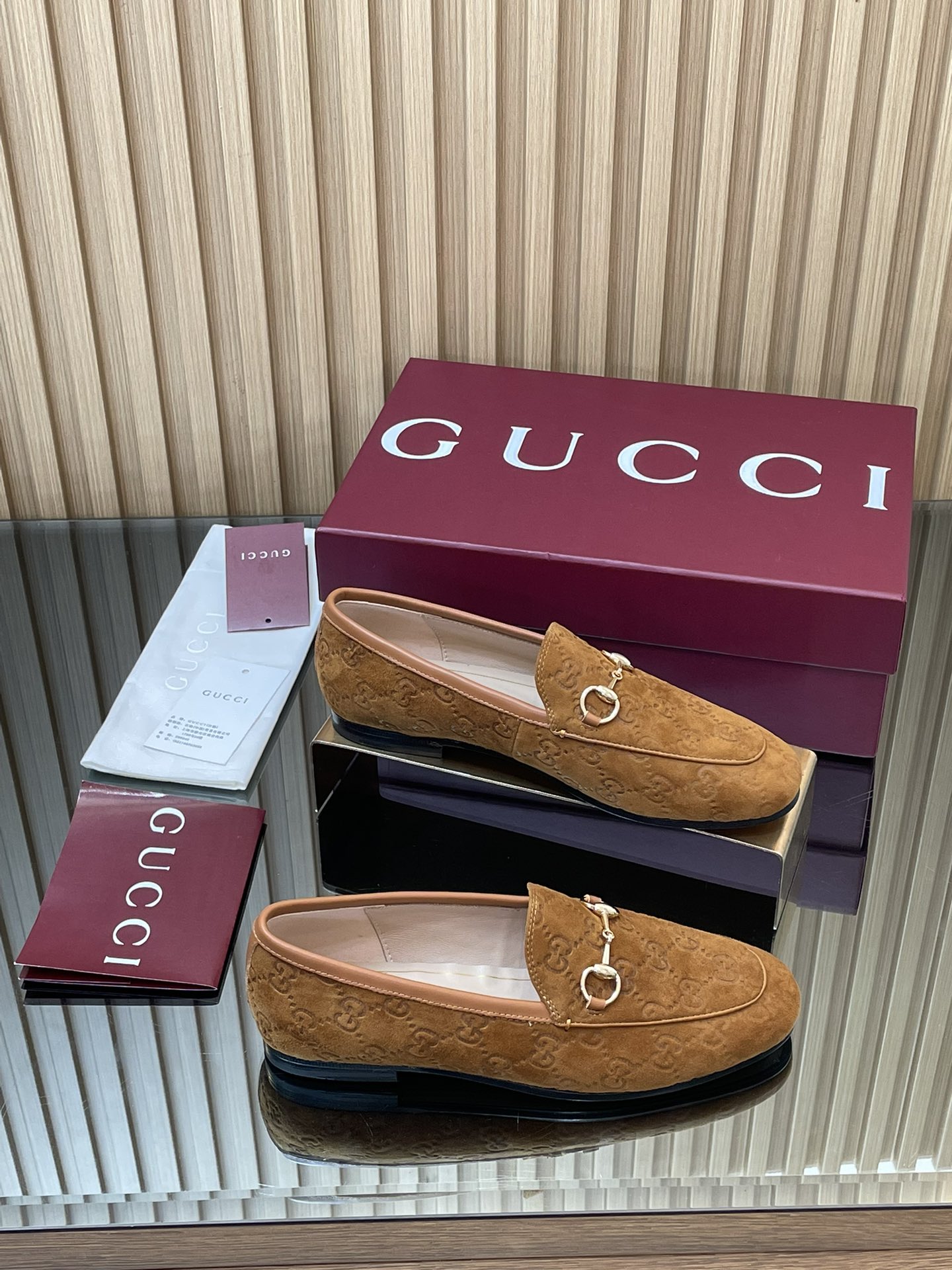NO:460361,2025 Early Autumn Gucci Jordaan Series New 5D Three-dimensional Deer Skin Mini Double GG Embossed Single Shoes Loafer Shoes Purchase Level!  Gucci loafers single shoes are very delicate!  The original lasting method is the same as that of the counter!  The last is perfect, and the comfort is more comfortable!  You can compare it at will when entering and leaving the counter!  As an outstanding representative of design inheritance, the new series of horse-bit loafers vividly demonstrates classic elegance. This shoe uses the brand's iconic letter G G interwoven embossed leather, creating a timeless classic. The shoe is soft in material and exquisite and smooth in the corridor shape, demonstrating the elegance of everyday life. Good shoes are the essence from the inside out!  1 imported top-grade G G embossed deer skin 2 inner lining / foot pad imported water dyed sheepskin. Sole original Italian A-grade outsole 3 genuine open mold horse buckle classic style for shoe cabinet 4 size 35-41 (40,41 customized without return) High-end Encore wine red full package, loafers semi-trailer, gucci, loafers, sheepskin, sheep198609092025早秋Gucci Jordaan系列新品5D立体鹿皮迷你双GG压纹单鞋乐福鞋代购级别！Gucci 乐福鞋单鞋 上脚特别的秀气！原版套楦的做法,和专柜一致！楦型完美,舒适度更加舒服！可出入专柜随意比对！ 作为设计传承的杰出代表,新系列饰马衔扣乐福鞋,生动彰显经典优雅格调.这款鞋履采用品牌标志性字母G G交织图案压纹皮,成就隽永经典.这款鞋履材质柔软,廊形精致流畅,彰显日常优雅风范 好鞋子从里到外都是精髓！ 1材料进口顶级G G压纹鹿皮羊京 2内里／垫脚进口水染羊皮. 鞋底原版意大利A级大底 3正品开模马衔扣 鞋柜必备的经典款 4尺码35-41（40,41定做不退换） 高端安可拉酒红全套包装,乐福鞋半拖,gucci,loafers,sheepskin,sheep,Women's Shoes