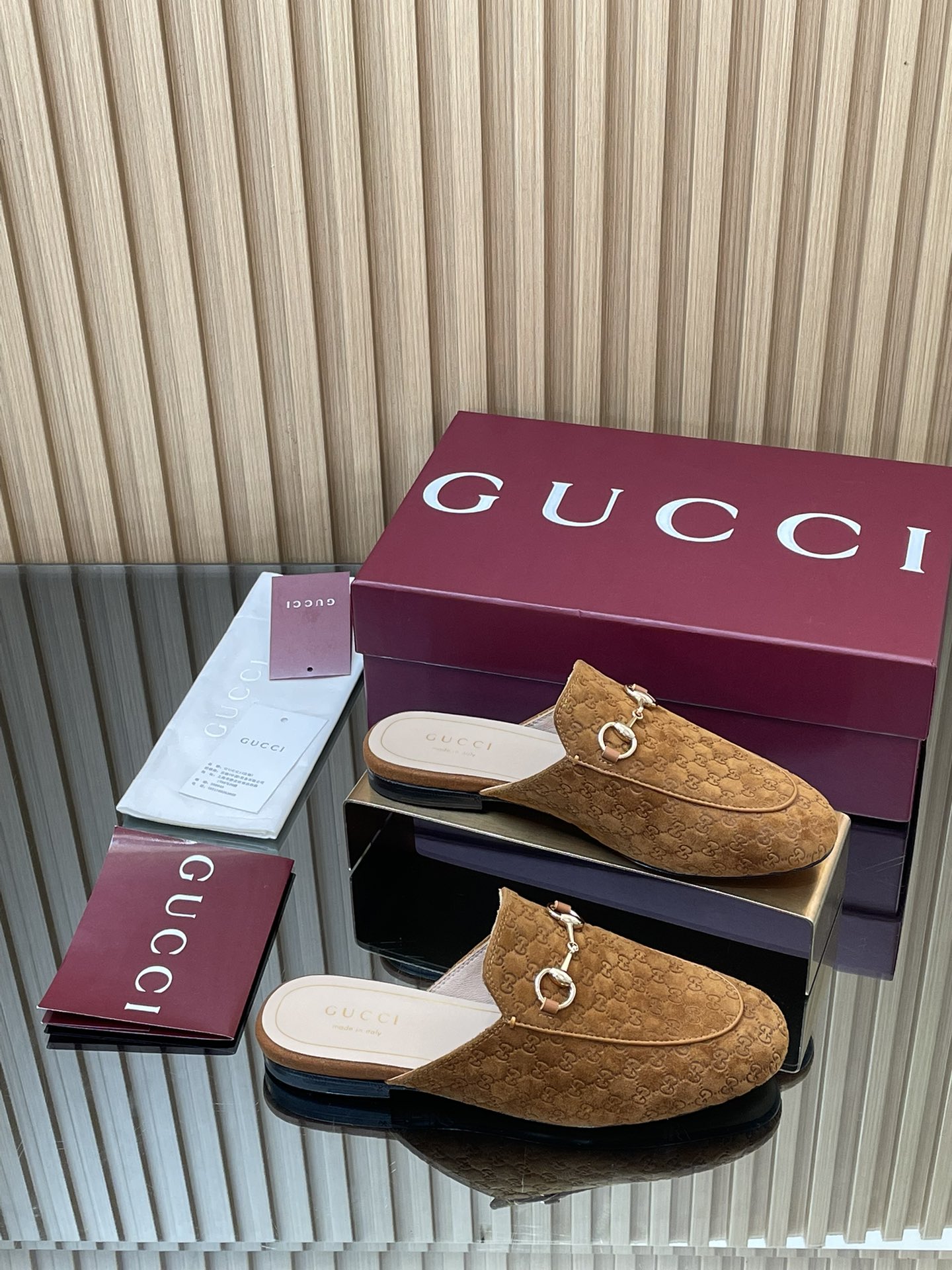 NO:460355,Early Spring Gucci Jordaan series new 5D three-dimensional double GG embossed single shoes Loafer slippers purchasing level!  Gucci loafers The slippers are particularly delicate on their feet!  The original lasting method is the same as that of the counter!  The last is perfect, and the comfort is more comfortable!  You can compare it at will when entering and leaving the counter!  As an outstanding representative of design inheritance, the new series of horse-bit loafers vividly demonstrates classic elegance. This shoe uses the brand's iconic letter G G interwoven embossed leather, creating a timeless classic. The shoe is soft in material and exquisite and smooth in the corridor shape, demonstrating the elegance of everyday life. Good shoes are the essence from the inside out!  1. The top-grade G G embossed cowhide leather imported from 2. The inner lining / foot pad imported water-dyed sheepskin. The original Italian A-grade sole 3. The authentic open mold horse buckle is a classic model that is necessary for the shoe cabinet!  4 sizes 35-41 (40, 41 custom made without return) Full set of high-end encore wine red box packaging, loafers semi-trailer, gucci, loafers, slippers, cowhide, sheepskin19860909早春Gucci Jordaan系列新品5D立体双GG压纹单鞋乐福拖鞋代购级别！Gucci 乐福鞋 拖鞋上脚特别的秀气！原版套楦的做法,和专柜一致！楦型完美,舒适度更加舒服！可出入专柜随意比对！ 作为设计传承的杰出代表,新系列饰马衔扣乐福鞋,生动彰显经典优雅格调.这款鞋履采用品牌标志性字母G G交织图案压纹皮,成就隽永经典.这款鞋履材质柔软,廊形精致流畅,彰显日常优雅风范 好鞋子从里到外都是精髓！ 1材料进口顶级G G压纹牛皮 2内里／垫脚进口水染羊皮. 鞋底原版意大利A级大底 3正品开模马衔扣 鞋柜必备的经典款 ！ 4尺码35-41（40,41定做不退换） 全套高端安可拉酒红盒子包装,乐福鞋半拖,gucci,loafers,slippers,cowhide,sheepskin,Women's Shoes