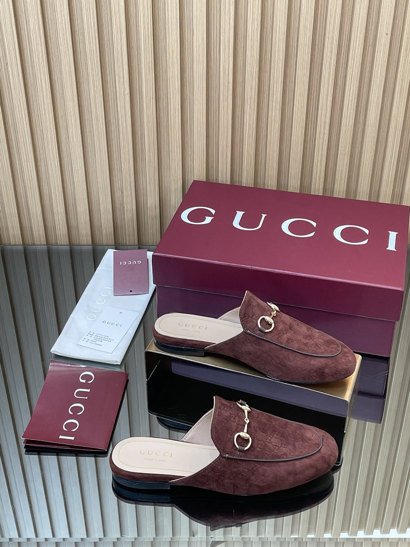 NO:490900,Early Spring Gucci Jordaan series new 5D three-dimensional double GG embossed single shoes Loafer slippers purchasing level!  Gucci loafers The slippers are particularly delicate on their feet!  The original lasting method is the same as that of the counter!  The last is perfect, and the comfort is more comfortable!  You can compare it at will when entering and leaving the counter!  As an outstanding representative of design inheritance, the new series of horse-bit loafers vividly demonstrates classic elegance. This shoe uses the brand's iconic letter G G interwoven embossed leather, creating a timeless classic. The shoe is soft in material and exquisite and smooth in the corridor shape, demonstrating the elegance of everyday life. Good shoes are the essence from the inside out!  1. The top-grade G G embossed cowhide leather imported from 2. The inner lining / foot pad imported water-dyed sheepskin. The original Italian A-grade sole 3. The authentic open mold horse buckle is a classic model that is necessary for the shoe cabinet!  4 sizes 35-41 (40, 41 custom made without return) Full set of high-end encore wine red box packaging, semi-torched, gucci, loafers, slippers, cowhide, sheepskin19860909早春Gucci Jordaan系列新品5D立体双GG压纹单鞋乐福拖鞋代购级别！Gucci 乐福鞋 拖鞋上脚特别的秀气！原版套楦的做法,和专柜一致！楦型完美,舒适度更加舒服！可出入专柜随意比对！ 作为设计传承的杰出代表,新系列饰马衔扣乐福鞋,生动彰显经典优雅格调.这款鞋履采用品牌标志性字母G G交织图案压纹皮,成就隽永经典.这款鞋履材质柔软,廊形精致流畅,彰显日常优雅风范 好鞋子从里到外都是精髓！ 1材料进口顶级G G压纹牛皮 2内里／垫脚进口水染羊皮. 鞋底原版意大利A级大底 3正品开模马衔扣 鞋柜必备的经典款 ！ 4尺码35-41（40,41定做不退换） 全套高端安可拉酒红盒子包装,半拖,gucci,loafers,slippers,cowhide,sheepskin,Women's Shoes