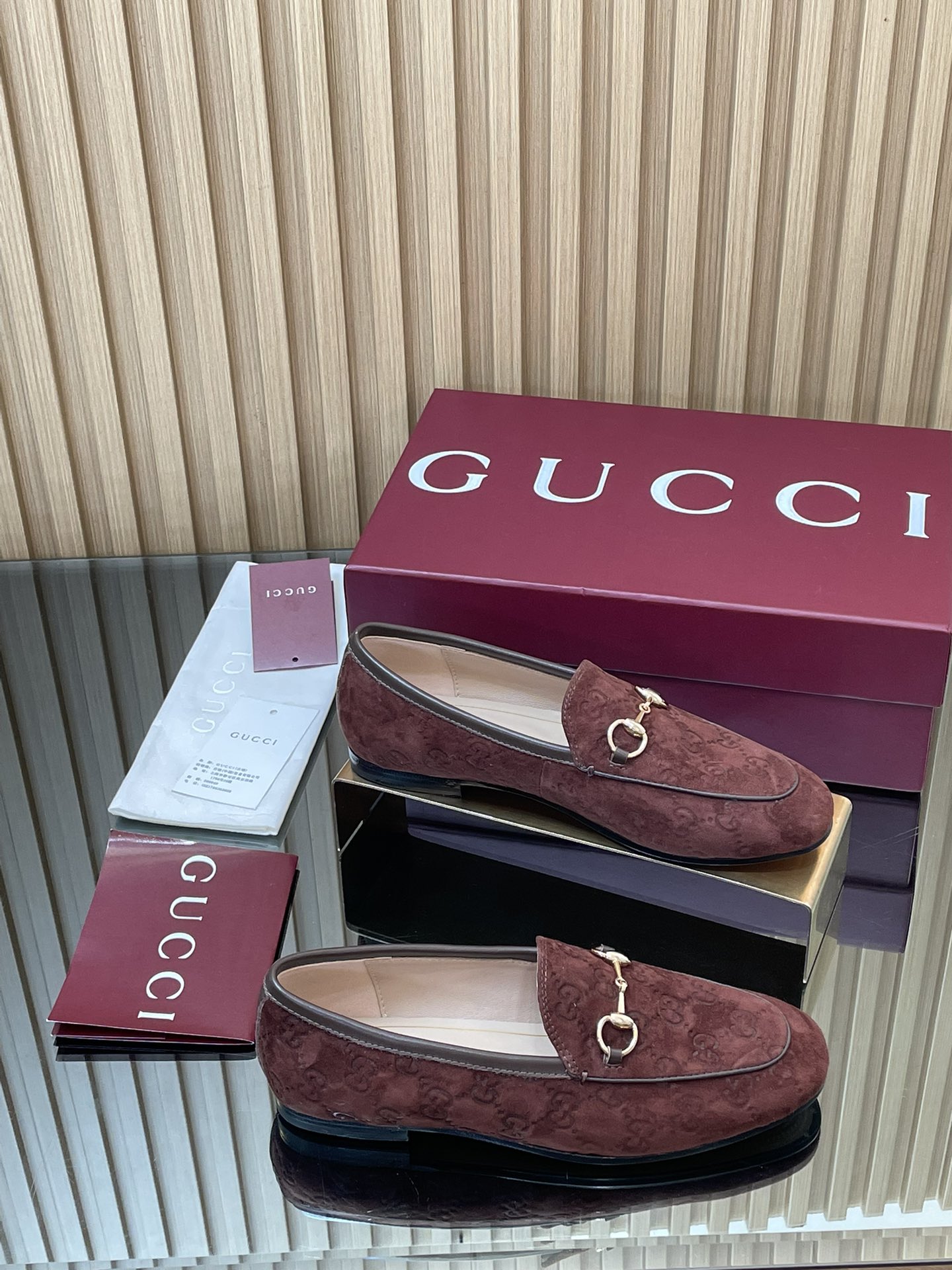 NO:490904,Early Spring Gucci Jordaan series new product 5D three-dimensional double GG embossed single shoes Loafer single shoes purchasing level!  Gucci loafers The slippers are particularly delicate on their feet!  The original lasting method is the same as that of the counter!  The last is perfect, and the comfort is more comfortable!  You can compare it at will when entering and leaving the counter!  As an outstanding representative of design inheritance, the new series of horse-bit loafers vividly demonstrates classic elegance. This shoe uses the brand's iconic letter G G interwoven embossed leather, creating a timeless classic. The shoe is soft in material and exquisite and smooth in the corridor shape, demonstrating the elegance of everyday life. Good shoes are the essence from the inside out!  1. The top-grade G G embossed cowhide leather imported from 2. The inner lining / foot pad imported water-dyed sheepskin. The original Italian A-grade sole 3. The authentic open mold horse buckle is a classic model that is necessary for the shoe cabinet!  4 sizes 35-41 (404142 customized without return) Full set of high-end encore wine red box packaging, semi-torch, gucci, loafers, slippers, cowhide, sheepskin19860909早春Gucci Jordaan系列新品5D立体双GG压纹单鞋乐福单鞋代购级别！Gucci 乐福鞋 拖鞋上脚特别的秀气！原版套楦的做法,和专柜一致！楦型完美,舒适度更加舒服！可出入专柜随意比对！ 作为设计传承的杰出代表,新系列饰马衔扣乐福鞋,生动彰显经典优雅格调.这款鞋履采用品牌标志性字母G G交织图案压纹皮,成就隽永经典.这款鞋履材质柔软,廊形精致流畅,彰显日常优雅风范 好鞋子从里到外都是精髓！ 1材料进口顶级G G压纹牛皮 2内里／垫脚进口水染羊皮. 鞋底原版意大利A级大底 3正品开模马衔扣 鞋柜必备的经典款 ！ 4尺码35-41（404142定做不退换） 全套高端安可拉酒红盒子包装,半拖,gucci,loafers,slippers,cowhide,sheepskin,Women's Shoes