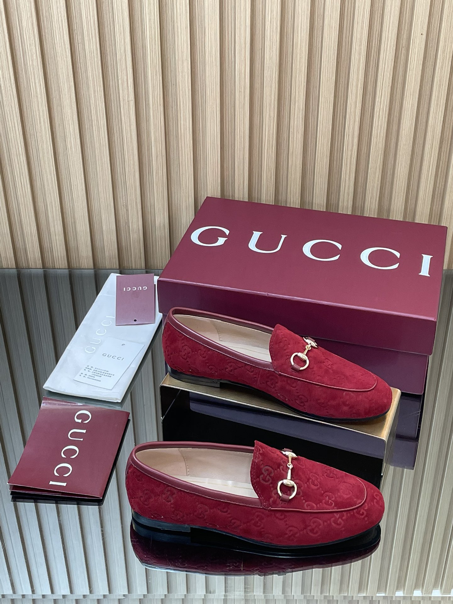 NO:490910,2025 Early Autumn Gucci Jordaan Series New 5D Three-dimensional Deer Skin Mini Double GG Embossed Single Shoes Loafer Shoes Purchase Level!  Gucci loafers single shoes are very delicate!  The original lasting method is the same as that of the counter!  The last is perfect, and the comfort is more comfortable!  You can compare it at will when entering and leaving the counter!  As an outstanding representative of design inheritance, the new series of horse-bit loafers vividly demonstrates classic elegance. This shoe uses the brand's iconic letter G G interwoven embossed leather, creating a timeless classic. The shoe is soft in material and exquisite and smooth in the corridor shape, demonstrating the elegance of everyday life. Good shoes are the essence from the inside out!  1 imported top-grade G G embossed deer skin 2 inner lining / foot pad imported water dyed sheepskin. Sole original Italian A-grade sole 3 genuine open mold horse buckle classic style for shoe cabinet 4 size 35-41 (404142 customized without return) High-end Encore wine red full package, semi-torch, gucci, loafers, sheepskin, sheep198609092025早秋Gucci Jordaan系列新品5D立体鹿皮迷你双GG压纹单鞋乐福鞋代购级别！Gucci 乐福鞋单鞋 上脚特别的秀气！原版套楦的做法,和专柜一致！楦型完美,舒适度更加舒服！可出入专柜随意比对！ 作为设计传承的杰出代表,新系列饰马衔扣乐福鞋,生动彰显经典优雅格调.这款鞋履采用品牌标志性字母G G交织图案压纹皮,成就隽永经典.这款鞋履材质柔软,廊形精致流畅,彰显日常优雅风范 好鞋子从里到外都是精髓！ 1材料进口顶级G G压纹鹿皮羊京 2内里／垫脚进口水染羊皮. 鞋底原版意大利A级大底 3正品开模马衔扣 鞋柜必备的经典款 4尺码35-41（404142定做不退换） 高端安可拉酒红全套包装,半拖,gucci,loafers,sheepskin,sheep,Women's Shoes