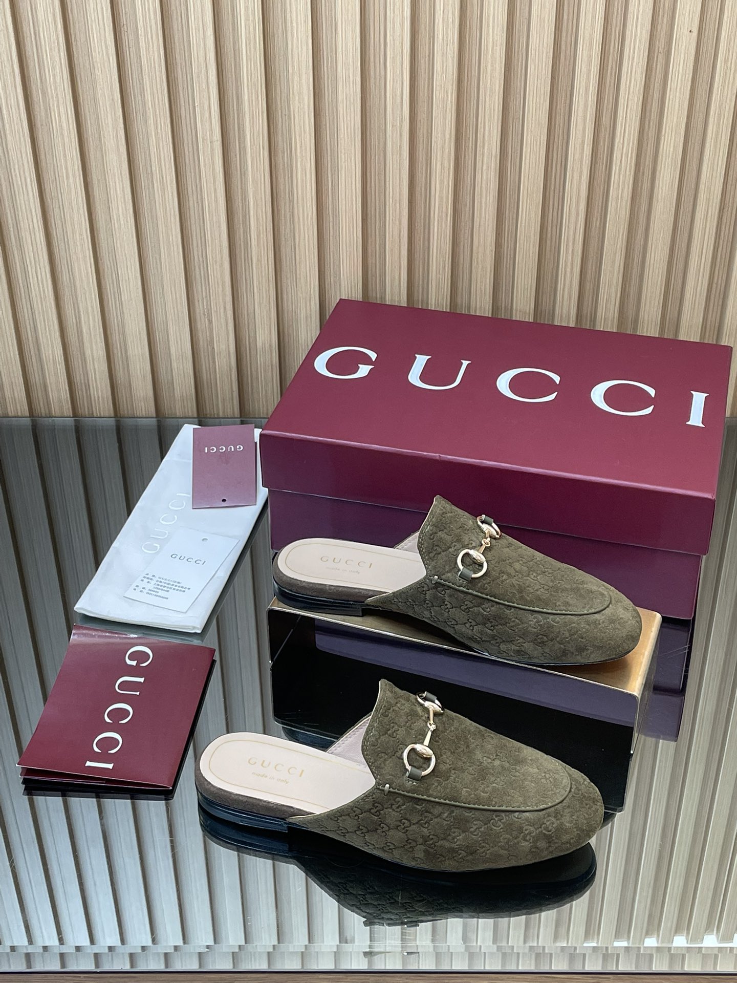 NO:490868,2025 Early Autumn Gucci Jordaan Series New 5D Three-dimensional Deerskin Mini Double GG Embossed Single Shoes Loafer Slippers Purchase Level!  Gucci loafers single shoes are very delicate!  The original lasting method is the same as that of the counter!  The last is perfect, and the comfort is more comfortable!  You can compare it at will when entering and leaving the counter!  As an outstanding representative of design inheritance, the new series of horse-bit loafers vividly demonstrates classic elegance. This shoe uses the brand's iconic letter G G interwoven embossed leather, creating a timeless classic. The shoe is soft in material and exquisite and smooth in the corridor shape, demonstrating the elegance of everyday life. Good shoes are the essence from the inside out!  1 imported top-grade G G embossed deer skin 2 inner lining / foot pad imported water dyed sheepskin. Sole original Italian A-grade outsole 3 genuine open mold horse buckle classic style for shoe cabinet 4 size 35-41 (404142 customized without return) High-end Encore wine red full package, semi-torch, gucci, loafers, slippers, sheepskin, sheep198609092025早秋Gucci Jordaan系列新品5D立体鹿皮迷你双GG压纹单鞋乐福拖鞋代购级别！Gucci 乐福鞋单鞋 上脚特别的秀气！原版套楦的做法,和专柜一致！楦型完美,舒适度更加舒服！可出入专柜随意比对！ 作为设计传承的杰出代表,新系列饰马衔扣乐福鞋,生动彰显经典优雅格调.这款鞋履采用品牌标志性字母G G交织图案压纹皮,成就隽永经典.这款鞋履材质柔软,廊形精致流畅,彰显日常优雅风范 好鞋子从里到外都是精髓！ 1材料进口顶级G G压纹鹿皮羊京 2内里／垫脚进口水染羊皮. 鞋底原版意大利A级大底 3正品开模马衔扣 鞋柜必备的经典款 4尺码35-41（404142定做不退换） 高端安可拉酒红全套包装,半拖,gucci,loafers,slippers,sheepskin,sheep,Women's Shoes