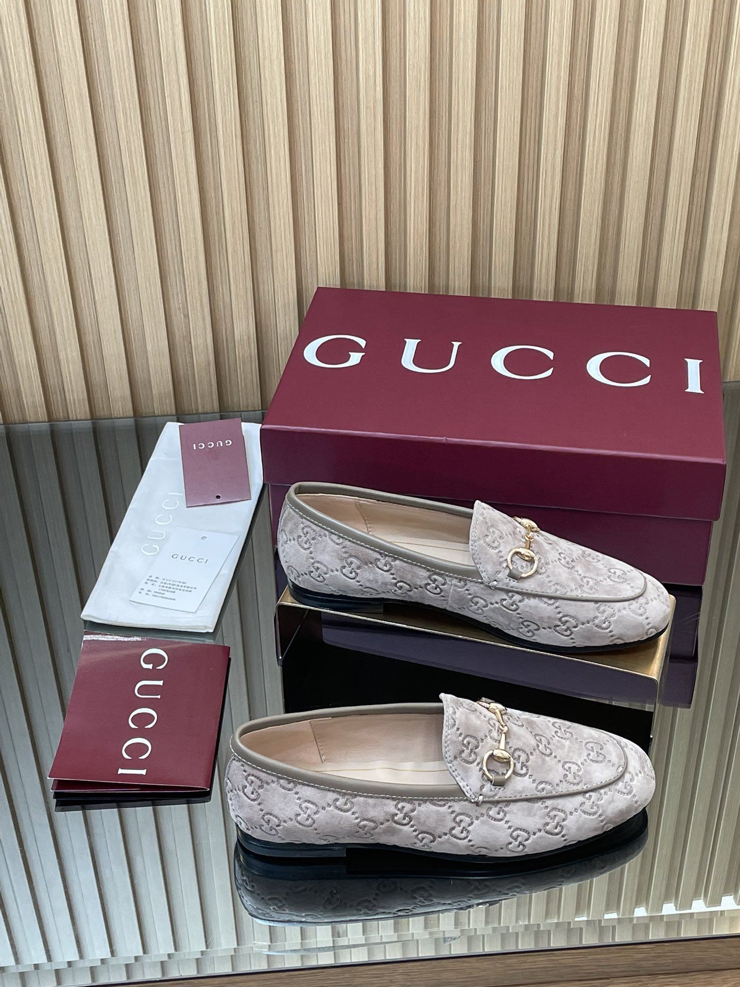 NO:490873,2025 Early Autumn Gucci Jordaan Series New 5D Three-dimensional Deer Skin Mini Double GG Embossed Single Shoes Loafer Shoes Purchase Level!  Gucci loafers single shoes are very delicate!  The original lasting method is the same as that of the counter!  The last is perfect, and the comfort is more comfortable!  You can compare it at will when entering and leaving the counter!  As an outstanding representative of design inheritance, the new series of horse-bit loafers vividly demonstrates classic elegance. This shoe uses the brand's iconic letter G G interwoven embossed leather, creating a timeless classic. The shoe is soft in material and exquisite and smooth in the corridor shape, demonstrating the elegance of everyday life. Good shoes are the essence from the inside out!  1 imported top-grade G G embossed deer skin 2 inner lining / foot pad imported water dyed sheepskin. Sole original Italian A-grade sole 3 genuine open mold horse buckle classic style for shoe cabinet 4 size 35-41 (404142 customized without return) High-end Encore wine red full package, semi-torch, gucci, loafers, sheepskin, sheep198609092025早秋Gucci Jordaan系列新品5D立体鹿皮迷你双GG压纹单鞋乐福鞋代购级别！Gucci 乐福鞋单鞋 上脚特别的秀气！原版套楦的做法,和专柜一致！楦型完美,舒适度更加舒服！可出入专柜随意比对！ 作为设计传承的杰出代表,新系列饰马衔扣乐福鞋,生动彰显经典优雅格调.这款鞋履采用品牌标志性字母G G交织图案压纹皮,成就隽永经典.这款鞋履材质柔软,廊形精致流畅,彰显日常优雅风范 好鞋子从里到外都是精髓！ 1材料进口顶级G G压纹鹿皮羊京 2内里／垫脚进口水染羊皮. 鞋底原版意大利A级大底 3正品开模马衔扣 鞋柜必备的经典款 4尺码35-41（404142定做不退换） 高端安可拉酒红全套包装,半拖,gucci,loafers,sheepskin,sheep,Women's Shoes