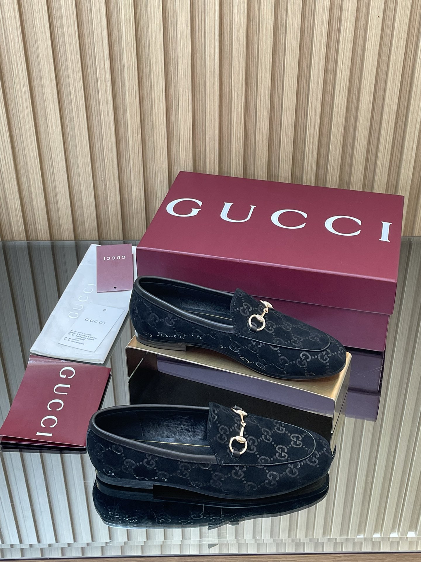 NO:490881,2025 Early Autumn Gucci Jordaan Series New 5D Three-dimensional Deer Skin Mini Double GG Embossed Single Shoes Loafer Shoes Purchase Level!  Gucci loafers single shoes are very delicate!  The original lasting method is the same as that of the counter!  The last is perfect, and the comfort is more comfortable!  You can compare it at will when entering and leaving the counter!  As an outstanding representative of design inheritance, the new series of horse-bit loafers vividly demonstrates classic elegance. This shoe uses the brand's iconic letter G G interwoven embossed leather, creating a timeless classic. The shoe is soft in material and exquisite and smooth in the corridor shape, demonstrating the elegance of everyday life. Good shoes are the essence from the inside out!  1 imported top-grade G G embossed deer skin 2 inner lining / foot pad imported water dyed sheepskin. Sole original Italian A-grade sole 3 genuine open mold horse buckle classic style for shoe cabinet 4 size 35-41 (404142 customized without return) High-end Encore wine red full package, semi-torch, gucci, loafers, sheepskin, sheep198609092025早秋Gucci Jordaan系列新品5D立体鹿皮迷你双GG压纹单鞋乐福鞋代购级别！Gucci 乐福鞋单鞋 上脚特别的秀气！原版套楦的做法,和专柜一致！楦型完美,舒适度更加舒服！可出入专柜随意比对！ 作为设计传承的杰出代表,新系列饰马衔扣乐福鞋,生动彰显经典优雅格调.这款鞋履采用品牌标志性字母G G交织图案压纹皮,成就隽永经典.这款鞋履材质柔软,廊形精致流畅,彰显日常优雅风范 好鞋子从里到外都是精髓！ 1材料进口顶级G G压纹鹿皮羊京 2内里／垫脚进口水染羊皮. 鞋底原版意大利A级大底 3正品开模马衔扣 鞋柜必备的经典款 4尺码35-41（404142定做不退换） 高端安可拉酒红全套包装,半拖,gucci,loafers,sheepskin,sheep,Women's Shoes