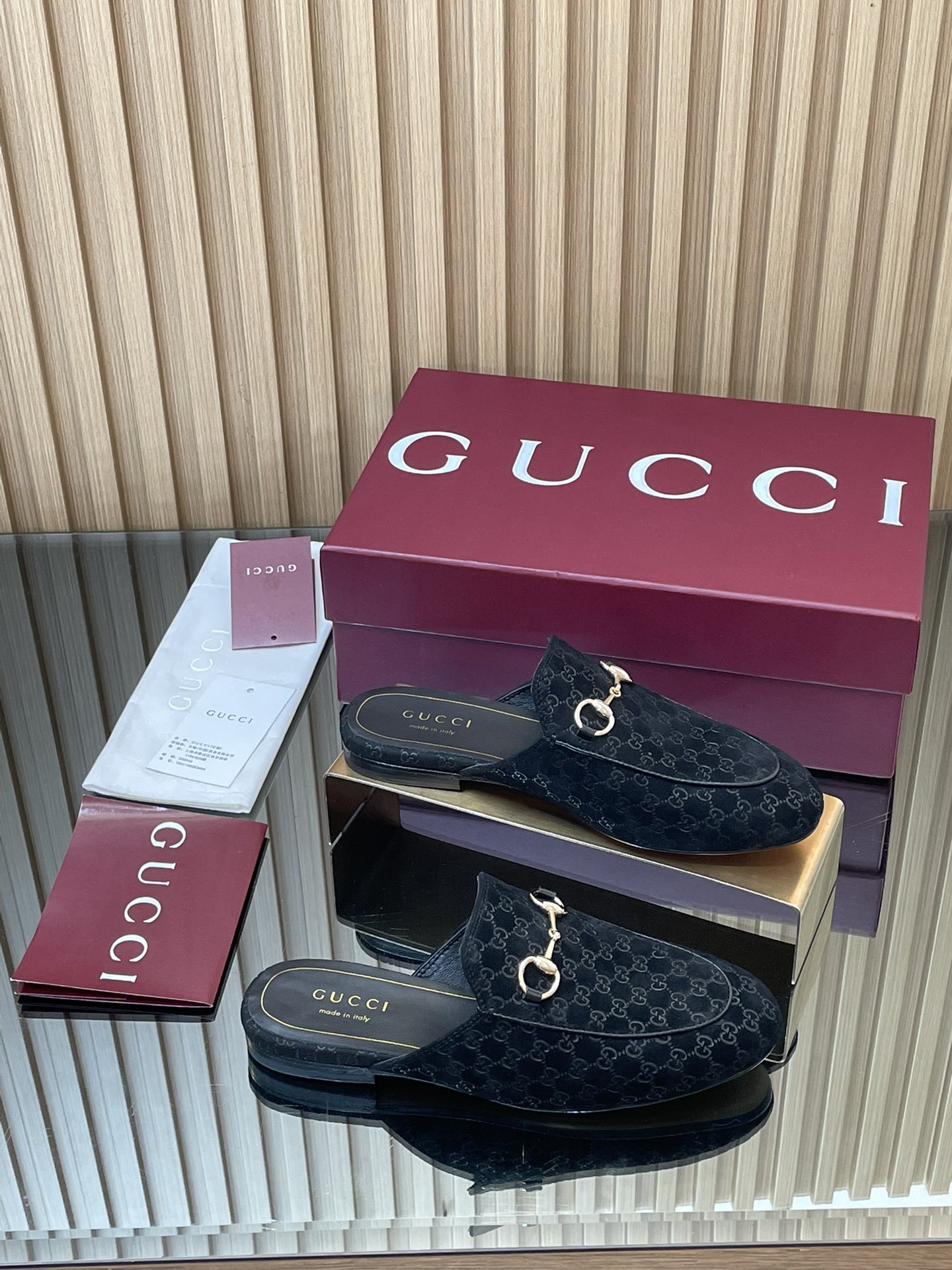 NO:490885,2025 Early Autumn Gucci Jordaan Series New 5D Three-dimensional Deerskin Mini Double GG Embossed Single Shoes Loafer Slippers Purchase Level!  Gucci loafers single shoes are very delicate!  The original lasting method is the same as that of the counter!  The last is perfect, and the comfort is more comfortable!  You can compare it at will when entering and leaving the counter!  As an outstanding representative of design inheritance, the new series of horse-bit loafers vividly demonstrates classic elegance. This shoe uses the brand's iconic letter G G interwoven embossed leather, creating a timeless classic. The shoe is soft in material and exquisite and smooth in the corridor shape, demonstrating the elegance of everyday life. Good shoes are the essence from the inside out!  1 imported top-grade G G embossed deer skin 2 inner lining / foot pad imported water dyed sheepskin. Sole original Italian A-grade outsole 3 genuine open mold horse buckle classic style for shoe cabinet 4 size 35-41 (404142 customized without return) High-end Encore wine red full package, semi-torch, gucci, loafers, slippers, sheepskin, sheep198609092025早秋Gucci Jordaan系列新品5D立体鹿皮迷你双GG压纹单鞋乐福拖鞋代购级别！Gucci 乐福鞋单鞋 上脚特别的秀气！原版套楦的做法,和专柜一致！楦型完美,舒适度更加舒服！可出入专柜随意比对！ 作为设计传承的杰出代表,新系列饰马衔扣乐福鞋,生动彰显经典优雅格调.这款鞋履采用品牌标志性字母G G交织图案压纹皮,成就隽永经典.这款鞋履材质柔软,廊形精致流畅,彰显日常优雅风范 好鞋子从里到外都是精髓！ 1材料进口顶级G G压纹鹿皮羊京 2内里／垫脚进口水染羊皮. 鞋底原版意大利A级大底 3正品开模马衔扣 鞋柜必备的经典款 4尺码35-41（404142定做不退换） 高端安可拉酒红全套包装,半拖,gucci,loafers,slippers,sheepskin,sheep,Women's Shoes