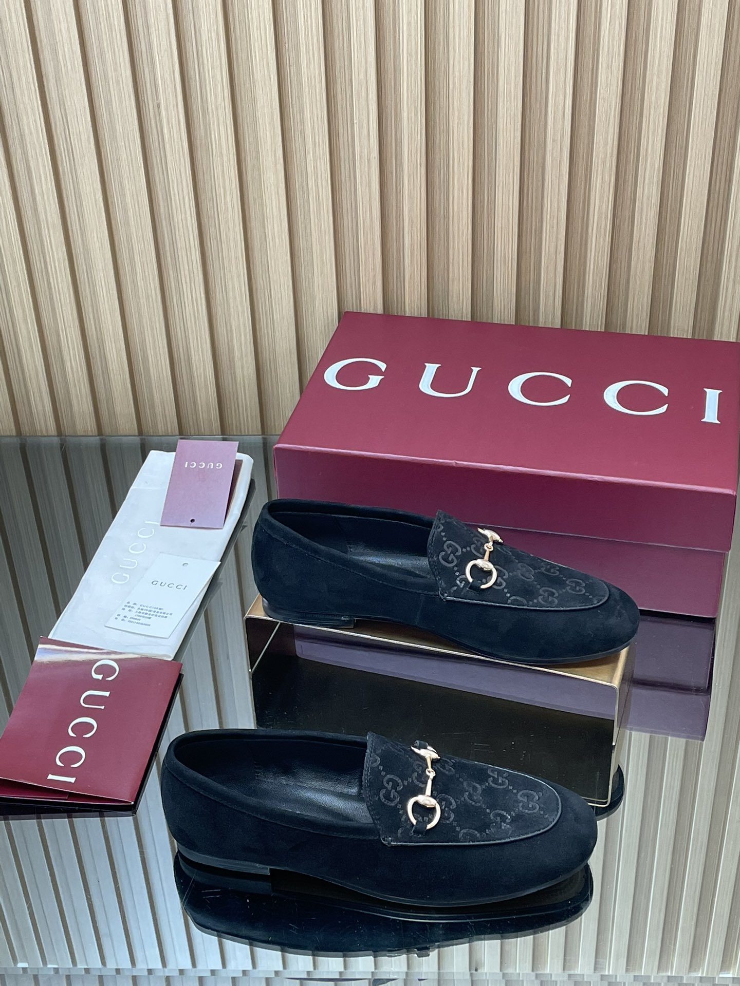 حذاء Gucci Jordaan من جلد الغزال الأسود بحلية مزدوجة