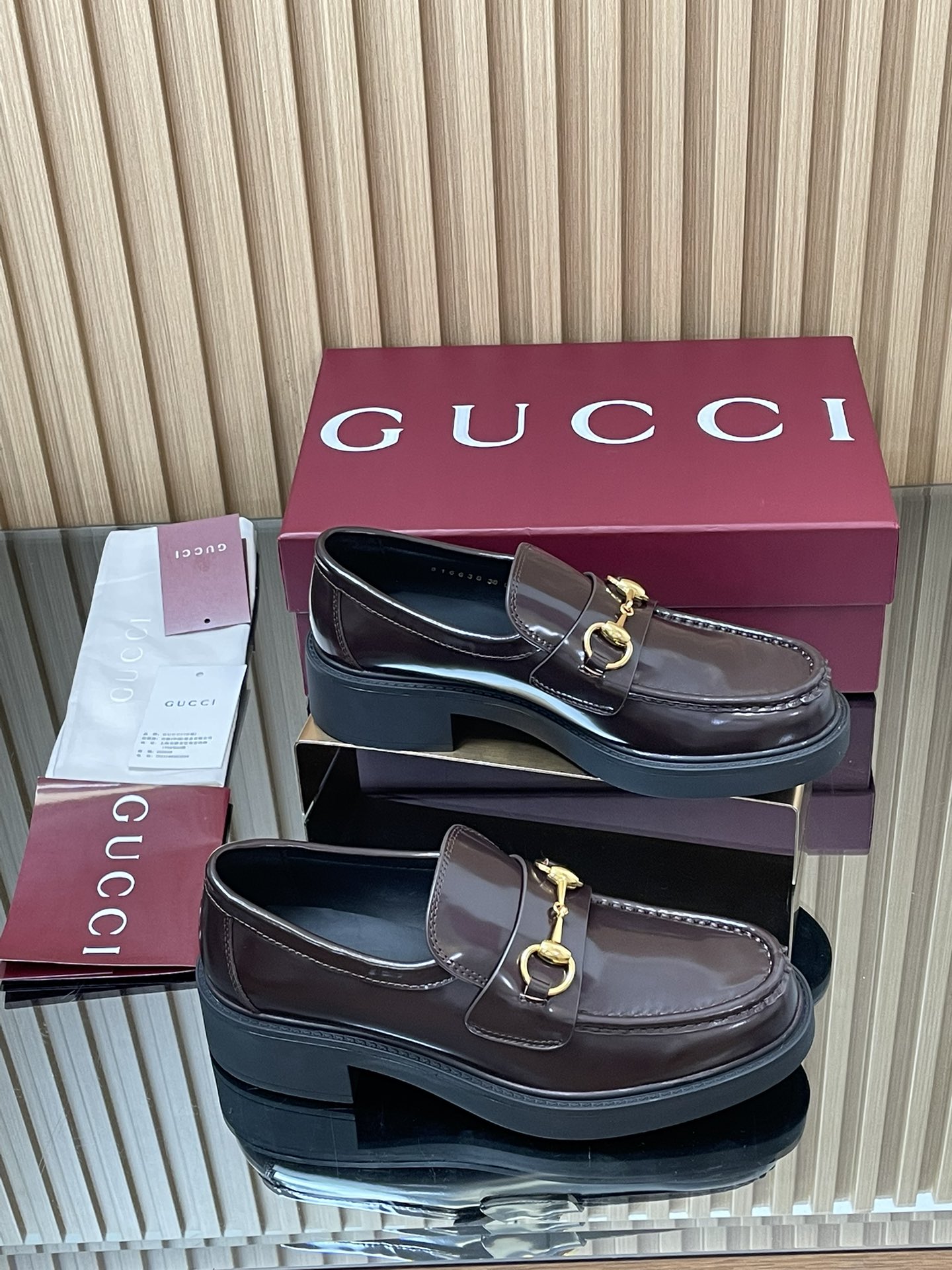 NO:465356,The latest GUCCI Grove Bee Sole Horse Buck Thick-soled Loafer Shoes Angela Burgundy Lined Single Shoes Purchase Level High-end Boutique Tip Products This Loafer Shoes Ingeniously integrate the fashionable elements in the design of boots and soft top shoes, and are equipped with lightweight foam rubber grunge Bee Sole. The classic pattern continues to shine in Gucci's new series. Classic horse buckle styling accessories highlight the brand's equestrian inheritance. The charm of the entire design is doubled and the injected exquisite and exquisite atmosphere into daily shoes. Fabric imported edge beads/silk calfskin + light gold horse buckle Inner/foot-pad Encore Wind and Silk Cowhide Skin Cowhide Outsole 1:1 mold developed rubber foamed high-tough little bee sole absolutely not dead, hard, and will never collapse. All materials and craftsmanship are consistent with the Y version Size 35-42 standard size  404142 Custom made Heel height 4.5CM forefoot 2.5 cm Packaging counter high-end packaging, boot loafers, gucci, loafers, boots, cowhide198609092025古奇秋冬最新GUCCI 沟纹小蜜蜂底马衔扣厚底乐福鞋安可拉酒红内衬单鞋代购级别 高端精品尖货 这款乐福鞋匠心融蕴靴子和软帮薤鞋设计中的时尚元素,配以轻质发泡橡胶沟纹小蜜蜂鞋底 ,典藏图案继续在Gucci全新系列中大放异彩,经典马衔扣造型配件彰显品牌马术传承.令整个设计魅力倍增,为日常鞋款注入精致考究气息 面料进口开边珠/丝绸小牛皮+浅金马衔扣 内里/垫脚安可拉酒红丝绸牛皮 大底1:1模具开发的橡胶发泡高韧性小蜜蜂底 绝对不死沉死硬,也绝不坍塌 所有的材质和工艺,与Y版一致 尺码35-42标准码 404142定做 跟高4.5CM 前掌2.5 cm 包装专柜高端包装,靴子乐福鞋,gucci,loafers,boots,cowhide,Women's Shoes