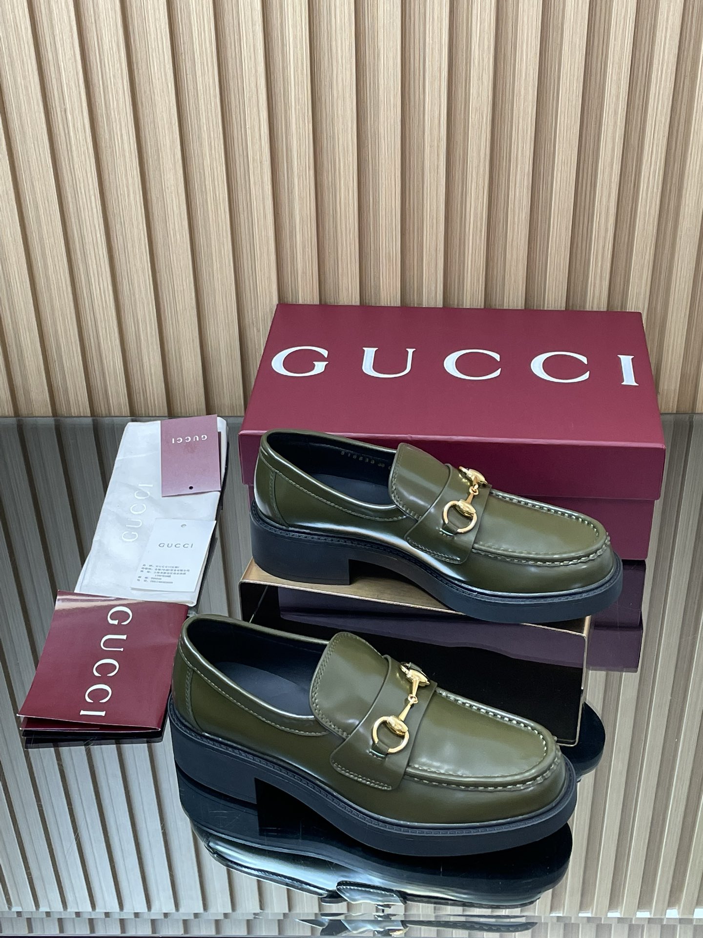NO:465370,The latest GUCCI Grove Bee Sole Horse Buck Thick-soled Loafer Shoes Angela Burgundy Lined Single Shoes Purchase Level High-end Boutique Tip Products This Loafer Shoes Ingeniously integrate the fashionable elements in the design of boots and soft top shoes, and are equipped with lightweight foam rubber grunge Bee Sole. The classic pattern continues to shine in Gucci's new series. Classic horse buckle styling accessories highlight the brand's equestrian inheritance. The charm of the entire design is doubled and the injected exquisite and exquisite atmosphere into daily shoes. Fabric imported edge beads/silk calfskin + light gold horse buckle Inner/foot-pad Encore Wind and Silk Cowhide Skin Cowhide Outsole 1:1 mold developed rubber foamed high-tough little bee sole absolutely not dead, hard, and will never collapse. All materials and craftsmanship are consistent with the Y version Size 35-42 standard size  404142 Custom made Heel height 4.5CM forefoot 2.5 cm Packaging counter high-end packaging, boot loafers, gucci, loafers, boots, cowhide198609092025古奇秋冬最新GUCCI 沟纹小蜜蜂底马衔扣厚底乐福鞋安可拉酒红内衬单鞋代购级别 高端精品尖货 这款乐福鞋匠心融蕴靴子和软帮薤鞋设计中的时尚元素,配以轻质发泡橡胶沟纹小蜜蜂鞋底 ,典藏图案继续在Gucci全新系列中大放异彩,经典马衔扣造型配件彰显品牌马术传承.令整个设计魅力倍增,为日常鞋款注入精致考究气息 面料进口开边珠/丝绸小牛皮+浅金马衔扣 内里/垫脚安可拉酒红丝绸牛皮 大底1:1模具开发的橡胶发泡高韧性小蜜蜂底 绝对不死沉死硬,也绝不坍塌 所有的材质和工艺,与Y版一致 尺码35-42标准码 404142定做 跟高4.5CM 前掌2.5 cm 包装专柜高端包装,靴子乐福鞋,gucci,loafers,boots,cowhide,Women's Shoes