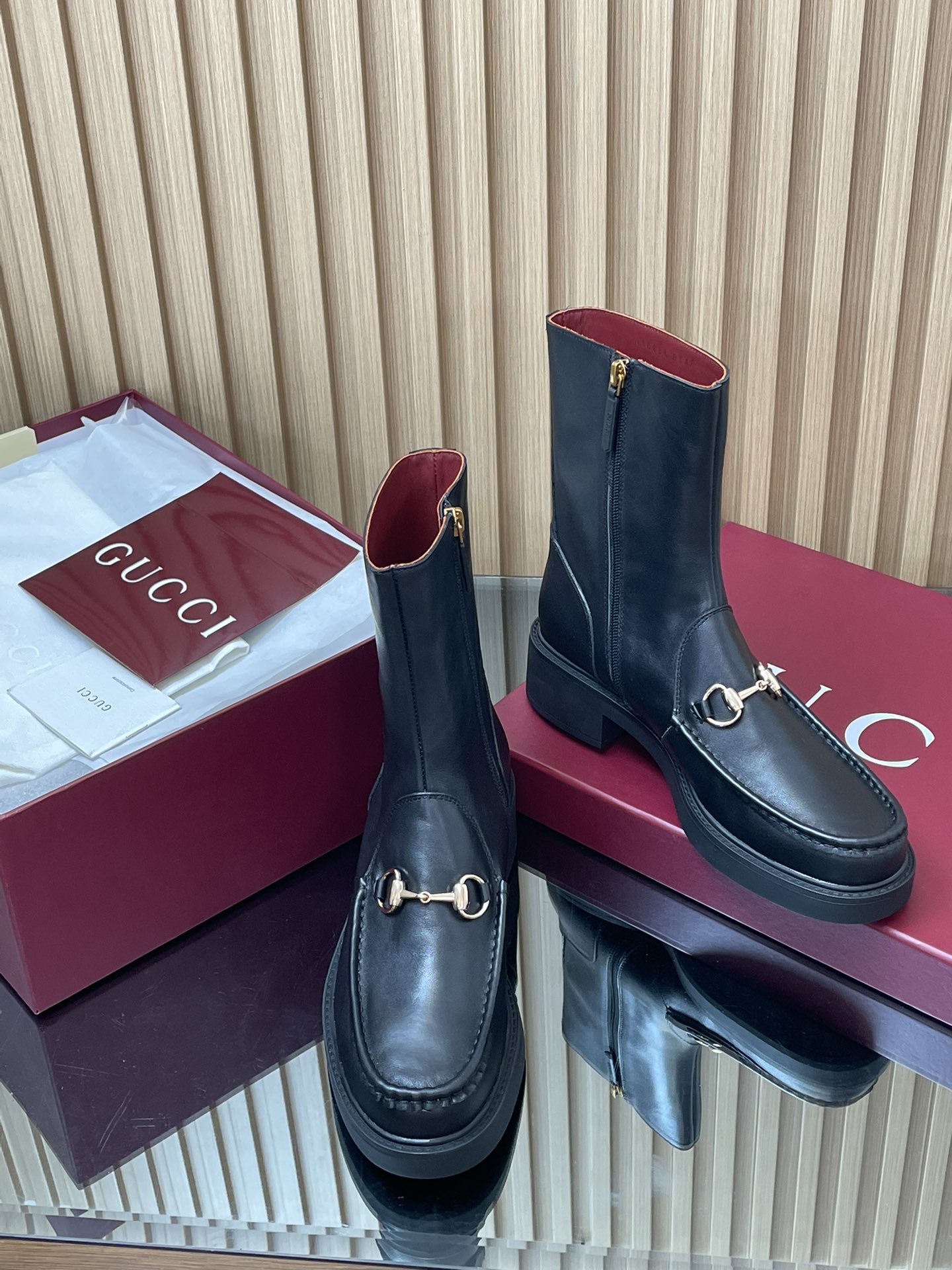 NO:465377,The latest GUCCI Grove Bee Sole Horse Buck Thick-soled Ankle Boots Chelsea Boots Purchase Level High-end Boutique Tip Products This short boot is craftsmanship integrated into the fashion elements of the boots and soft top shoes design, and is paired with lightweight foam rubber grunge Bee Sole. The classic pattern continues to shine in Gucci's new series. The classic horse bite styling accessories highlight the brand's equestrian inheritance. The charm of the entire design is doubled and the injected exquisite and exquisite atmosphere into daily shoes. Fabric imported edge beads/silk calfskin + light gold horse bits. Inner/foot-pad Encore Wine Red Water Qi Cowhide. The rubber foamed high-tough bee sole developed by the 1:1 mold is absolutely not dead, hard, and will never collapse. All materials and craftsmanship are consistent with the Y version. Size 35-42 standard size 404142 custom made heel height 4.5CM  Forefoot 2.5 cm packaging counter high-end packaging, boots loafers, gucci, loafers, boots, cowhide198609092025古奇秋冬最新GUCCI 沟纹小蜜蜂底马衔扣厚底踝靴切尔西靴代购级别 高端精品尖货 这款短靴匠心融蕴靴子和软帮鞋设计中的时尚元素,配以轻质发泡橡胶沟纹小蜜蜂鞋底 ,典藏图案继续在Gucci全新系列中大放异彩,经典马衔扣造型配件彰显品牌马术传承.令整个设计魅力倍增,为日常鞋款注入精致考究气息 面料进口开边珠/丝绸小牛皮+浅金马衔扣 内里/垫脚安可拉酒红水柒牛皮 大底1:1模具开发的橡胶发泡高韧性小蜜蜂底 绝对不死沉死硬,也绝不坍塌 所有的材质和工艺,与Y版一致 尺码35-42标准码 404142定做 跟高4.5CM 前掌2.5 cm 包装专柜高端包装,靴子乐福鞋,gucci,loafers,boots,cowhide,Women's Shoes