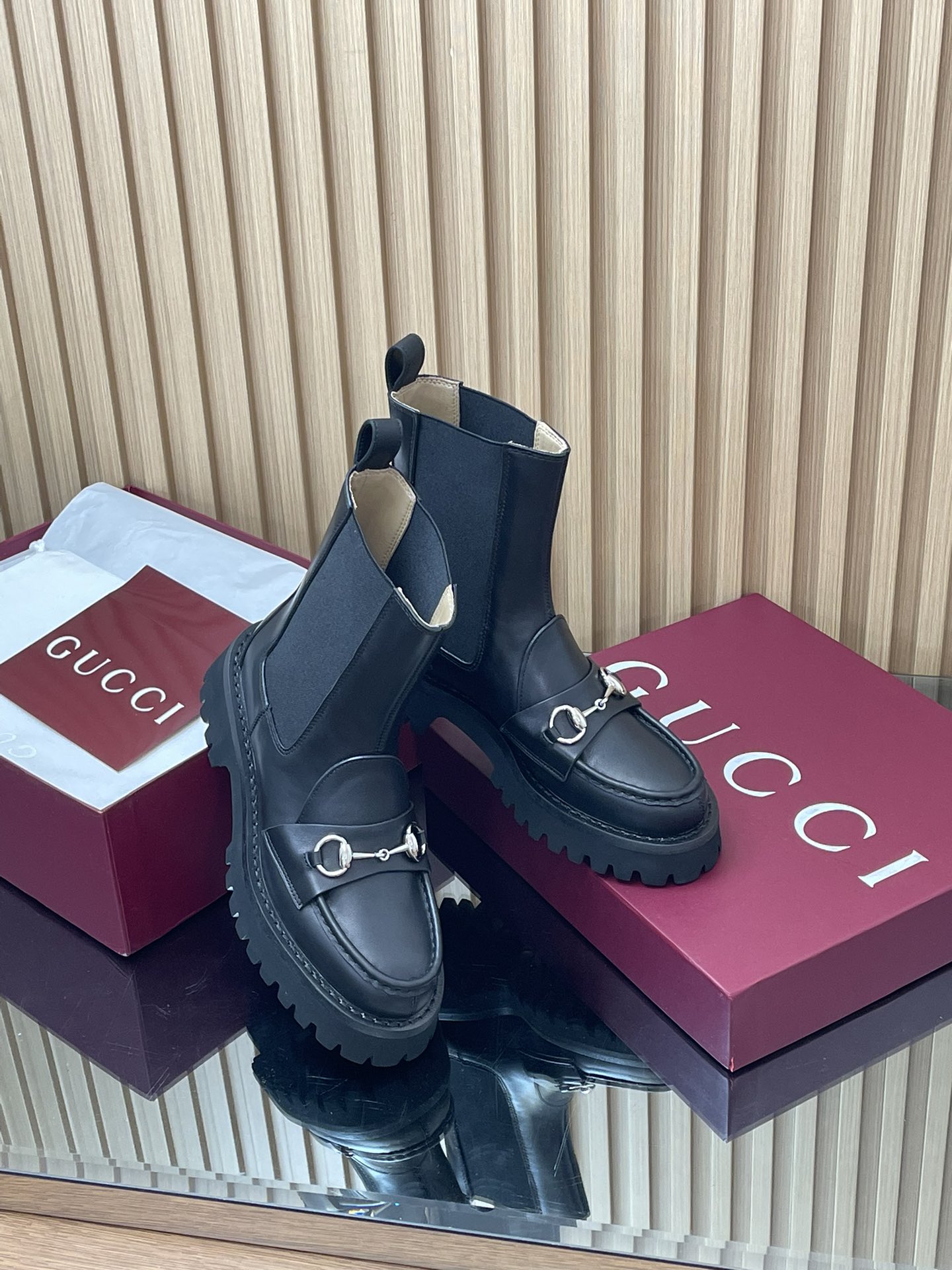 NO:490821,Gucci's latest Autumn and Winter GUCCI mid-heel grooved thick-soled horse buckle ankle boots elastic rubber short boots Chelsea boots purchasing level High-end boutique pointed goods This short boot is ingeniously integrated with the fashionable elements of the boots and soft tops design, and is matched with a lightweight foam rubber grooved sole. The classic pattern continues to shine in Gucci's new series. The classic horse buckle styling accessories highlight the brand's equestrian inheritance. The charm of the entire design is doubled and the injected exquisite and exquisite atmosphere into daily shoes. Fabric imported silk calfskin/mercerized velvet deerskin/gold buckle inner/foot pad water cowhide leather Outsole 1:1 mold rubber foam high toughness 4.5 cm heel thick sole absolutely not deadly and hard, and will never collapse. All materials and craftsmanship are consistent with the Y version Size 35-42 standard size 404142 custom heel height 4.5CM forefoot 2.5  cm packaging counter high-end packaging, boots, gucci, boots, cowhide19860909古奇秋冬最新GUCCI 中跟沟槽厚底马衔扣踝靴松紧橡筋短靴切尔西靴代购级别 高端精品尖货 这款短靴匠心融蕴靴子和软帮鞋设计中的时尚元素,配以轻质发泡橡胶沟纹鞋底 ,典藏图案继续在Gucci全新系列中大放异彩,经典马衔扣造型配件彰显品牌马术传承.令整个设计魅力倍增,为日常鞋款注入精致考究气息 面料进口丝绸小牛皮/丝光绒鹿皮/金色扣 内里/垫脚水柒牛皮 大底1:1模具橡胶发泡高韧性4.5 cm跟厚底 绝对不死沉死硬,也绝不坍塌 所有的材质和工艺,与Y版一致 尺码35-42标准码 404142定做 跟高4.5CM 前掌2.5 cm 包装专柜高端包装,靴子,gucci,boots,cowhide,Women's Shoes