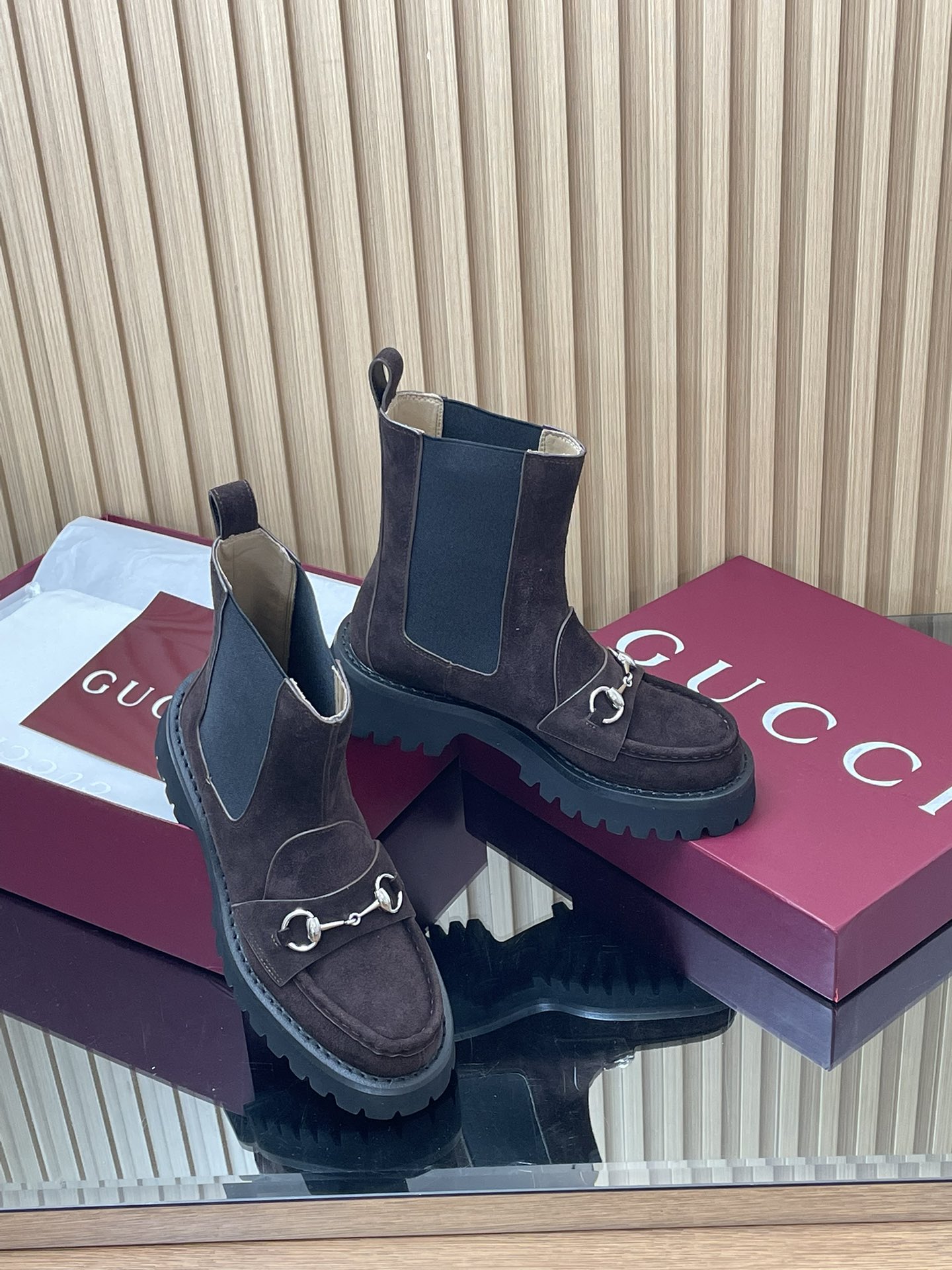 NO:490831,Gucci's latest Autumn and Winter GUCCI mid-heel grooved thick-soled horse buckle ankle boots elastic rubber short boots Chelsea boots purchasing level High-end boutique pointed goods This short boot is ingeniously integrated with the fashionable elements of the boots and soft tops design, and is matched with a lightweight foam rubber grooved sole. The classic pattern continues to shine in Gucci's new series. The classic horse buckle styling accessories highlight the brand's equestrian inheritance. The charm of the entire design is doubled and the injected exquisite and exquisite atmosphere into daily shoes. Fabric imported silk calfskin/mercerized velvet deerskin/gold buckle inner/foot pad water cowhide leather Outsole 1:1 mold rubber foam high toughness 4.5 cm heel thick sole absolutely not deadly and hard, and will never collapse. All materials and craftsmanship are consistent with the Y version Size 35-42 standard size 404142 custom heel height 4.5CM forefoot 2.5  cm packaging counter high-end packaging, boots, gucci, boots, cowhide19860909古奇秋冬最新GUCCI 中跟沟槽厚底马衔扣踝靴松紧橡筋短靴切尔西靴代购级别 高端精品尖货 这款短靴匠心融蕴靴子和软帮鞋设计中的时尚元素,配以轻质发泡橡胶沟纹鞋底 ,典藏图案继续在Gucci全新系列中大放异彩,经典马衔扣造型配件彰显品牌马术传承.令整个设计魅力倍增,为日常鞋款注入精致考究气息 面料进口丝绸小牛皮/丝光绒鹿皮/金色扣 内里/垫脚水柒牛皮 大底1:1模具橡胶发泡高韧性4.5 cm跟厚底 绝对不死沉死硬,也绝不坍塌 所有的材质和工艺,与Y版一致 尺码35-42标准码 404142定做 跟高4.5CM 前掌2.5 cm 包装专柜高端包装,靴子,gucci,boots,cowhide,Women's Shoes