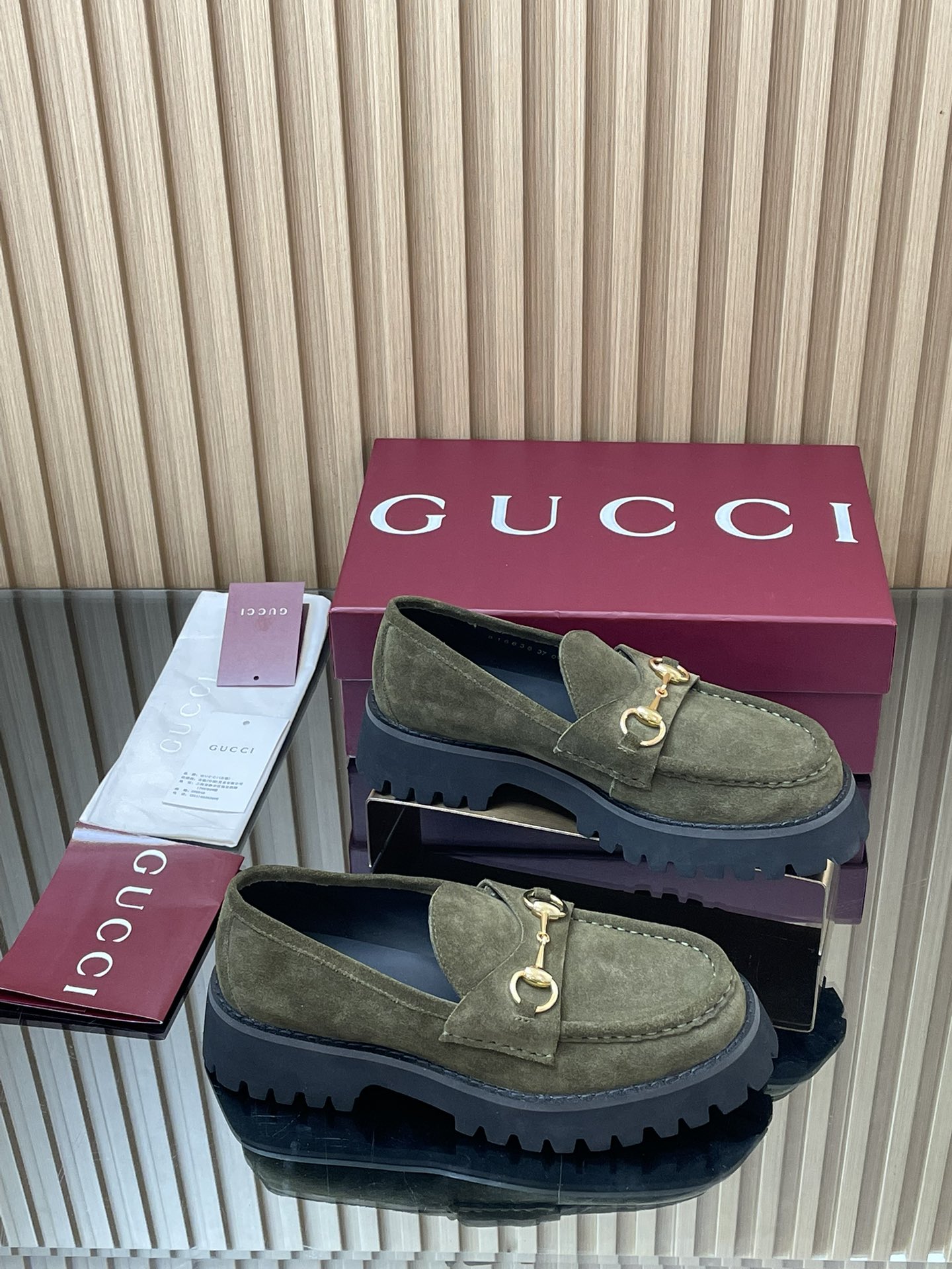 NO:465341,The latest GUCCI Palladium Horse Bed Thick-soled Loafer Shoes Purchase Level High-end Boutique Tip Products This loafer shoes are craftsmanship integrated into the fashionable elements of the boots and soft top shoe design, and are paired with lightweight foam rubber grooved soles, which complement the elegant gallery shape. Classic horse buckle styling accessories double the charm of the entire design, injecting exquisite and exquisite atmosphere into daily shoes. The fabric is imported mercerized velvet deer leather + paired with palladium Horse Bed Inner/foot-up silk cowhide. The rubber foamed high-tough sole developed by the outsole 1:1 mold, the leather edge strips of the shoe edge are absolutely not dead and hard, and will never collapse. All materials and craftsmanship are consistent with the Y version. Size 35-39 standard size 4041 custom made heel height 4.5CM  Packaging counter high-end red packaging, loafers, gucci, loafers, boots, cowhide198609092025秋冬最新GUCCI钯金马衔扣厚底乐福鞋代购级别 高端精品尖货 这款乐福鞋匠心融蕴靴子和软帮薤鞋设计中的时尚元素,配以轻质发泡橡胶沟纹鞋底,与优雅廊形相得益彰.经典马衔扣造型配件令整个设计魅力倍增,为日常鞋款注入精致考究气息 面料进口丝光绒鹿皮+搭配钯金马衔扣 内里/垫脚丝绸牛皮 大底1:1模具开发的橡胶发泡高韧性鞋底 ,鞋边真皮沿条 绝对不死沉死硬,也绝不坍塌 所有的材质和工艺,与Y版一致 尺码35-39标准码 4041定做 跟高4.5CM 包装专柜高端红色包装,乐福鞋,gucci,loafers,boots,cowhide,Women's Shoes