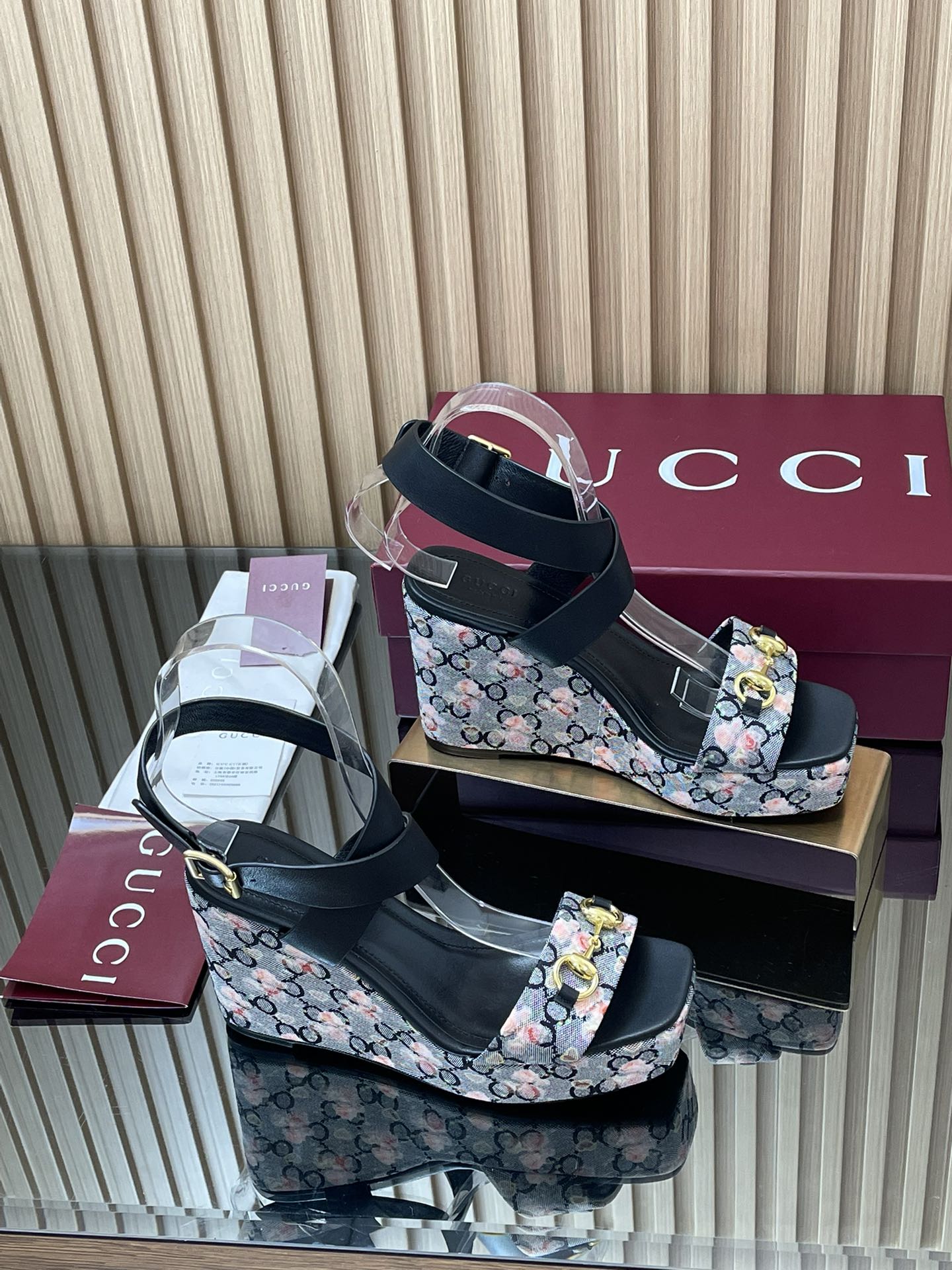 NO:614374,2025 spring and summer Gucci/Gucci colorful floral print new sandals boat sole [square toe] platform open toe sandals thick soles horsebit belt sandals wedge heel thick bottom platform open toe sandals, a must-have for shoe cabinets original cover last high-end quality  This colorful floral print sandal and the recognizable equestrian elements make this high-heeled water platform sandal more decorative. As a tribute to the origin of the brand logo, the horsebit has gone through the baptism of time, integrating the rich historical heritage of the water platform with modern fashion style. The fabric is colorful and colorful floral print material + calfskin. Original 1:1 custom hardware. Lining. Padded sheepskin lining. Outsole Italian leather outsole. Heel height, back heel 8cm, front waterproof platform 4cm.  Size 35-41 (order 4041) Packaging complete set of Ankola burgundy original high-end packaging Italian creation, high heels and sandals, gucci, sandals, high heels, cowhide, sheepskin, Leather soles198609092025春夏Gucci/古奇缤纷花卉印花新品凉鞋船底【方头】防水台露趾凉鞋厚底 马衔扣婉带凉鞋坡跟厚底防水台露趾凉鞋,鞋柜必备款 原版套楦 高端品质 这款缤纷花卉印花凉鞋与颇具辨识度马术元素令这鞋高跟水台凉鞋更具装饰感.作为对品牌标识本源的致敬之作,马衔扣历经时间洗礼后,将水台厚重历史底蕴与现代时尚型格融为一体 面料缤纷彩色花卉印花材料+小牛皮 原版1:1定制五金 内里 垫脚羊皮里 大底意大利真皮大底 跟高后高跟8cm 前防水台4cm 码数35-41(4041订） 包装全套安可拉酒红原版高端包装 意大利创作,高跟鞋凉鞋,gucci,sandals,high heels,cowhide,sheepskin,Leather soles,Women's Shoes