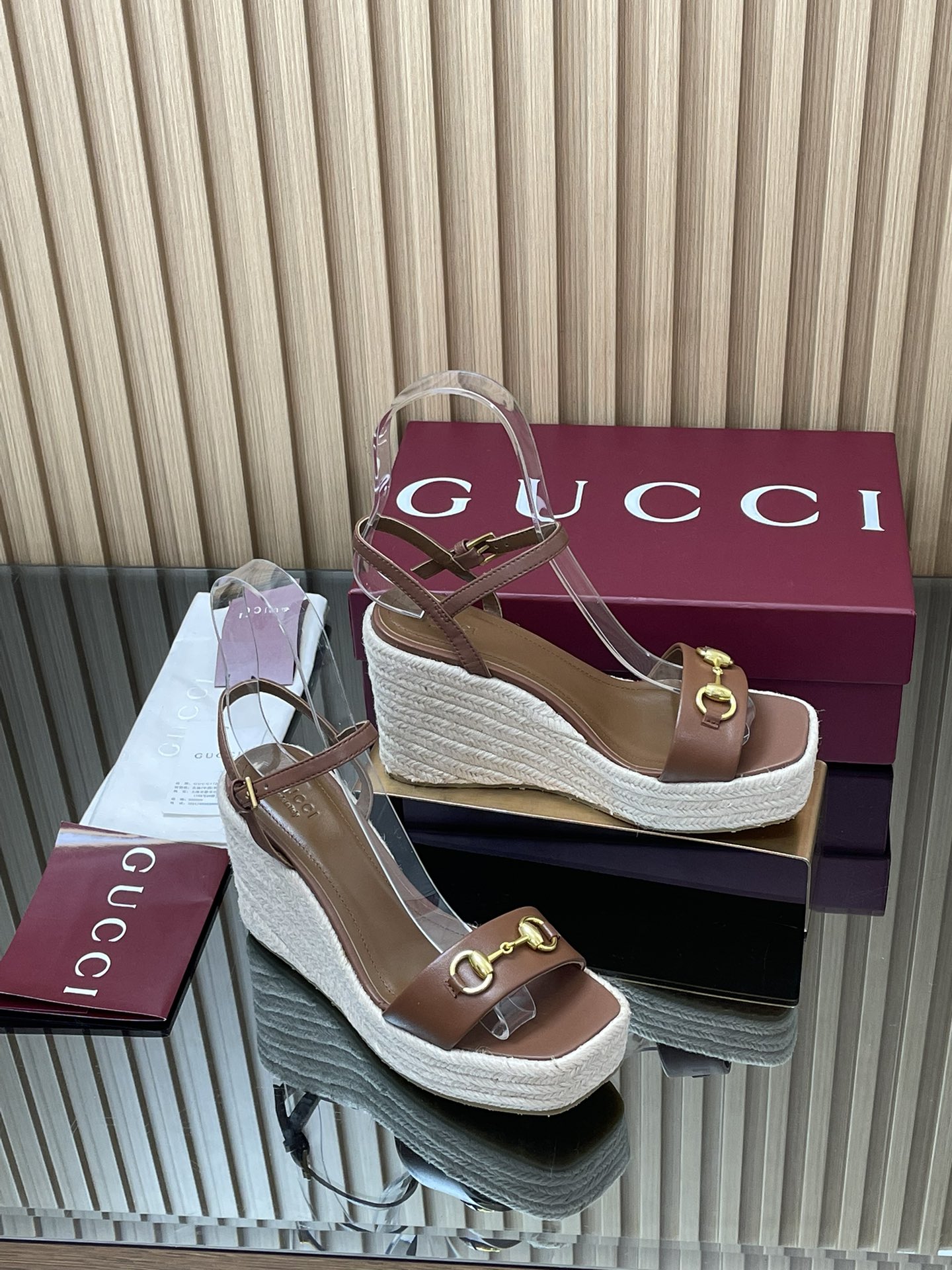 NO:614380,2025 spring and summer Gucci/Gucci hemp rope thick-soled new sandals boat sole [square toe] platform open-toe sandals thick-soled horsebit strap sandals wedge heel thick-soled platform open-toe sandals, a must-have for shoe cabinets original cover last high-end quality  This hemp-soled water platform sandal and the recognizable equestrian elements make this high-heeled water platform sandal more decorative. As a tribute to the origin of the brand logo, the horsebit has gone through the baptism of time and integrated the rich historical heritage of the water platform with the modern fashion style. Fabric calfskin Original 1:1 custom hardware Lining Foot pad sheepskin Outsole Woven hemp rope water platform molded rubber outsole Heel height Back heel 8cm Front waterproof platform 4cm  Size 35-41 (order 4041) Packaging complete set of Ankora burgundy original high-end packaging Italian creation, high heels and sandals, gucci, sandals, high heels, cowhide, sheepskin198609092025春夏Gucci/古奇麻绳厚底新品凉鞋船底【方头】防水台露趾凉鞋厚底 马衔扣一字带凉鞋坡跟厚底防水台露趾凉鞋,鞋柜必备款 原版套楦 高端品质 这款麻绳底水台凉鞋与颇具辨识度马术元素令这鞋高跟水台凉鞋更具装饰感.作为对品牌标识本源的致敬之作,马衔扣历经时间洗礼后,将水台厚重历史底蕴与现代时尚型格融为一体 面料小牛皮 原版1:1定制五金 内里 垫脚羊皮里 大底编织麻绳水台开模橡胶大底 跟高后高跟8cm 前防水台4cm 码数35-41(4041订） 包装全套安可拉酒红原版高端包装 意大利创作,高跟鞋凉鞋,gucci,sandals,high heels,cowhide,sheepskin,Women's Shoes