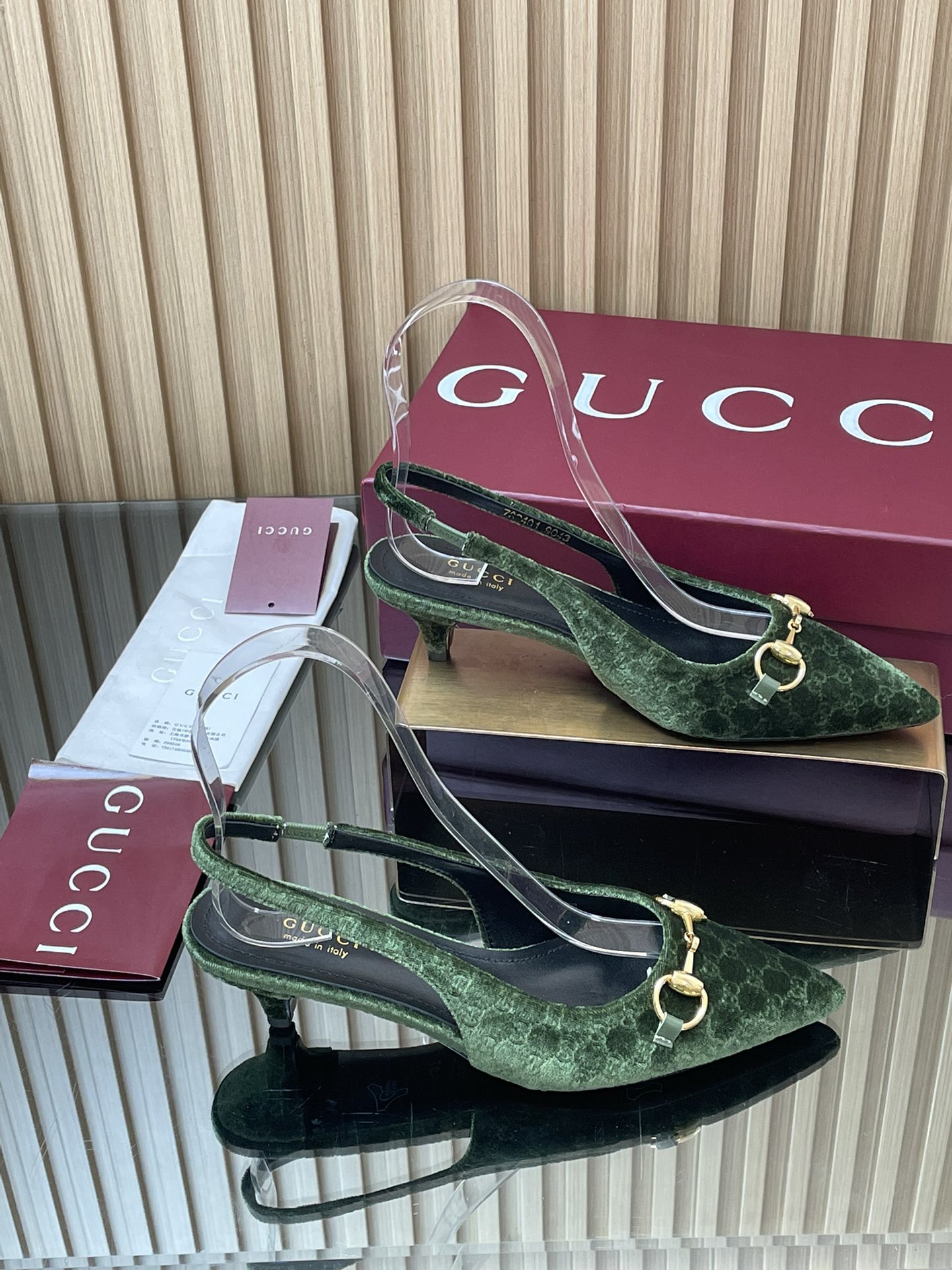 NO:490925,2025 Early Autumn G Home New GUcc Horse Bit Rear Lace-out Heeled Slim Heeled High Heeled Slim Heeled Sandal Imported Slim G G Gold Wire Velvet Sandal Top Version, Welcome to Comparison. Original 1:1 Replica. Please be sure to ensure that our authentic products are guaranteed. Upper imported high-end G G embroidered gold wire velvet, inner/foot pad full grain pattern high-end lambskin sole Italian top genuine leather sole Heel height 8.5cm 4.5cm Code 35-42 (41/40/42 custom made without return and exchange) Packaging original full set of red packaging Gucci Creative Director launched elegant rear lace-up shoes, using imported smooth G  G velvet is made ingeniously, with a recognizable brand element, the golden horse buckle adds a bright embellishment to the center of the shoe, and the neat pointed toe design is refreshed to interpret the classic gallery shape. The elastic straps and low heels complement each other to create a comfortable and fit style. High heels, gucci, gucci, sandals, high heels, sheepskin198609092025早秋G家新款GUcc马衔扣后系带露跟浅口细跟高跟尖头凉鞋进口丝滑G G金丝天鹅绒凉鞋  顶级版本、欢迎比对. 原版1:1复刻 注意请认准咱家正品保证 鞋面进口高档G G剌绣金丝天鹅绒 内里/垫脚全粒纹高档小羊皮 鞋底意大利顶级真皮底 跟高8.5cm 4.5 cm 配码35-42（41/40/42定做不退换） 包装原版全套红色包装 Gucci创作总监推出优雅露跟后系带浅口鞋,选用进口柔滑G G天鹅绒匠心制作,颇具辨识感的品牌元素金色马衔扣为鞋履中央增添亮眼点缀,搭配利落尖头设计焕新诠释经典廊形,松紧绑带和低跟相辅相成,造就舒适贴合的版型,高跟鞋,gucci,gucci,sandals,high heels,sheepskin,Women's Shoes