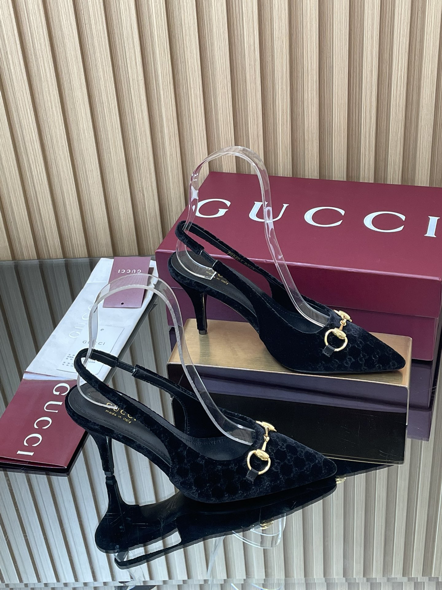 NO:490938,2025 Early Autumn G Home New GUcc Horse Bed Rear Lace-out Heeled Slim Heeled High Heeled Slim Heeled Sandals Imported Slim G G Gold Wire Velvet Sandals Top Version, Welcome to Comparison. Original 1:1 Replica. Please be sure to ensure that our authentic products are guaranteed. Upper imported high-end G G embroidered gold wire velvet, inner/foot pad full grain pattern high-end lambskin sole Italian top genuine leather sole Heel height 8.5cm 4.5cm Code 35-42 (41/40/42 custom made without return and exchange) Packaging original full set of red packaging Gucci Creative Director launched elegant rear-exposed lace-up shoes, using imported smooth G  G velvet is made ingeniously, with a recognizable brand element, the golden horse buckle adds a bright embellishment to the center of the shoe, and the neat pointed toe design is refreshed to interpret the classic gallery shape. The elastic straps and low heels complement each other to create a comfortable and fit style. High heels, gucci, gucci, sandals, high heels, sheepskin198609092025早秋G家新款GUcc马衔扣后系带露跟浅口细跟高跟尖头凉鞋进口丝滑G G金丝天鹅绒凉鞋  顶级版本、欢迎比对. 原版1:1复刻 注意请认准咱家正品保证 鞋面进口高档G G剌绣金丝天鹅绒 内里/垫脚全粒纹高档小羊皮 鞋底意大利顶级真皮底 跟高8.5cm 4.5 cm 配码35-42（41/40/42定做不退换） 包装原版全套红色包装 Gucci创作总监推出优雅露跟后系带浅口鞋,选用进口柔滑G G天鹅绒匠心制作,颇具辨识感的品牌元素金色马衔扣为鞋履中央增添亮眼点缀,搭配利落尖头设计焕新诠释经典廊形,松紧绑带和低跟相辅相成,造就舒适贴合的版型,高跟鞋,gucci,gucci,sandals,high heels,sheepskin,Women's Shoes