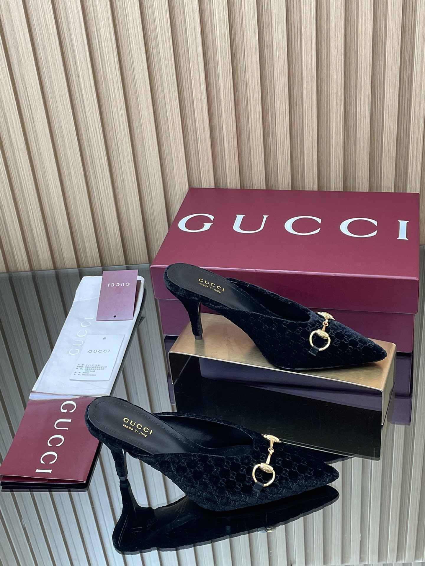 NO:490908,2025 Early Autumn G Home New GUcc Horse Bit Heeled Light Heeled Slim Heeled High Heeled Pointed Sandals Imported Silky G G Gold Wire Velvet Muller Slippers Sandals Top Version, Welcome to Comparison. Original 1:1 Replica. Please be sure to ensure that our authentic products are guaranteed. Upper imported high-end G G embroidered gold wire velvet, inner/foot pad full grain pattern high-end lambskin sole Italian top genuine leather sole Heel height 8.5cm Code 35-42 (41/40/42 Customized without return and exchange) Packaging original full set of red packaging Gucci Creative Director launched elegant exposed light-mouth shoes, using imported smooth G  G velvet made ingeniously, with a recognizable brand element, the golden horse buckle adds a bright embellishment to the center of the shoe, and the neat pointed toe design is refreshed to interpret the classic gallery shape. The foot cover is lazy, relaxed and convenient to put on and take off to create a comfortable style. High heels, gucci, gucci, sandals, high heels, slippers, sheepskin198609092025早秋G家新款GUcc马衔扣露跟浅口细跟高跟尖头凉鞋进口丝滑G G金丝天鹅绒慕勒拖鞋凉鞋  顶级版本、欢迎比对. 原版1:1复刻 注意请认准咱家正品保证 鞋面进口高档G G剌绣金丝天鹅绒 内里/垫脚全粒纹高档小羊皮 鞋底意大利顶级真皮底 跟高8.5cm 配码35-42（41/40/42定做不退换） 包装原版全套红色包装 Gucci创作总监推出优雅露跟浅口鞋,选用进口柔滑G G天鹅绒匠心制作,颇具辨识感的品牌元素金色马衔扣为鞋履中央增添亮眼点缀,搭配利落尖头设计焕新诠释经典廊形,套脚式慵懒松驰便捷穿脱造就舒适的版型,高跟鞋,gucci,gucci,sandals,high heels,slippers,sheepskin,Women's Shoes