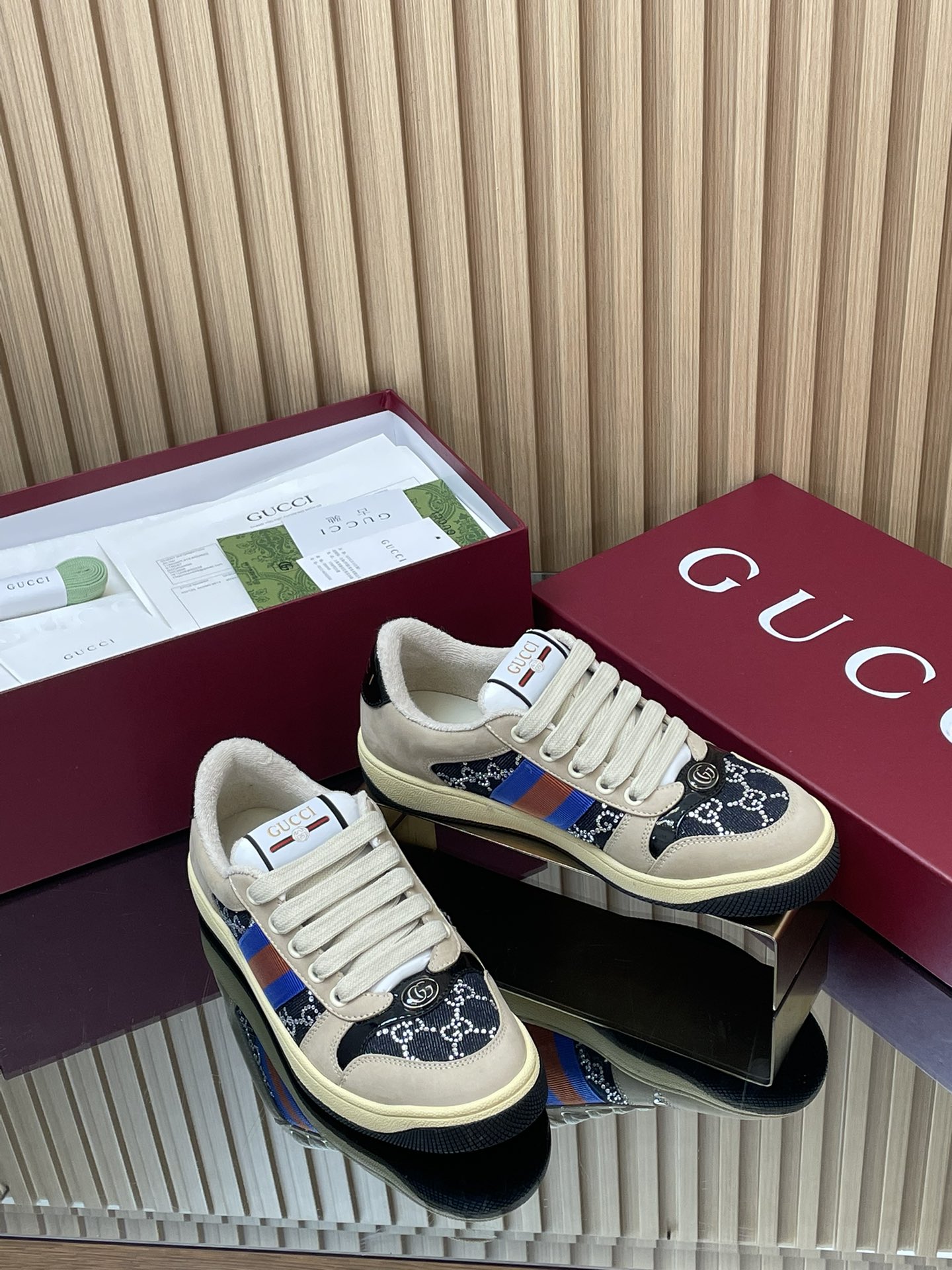 NO:652013,[Women's Style] Early Autumn Dirty Shoes Denim Denim G G Crystal Diamond Casual Shoes Screener Series Sports Shoes New Arrivals Real Price Gucc*i Purchasing Level Top Products Original Customization New Counter Synchronous Color Updates... GG Series Old Casual Dirty Shoes Catwalk Series New Screener Series The name is inspired by the defensive actions in sports, and the design of the sneakers continues to draw inspiration from the classic sneakers of the 1970s. This classic model uses the classic G  G canvas and beige leather material, red and green striped webbing on the side, cleverly embellished with retro Gucci logo. Matching packaging... Couple model *. [New arrival] Size: Women's size 35-45 Women's 4142 Customized non-returnable Gucc*i——Original customized early spring new style... GG series old casual dirty shoes catwalk style original Z:1 development!  The tongue of the shoe is the same as the version and has a straight design. The ones on the market are curved... The original molded metal Double G crystal cylindrical mark... The original color of the back logo letters is gold instead of the black and gray on the market (but over time, the gold on the back logo will turn into black and gray/the same is true for the original version)... Shoes  The mouth position of the original version is in the shape of an inverted triangle to distinguish it from the round shape of market products. The upper is polished cowhide and spliced with classic double G cloth fabric. We have made slight changes in the color polish of the shoe upper. The original color polish is darker and dirty, but in order to supply and demand the domestic market, we did not do a very deep color polish on the upper. The rest is basically the same as the original version!  Leather incision, full oil edge sealing process, glue-free design, original terry cloth is delicate, soft and more comfortable and breathable, latex injection molding for the feet, private molded two-color original TPU outsole, our outsole bees will not become larger as the size increases, consistent with the original version, the bees are fixed, the bees lines on the soles will have obvious reflective effects, distinguishing market products. Casual shoes/sports shoes, gucci, sneakers, cowhide19860909【女款】早秋小脏鞋丹宁牛仔G G水晶钻休闲鞋Screener系列运动鞋新品跑量实价Gucc*i代购级别顶级产品原版定制 新款专柜同步颜色更新……GG系列做旧休闲小脏鞋走秀款系列上新 Screener系列名称的灵感来源于体育运动中的防守动作,运动鞋的设计从20世纪70年代的经典运动鞋不断汲取灵感.此经典款选用经典G G帆布和米色皮革材质,侧面饰红绿条纹织带,巧妙点缀复古的Gucci标识 配套包装……情侣款 *.【新品上新】Size :女码35-45 女4142定制不退换 Gucc*i———原版定制早春新款……GG系列做旧休闲小脏鞋走秀款原版Z:1开发！鞋舌与版本一致是直板设计,区分市场货都是弯曲……原版开模金属双G水晶圆柱形标……后帮logo字母颜色原版为金色而不是市面上的黑灰色（但时间久了后帮logo金色会变成黑灰色/原版也是如此）……鞋口位置原版呈倒三角形,区分市场货圆形,鞋面擦色牛皮拼接经典双G布面料,我们在鞋面擦色方面做了轻微改动,原版擦色颜色比较深比较脏,但为了供求国内市场,鞋面我们没有做很深的擦色,其他基本与原版一致！皮面切口全油边封口工艺无胶设计,原版毛巾布里细腻柔软更舒适透气,垫脚乳胶注塑一体,私模钢印双色原版TPU大底,我们的大底小蜜蜂不会随着码数增大而变大与原版一致,小蜜蜂是固定不变的,鞋底小蜜蜂线条会有明显的反光效果,区分市场货.,休闲鞋/运动鞋,gucci,sneakers,cowhide,Women's Shoes