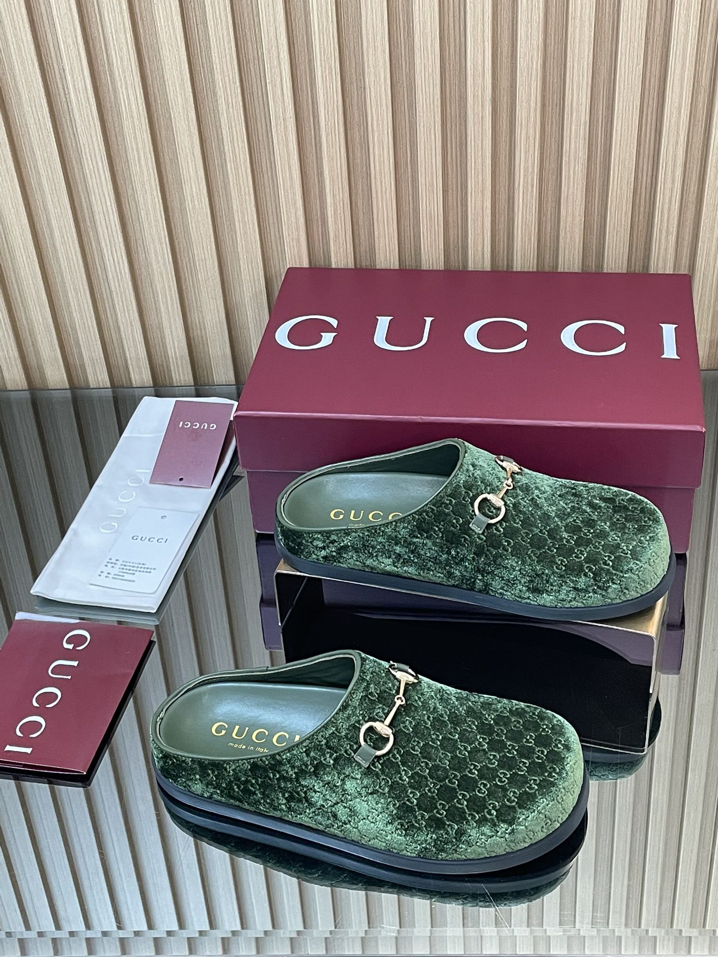 NO:490906,2025 Gucci Spring and Autumn Welfare Gold Wireless Velvet New GuCci Mules Baotou Slippers Official website synchronized, the original version is copied one to one, the highest version is the same as YB, and all the materials details are made year-round. Size 36-42 (404142 customized, non-return and exchange) This slipper is a treasured history by the brand, reinterpreting Gucci's equestrian tradition through iconic hardware accessories with Clamp. This slipper is made of leather and is part of the Gucci Love Parade series. High-end silk velvet environmentally friendly special material upper Presbyterian GG classic canvas, leather-edged leather strip accessories Clamps Latest double G letter rubber sole Flat sole Packaging full set of Encore red high-end packaging, semi-torn, gucci, sandals, slippers, real silk198609092025古奇春秋福利金丝天鹅绒新品GuCci穆勒鞋 包头拖鞋 官网同步,原版一比一复制,最高版本所有材质细节均与YB一致 常年做货. 尺码36-42（404142定制不退换） 这款拖鞋是品牌珍视的一段历史,通过带有 Clamp 的标志性五金配件重新诠释 Gucci 的马术传统.这款套穿式凉鞋采用皮革制成,是 Gucci Love Parade 系列的一部分. 高级真丝天鹅绒环保特殊材质鞋面 老花GG经典帆布,真皮镶边皮条配饰 夹钳 最新双G字母橡胶鞋底 平底 包装全套安可拉红色高端包装,半拖,gucci,sandals,slippers,real silk,Women's Shoes