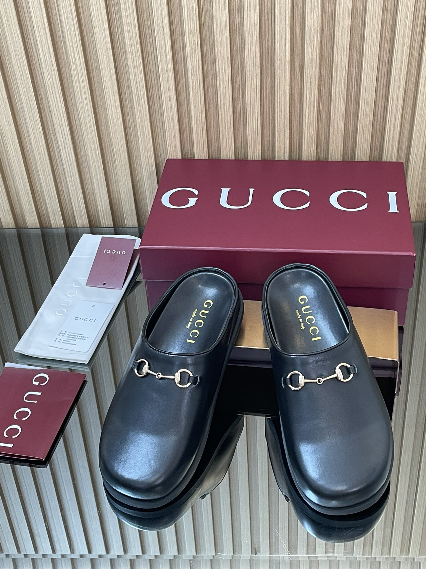 NO:491291,2025 Gucci Gold Wire Velvet Mules Bag Toe Slippers This slipper is a treasured history that the brand has, reinterpreting Gucci’s equestrian tradition through iconic hardware accessories with Clamp. This slipper is made of leather and is part of the Gucci Love Parade collection. Premium silk velvet environmentally friendly special material upper Presbyterian GG classic canvas, leather-edged leather strip accessories Clips Size: 36-42 Packaging full set of encore red high-end packaging, semi-torn, gucci, sandals, slippers, real silk198609092025古奇Gucci 金丝天鹅绒穆勒鞋 包头拖鞋 这款拖鞋是品牌珍视的一段历史,通过带有 Clamp 的标志性五金配件重新诠释 Gucci 的马术传统.这款套穿式凉鞋采用皮革制成,是 Gucci Love Parade 系列的一部分. 高级真丝天鹅绒环保特殊材质鞋面 老花GG经典帆布,真皮镶边皮条配饰 夹钳 码数:36-42 包装全套安可拉红色高端包装,半拖,gucci,sandals,slippers,real silk,Women's Shoes