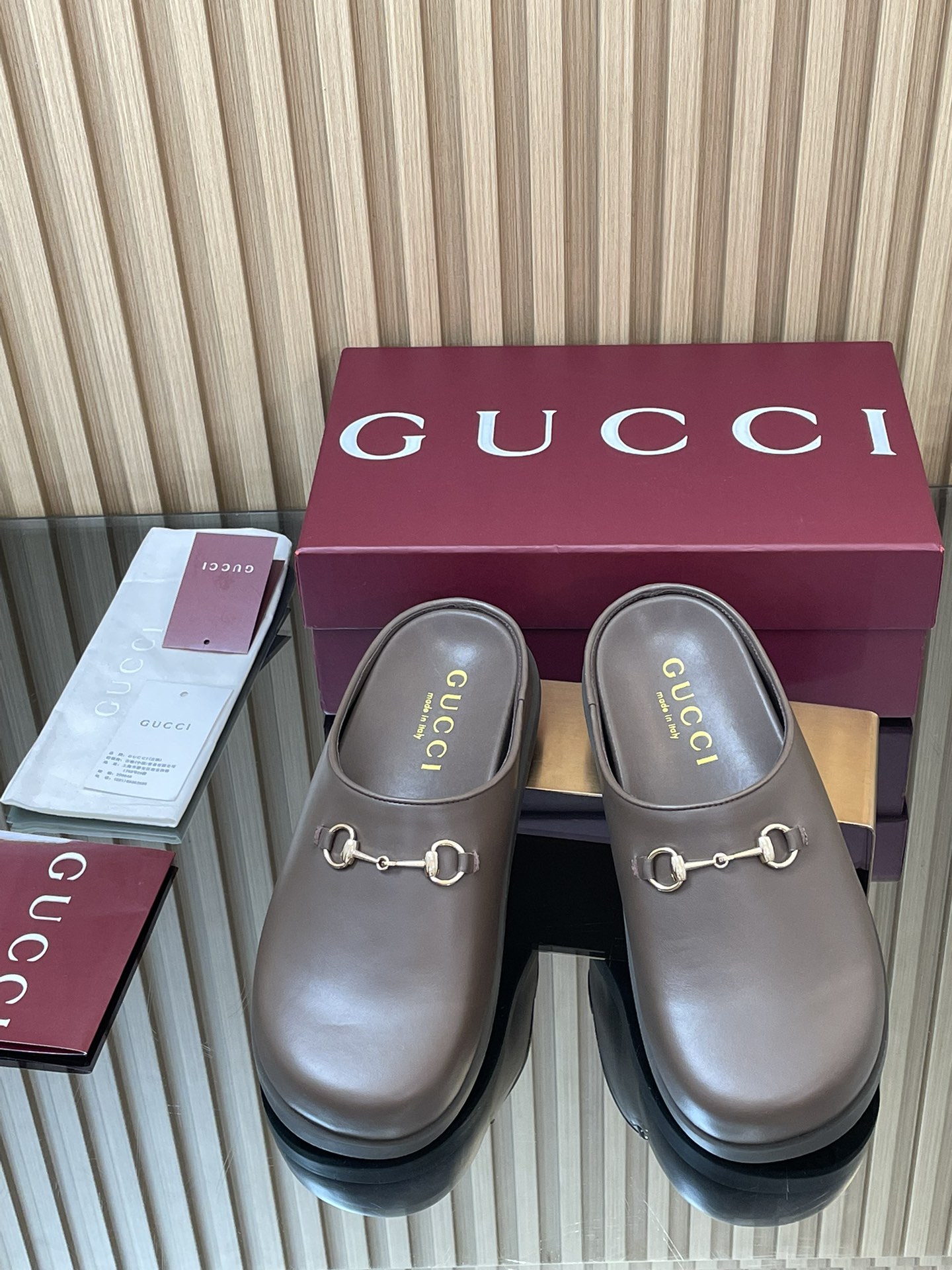 NO:490867,2025 Gucci Spring and Autumn Welfare Gold Wireless Velvet New GuCci Mules Baotou Slippers Official website synchronized, the original version is copied one to one, the highest version is the same as YB, and all the materials details are made year-round. Size 36-42 (404142 customized, non-return and exchange) This slipper is a treasured history by the brand, reinterpreting Gucci's equestrian tradition through iconic hardware accessories with Clamp. This slipper is made of leather and is part of the Gucci Love Parade series. High-end silk velvet environmentally friendly special material upper Presbyterian GG classic canvas, leather-edged leather strip accessories Clamps Latest double G letter rubber sole Flat sole Packaging full set of Encore red high-end packaging, semi-torn, gucci, sandals, slippers, real silk198609092025古奇春秋福利金丝天鹅绒新品GuCci穆勒鞋 包头拖鞋 官网同步,原版一比一复制,最高版本所有材质细节均与YB一致 常年做货. 尺码36-42（404142定制不退换） 这款拖鞋是品牌珍视的一段历史,通过带有 Clamp 的标志性五金配件重新诠释 Gucci 的马术传统.这款套穿式凉鞋采用皮革制成,是 Gucci Love Parade 系列的一部分. 高级真丝天鹅绒环保特殊材质鞋面 老花GG经典帆布,真皮镶边皮条配饰 夹钳 最新双G字母橡胶鞋底 平底 包装全套安可拉红色高端包装,半拖,gucci,sandals,slippers,real silk,Women's Shoes