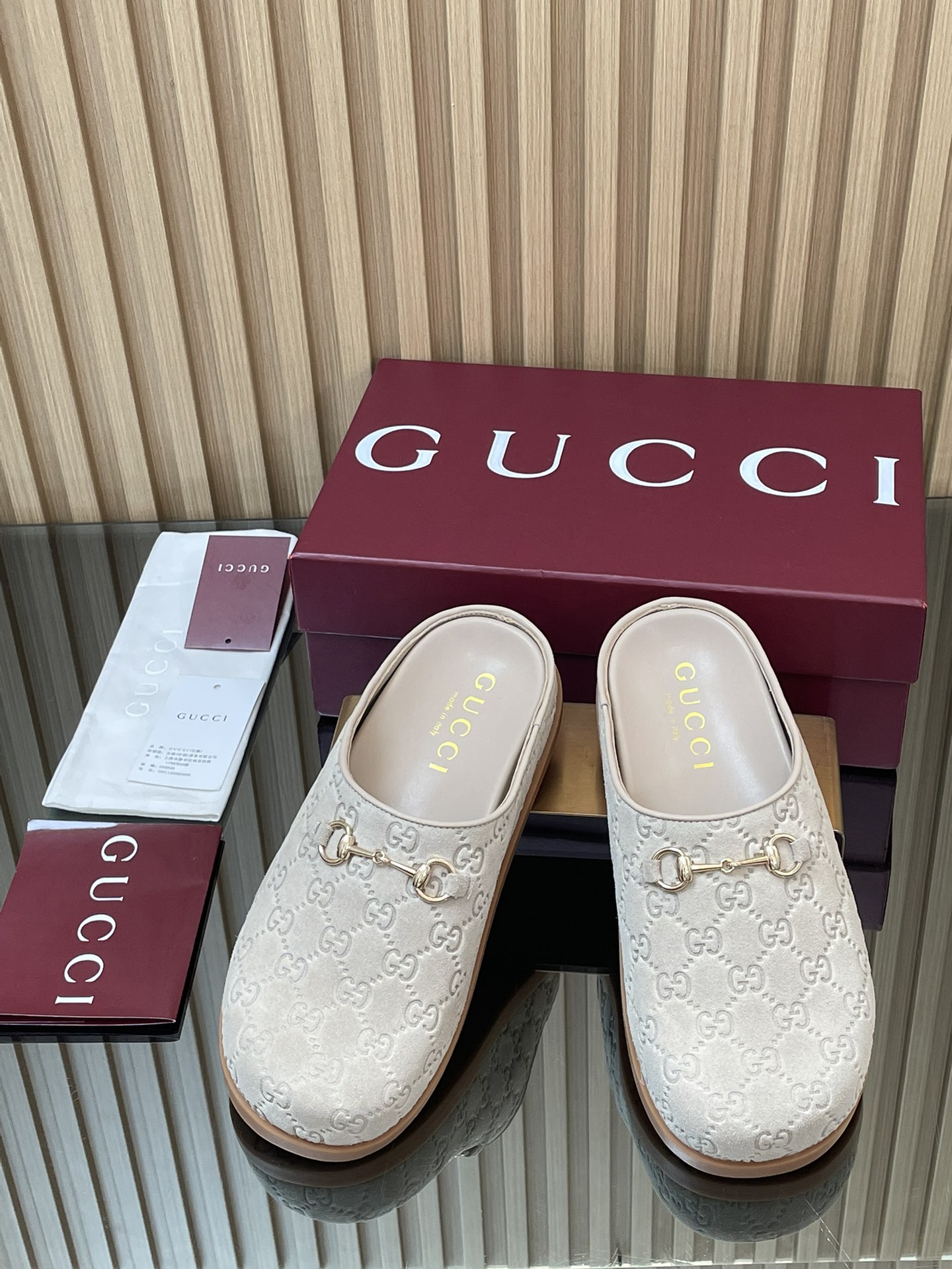 NO:491238,2025 Gucci Gold Wire Velvet Mules Bag Toe Slippers This slipper is a treasured history that the brand has, reinterpreting Gucci’s equestrian tradition through iconic hardware accessories with Clamp. This slipper is made of leather and is part of the Gucci Love Parade collection. Premium silk velvet environmentally friendly special material upper Presbyterian GG classic canvas, leather-edged leather strip accessories Clips Size: 36-42 Packaging full set of encore red high-end packaging, semi-torn, gucci, sandals, slippers, real silk198609092025古奇Gucci 金丝天鹅绒穆勒鞋 包头拖鞋 这款拖鞋是品牌珍视的一段历史,通过带有 Clamp 的标志性五金配件重新诠释 Gucci 的马术传统.这款套穿式凉鞋采用皮革制成,是 Gucci Love Parade 系列的一部分. 高级真丝天鹅绒环保特殊材质鞋面 老花GG经典帆布,真皮镶边皮条配饰 夹钳 码数:36-42 包装全套安可拉红色高端包装,半拖,gucci,sandals,slippers,real silk,Women's Shoes