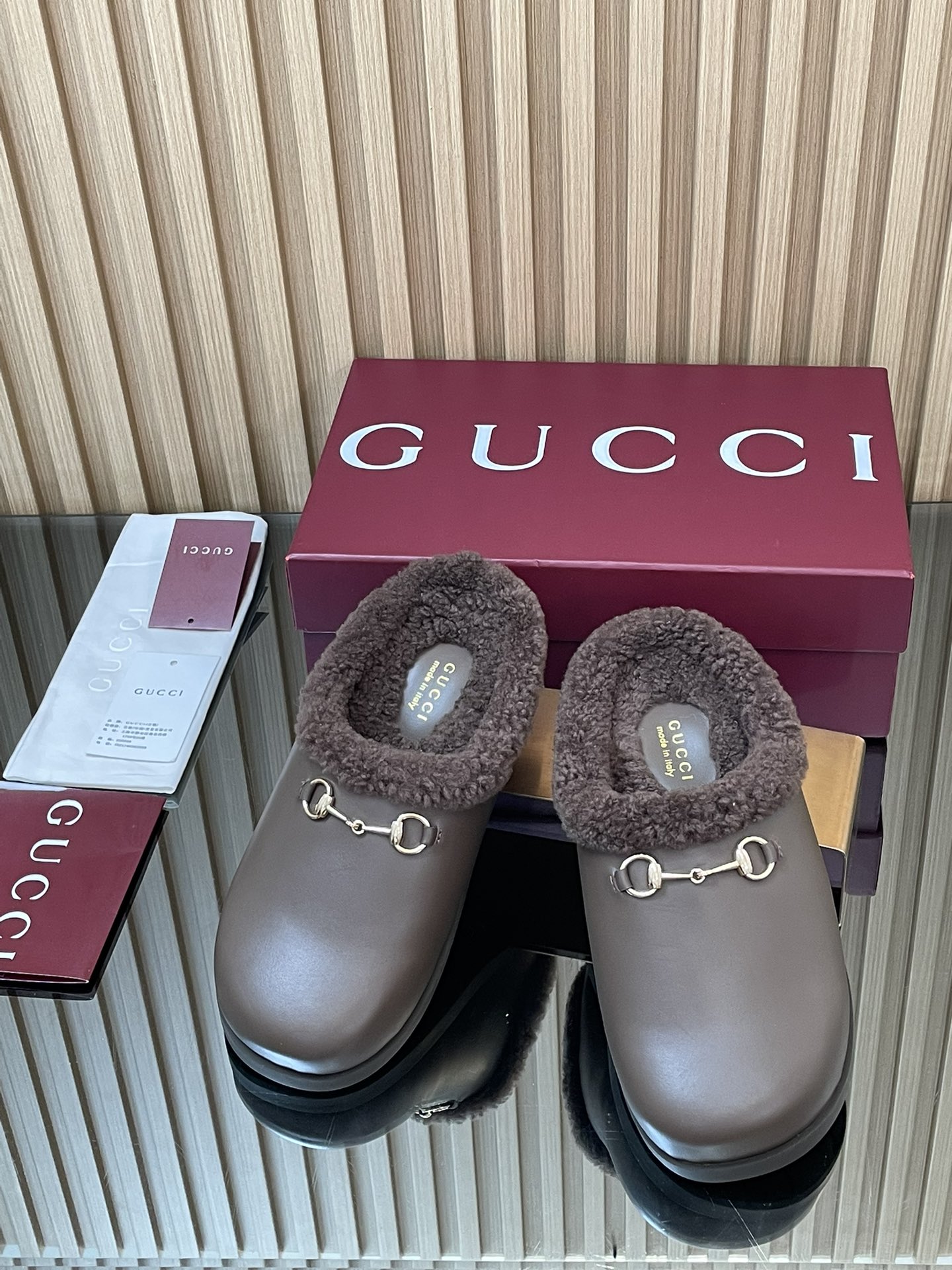 NO:490872,2025 Gucci new Merino wool slippers autumn and winter welfare imported mini G G embossed new GuCci mules Mocasin Baotou slippers official website synchronized, original one-to-one copy, the highest version is consistent with YB, and all material details are made year-round. Size 36-42 (404142 customized without return and exchange) This slipper is a treasured history by the brand, reinterpreting Gucci's equestrian tradition through iconic hardware accessories with Clamp. This slipper is made of leather and is part of the Gucci Love Parade series. High-end mini G G embossed Yangjing deer leather environmentally friendly special material upper Presbyterian GG classic canvas, imported Merino woolli Latest double G letter rubber sole Flat bottom  Packaging full set of encore red high-end packaging, semi-torque, gucci, sandals, slippers, sheep198609092025古奇新款美利奴羊毛拖鞋秋冬福利进口迷你G G压纹新品GuCci穆勒鞋 莫卡辛包头拖鞋 官网同步,原版一比一复制,最高版本所有材质细节均与YB一致 常年做货. 尺码36-42（404142定制不退换） 这款拖鞋是品牌珍视的一段历史,通过带有 Clamp 的标志性五金配件重新诠释 Gucci 的马术传统.这款套穿式凉鞋采用皮革制成,是 Gucci Love Parade 系列的一部分. 高级迷你G G压纹羊京鹿皮环保特殊材质鞋面 老花GG经典帆布,进口美利奴羊毛里 最新双G字母橡胶鞋底 平底 包装全套安可拉红色高端包装,半拖,gucci,sandals,slippers,sheep,Women's Shoes