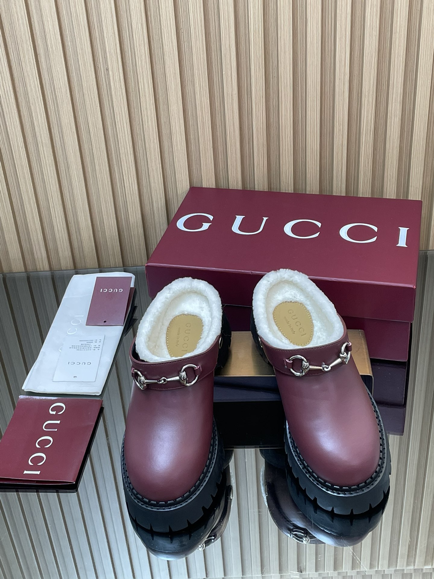 NO:490876,2025 Early Autumn GUCCI Women's Horse Bed Merino Wool Muller Slippers New Gentle Soft Loafers Lazy Slippers Rear Trip Strap Back Slippers Empty Slippers Thick-soled Casual Single Shoes Thick-soled Single Shoes Slippers have been very popular recently!  It’s because I look thinner with my feet!  Fashionable and versatile!  The Y version is consistent!  As a tribute to the origin of the brand's equestrian, the horse buckle has been baptized by time, integrating the rich historical heritage with modern fashion style. This ladies' mules shoes are made of imported cowhide and smooth suede. The fabric is imported cowhide + mercerized cowhide, which is full of retro feel. The inner imported merino wool lime. The foamed high-tough sole developed by the 1:1 mold. The leather edge strips of the shoe are absolutely not dead and hard, and will never collapse. All materials and craftsmanship are consistent with the Y version. Size 35-42 standard size 404142 custom-made heel height 5CM packaging counter high-end packaging, semi-torn, gucci, loafers, slippers, cowhide198609092025早秋GUCCI女士马衔扣美利奴羊毛穆勒拖鞋新款沟纹底乐福鞋懒人松驰感拖鞋后绊带后空造型厚底休闲单鞋 厚底单鞋拖鞋最近都很火爆！就是因为上脚好显瘦！时尚百搭！Y版一致！ 作为对品牌马术本源的致敬之作,马衔扣历经时间洗礼后,将厚重历史底蕴与现代时尚型格融为一体.这款女士穆勒鞋采用进口牛皮及光滑绒面材质匠心打造 面料进口牛皮+丝光牛反绒 复古感十足 内里进口美利奴羊毛里 大底1:1模具开发的发泡高韧性鞋底 ,鞋边真皮沿条 绝对不死沉死硬,也绝不坍塌 所有的材质和工艺,与Y版一致 尺码35-42标准码 404142定做 跟高5CM 包装专柜高端包装,半拖,gucci,loafers,slippers,cowhide,Women's Shoes