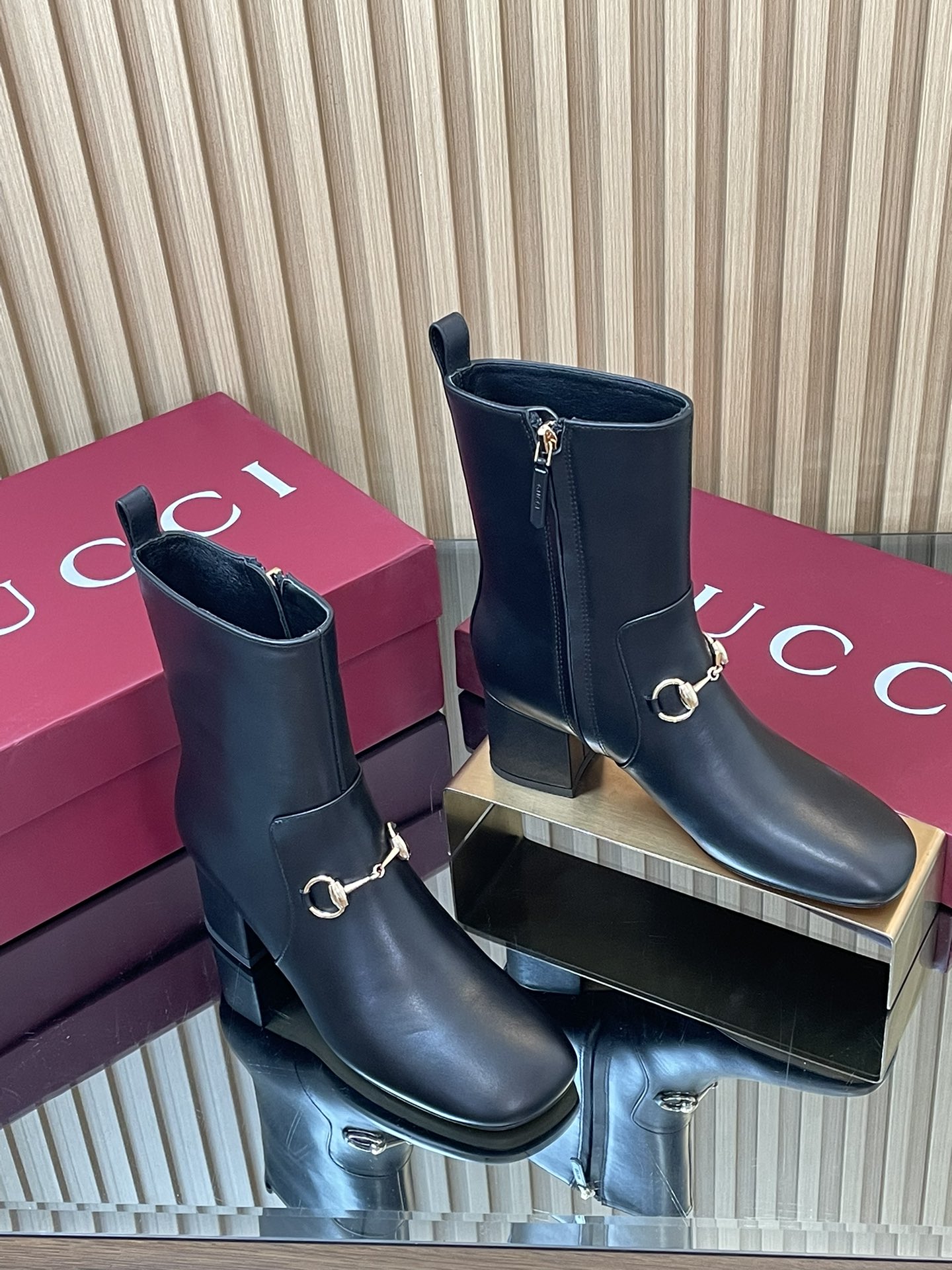 NO:490784,GuCCl high-end quality, 2025 Guccli early autumn new horse-bit ankle boots classic thick-heel square-toe short boots original quality! Each detail has been carefully crafted, which can be matched with ZG, with the same quality!  Original fabric custom imported calf, Dongguan large factory molded horse buckle, inner lining/foot pad high-end custom sheepskin lining, heel height 5.5CM, large sole Italian leather bottom, size 35-42 (40 41 42 custom made, no return and exchange) Full set of high-end original packaging!  Made of leather, this horse boot is cleverly used to design elements such as square toe and three-dimensional square heel to interpret the fashionable and retro style. The collected horse tie details are reminiscent of the brand's equestrian origin. Women's style side zipper opening and closing ● Horse tie details. Three-dimensional square heel ● 5.5 cm, boots, gucci, boots, sheepskin19860909GuCCl高端精品,2025古奇早秋新款马衔扣踝靴经典粗跟方头短靴原汁原味原单品质!每个细节皆经过精心细致打造,可与ZG对比如一,无二品质！ 面料原版定制进口小牛 东莞大厂开模马衔扣 内里／垫脚高端定制羊皮里 跟高5.5CM 大底意大利真皮底 尺码35-42（40 41 42定做,不退换） 全套原板高端包装！ 这款马靴采用皮革制作,巧妙运用方形鞋头和立体方跟等设计元素演绎时尚复古风范.典藏的马衔扣细节令人联想起品牌的马术本源. 女款 侧边拉链开合 ●马衔扣细节.立体方跟●5.5厘米,靴子,gucci,boots,sheepskin,Women's Shoes