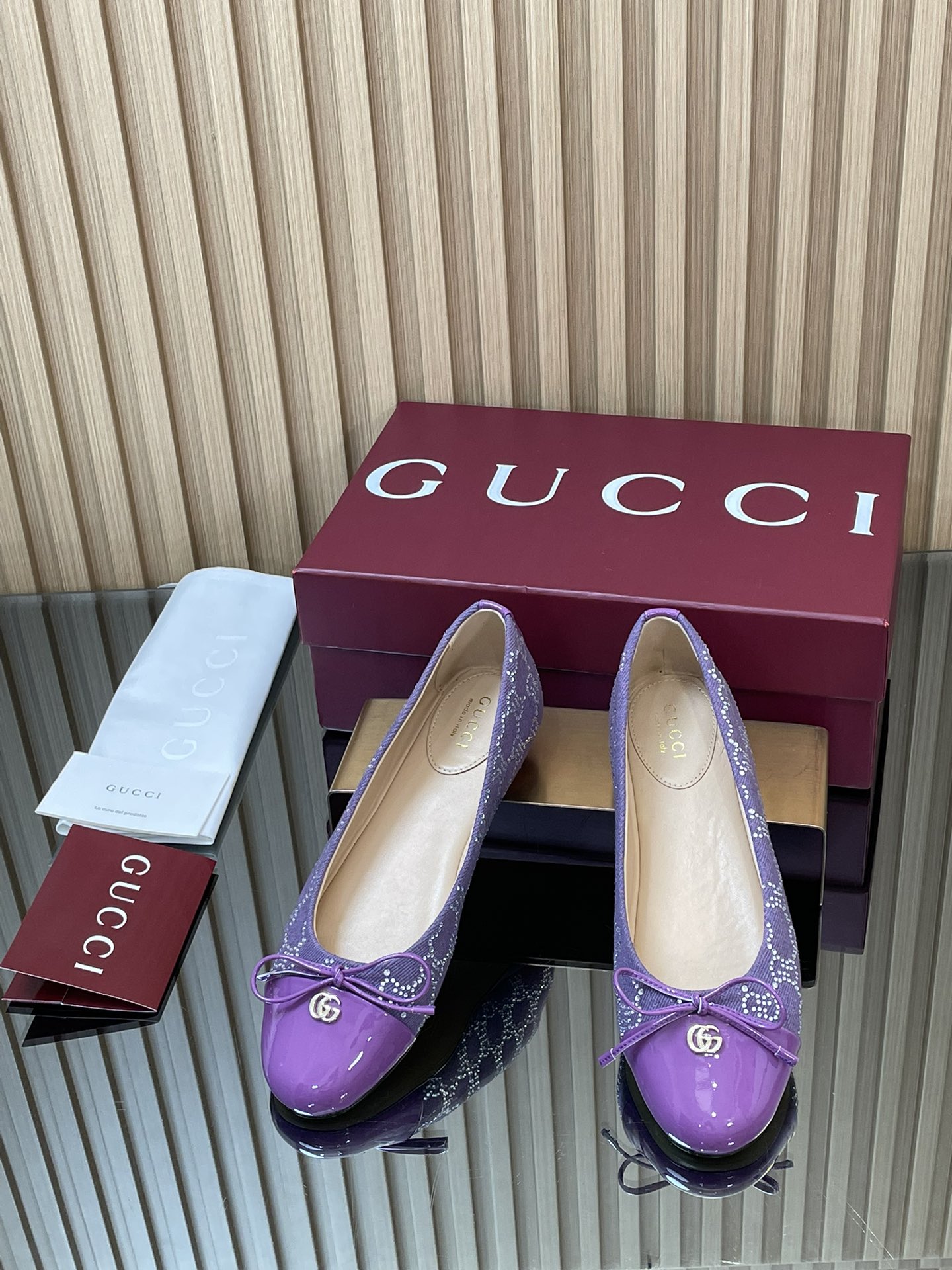 NO:484462,2025 GUCCI Early Autumn Series New Products Crystal Diamond Ballet Shoes Bow Small Double G Buckle New Small Round Toe Shoes Classic Refinement Elegant Playful and Fashionable Flats High-quality Sweet Academy Style Loafers Original Customized Fabric Imported Tanning Denim/Paint Leather Hardware Dongguan Large Factory Opening Double G Buckle Inner/Part-up High-end Customized Sheepskin Heel High Flat Sole Outsole Italian Leather Sole Size 35-41 (40 41 42 Customized, No Return and Exchange), Ballet Shoes, Gucci, Flats, Sheepskin198609092025 GUCCI 早秋系列新品 水晶钻芭蕾鞋 蝴蝶结小双G扣新款小圆头单鞋经典精致优雅俏皮时髦平底鞋高质感甜美学院风便鞋 面料原版定制进口丹宁牛仔布/漆皮 五金东莞大厂开模双G扣 内里／垫脚高端定制羊皮 跟高平底 大底意大利真皮底 尺码35-41（40 41 42定做,不退换）,芭蕾舞鞋,gucci,flats,sheepskin,Women's Shoes