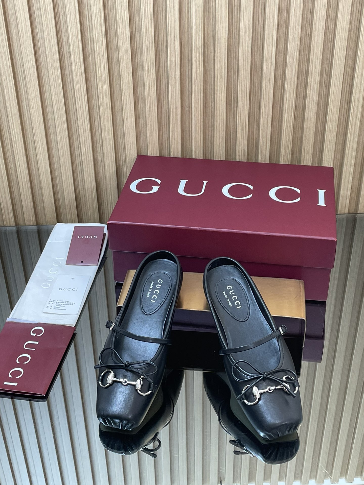 NO:546553,GuCC high-end boutique 2025 Overseas Early Autumn Series [Mini GG] New Flat Ballet Slippers Horse Bit New Small Square Toe Mules Classic Refinement Elegant Playful and Fashionable Flats High-quality Sweet College Style Loose Slippers Original Original Quality! Every detail has been carefully crafted, and can be matched with ZG, with the same quality!  Original fabric custom imported presbyterian G fabric/Yangjing/Sheepskin Hardware Dongguan factory mold rivet Horse bits Inner lining / foot pad high-end custom silk / Sheepskin lining Heel high flat bottom Italian genuine leather bottom Size 35-41 (40 41 42 custom made, no return and exchange) ●Italian creation Red full set of high-end original packaging, semi-torch, gucci, flats, slippers, sheepskin, real silk, sheep19860909GuCC高端精品 2025海外早秋系列【迷你GG】新品平底芭蕾拖鞋马衔扣新款小方头穆勒鞋经典精致优雅俏皮时髦平底鞋高质感甜美学院风松驰感便鞋 原汁原味原单品质!每个细节皆经过精心细致打造,可与ZG对比如一,无二品质！ 面料原版定制进口老花G布/羊京/羊皮 五金东莞大厂开模铆钉 马衔扣 内里／垫脚高端定制真丝/羊皮里 跟高平底 大底意大利真皮底 尺码35-41（40 41 42定做,不退换） ●意大利创作 红色全套高档原包装,半拖,gucci,flats,slippers,sheepskin,real silk,sheep,Women's Shoes