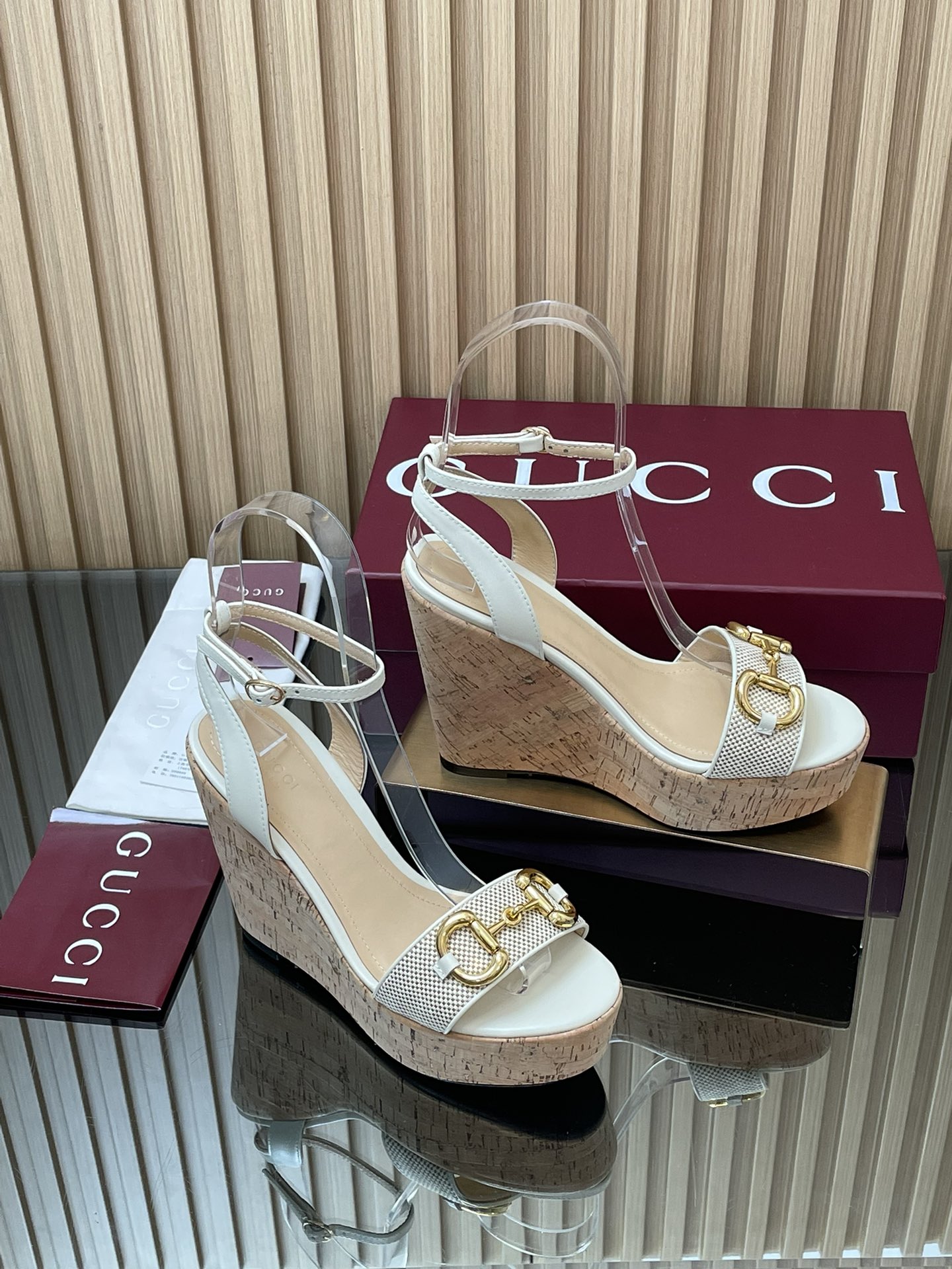 NO:614341,2025 spring and summer Gucci/Gucci tree grain wood grain thick sole new sandals boat sole [round toe] platform open toe sandals thick sole horsebit strap sandals wedge heel thick sole waterproof platform open toe sandals, a must-have for shoe cabinets original cover last high-end quality  This thick-soled platform sandal with tree texture and recognizable equestrian elements make this high-heeled platform sandal more decorative. As a tribute to the origin of the brand logo, the horsebit buckle has gone through the baptism of time and integrated the heavy historical heritage of the platform with modern fashion style. Fabric: calfskin/mesh special fabric. Original 1:1 custom hardware. Lining. Padded sheepskin lining. Outsole tree texture platform + genuine leather outsole. High heel 8cm.  Front waterproof platform 4cm, size 35-41 (order 404142), complete packaging, original high-end packaging in Ancora wine red, Italian creation, high heels and sandals, gucci, sandals, high heels, cowhide, sheepskin, Leather soles198609092025春夏Gucci/古奇树纹木纹厚底新品凉鞋船底【圆头】防水台露趾凉鞋厚底 马衔扣一字带凉鞋坡跟厚底防水台露趾凉鞋,鞋柜必备款 原版套楦 高端品质 这款树木纹理坡跟厚底水台凉鞋与颇具辨识度马术元素令这鞋高跟水台凉鞋更具装饰感.作为对品牌标识本源的致敬之作,马衔扣历经时间洗礼后,将水台厚重历史底蕴与现代时尚型格融为一体 面料小牛皮/网孔特殊面料 原版1:1定制五金 内里 垫脚羊皮里 大底树木纹理水台+真皮大底 跟高后高跟8cm 前防水台4cm 码数35-41(404142订） 包装全套安可拉酒红原版高端包装 意大利创作,高跟鞋凉鞋,gucci,sandals,high heels,cowhide,sheepskin,Leather soles,Women's Shoes