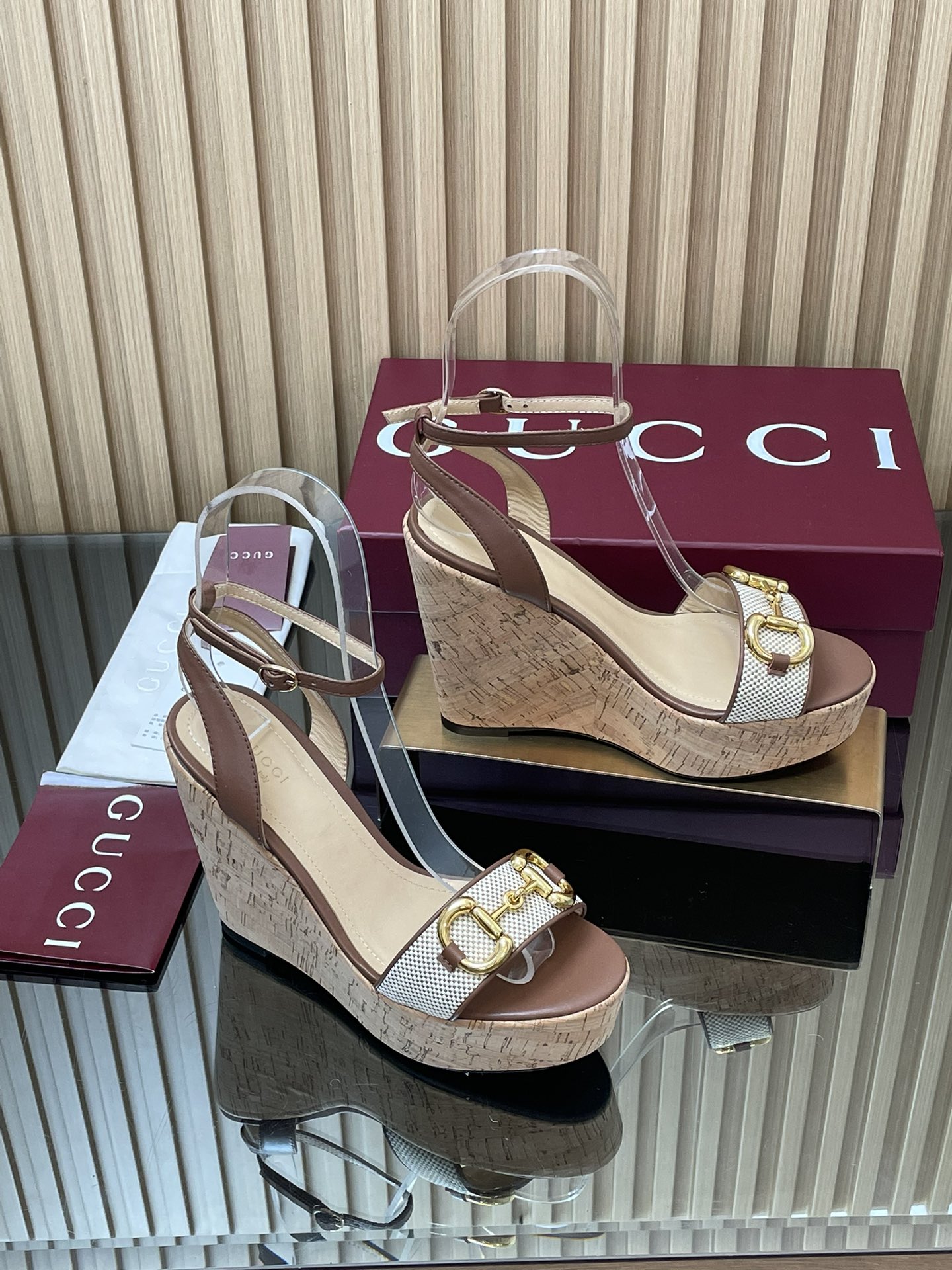 NO:614336,2025 spring and summer Gucci/Gucci tree grain wood grain thick sole new sandals boat sole [round toe] platform open toe sandals thick sole horsebit strap sandals wedge heel thick sole waterproof platform open toe sandals, a must-have for shoe cabinets original cover last high-end quality  This thick-soled platform sandal with tree texture and recognizable equestrian elements make this high-heeled platform sandal more decorative. As a tribute to the origin of the brand logo, the horsebit buckle has gone through the baptism of time and integrated the rich historical heritage of the platform with modern fashion style. Fabric: calfskin/mesh special fabric. Original 1:1 custom hardware. Lining. Padded sheepskin lining. Outsole tree texture platform + genuine leather sole. 8cm high heel.  Front waterproof platform 4cm, size 35-41 (404142 order), complete packaging, original high-end packaging in Ancora wine red, Italian creation, high heels and sandals, gucci, sandals, high heels, cowhide, sheepskin198609092025春夏Gucci/古奇树纹木纹厚底新品凉鞋船底【圆头】防水台露趾凉鞋厚底 马衔扣一字带凉鞋坡跟厚底防水台露趾凉鞋,鞋柜必备款 原版套楦 高端品质 这款树木纹理坡跟厚底水台凉鞋与颇具辨识度马术元素令这鞋高跟水台凉鞋更具装饰感.作为对品牌标识本源的致敬之作,马衔扣历经时间洗礼后,将水台厚重历史底蕴与现代时尚型格融为一体 面料小牛皮/网孔特殊面料 原版1:1定制五金 内里 垫脚羊皮里 大底树木纹理水台+真皮底 跟高后高跟8cm 前防水台4cm 码数35-41(404142订） 包装全套安可拉酒红原版高端包装 意大利创作,高跟鞋凉鞋,gucci,sandals,high heels,cowhide,sheepskin,Women's Shoes
