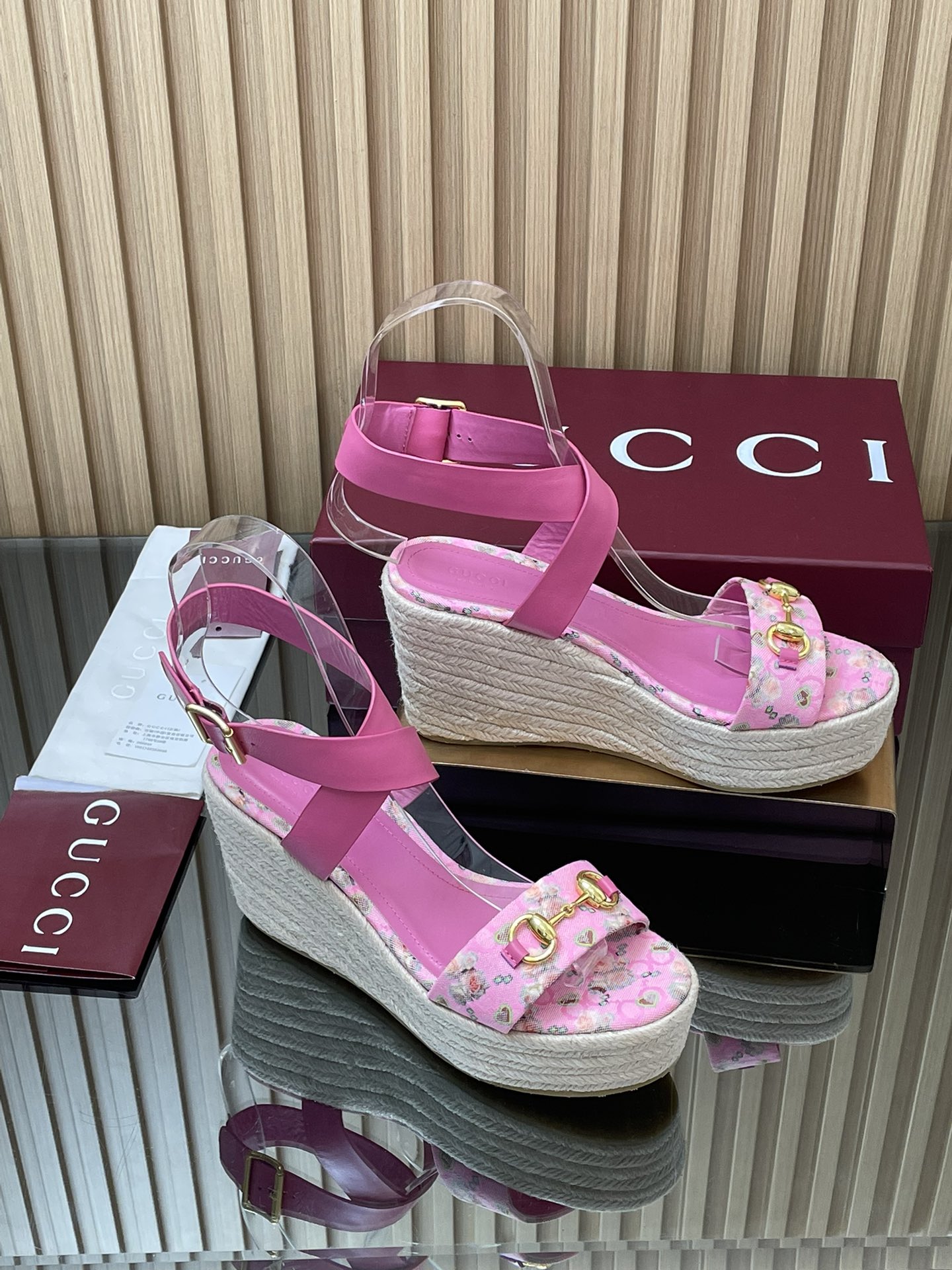 NO:614345,2025 spring and summer Gucci/Gucci colorful floral print new sandals boat sole [round toe] platform open toe sandals thick bottom horsebit belt sandals wedge heel thick bottom platform open toe sandals, a must-have for the shoe cabinet original cover last high-end quality  These colorful floral print sandals and recognizable equestrian elements make these high-heeled water platform sandals more decorative. As a tribute to the origin of the brand logo, the horsebit has gone through the baptism of time and integrated the rich historical heritage of the water platform with modern fashion style. The fabric is colorful and colorful floral print material + calfskin. Original 1:1 custom hardware. Lining. Padded sheepskin lining. Outsole hemp rope platform + rubber molded outsole. Heel height 8cm.  Front waterproof platform 4cm, size 35-41 (404142 order), complete packaging, original high-end packaging in Ancora wine red, Italian creation, high heels and sandals, gucci, sandals, high heels, cowhide, sheepskin198609092025春夏Gucci/古奇缤纷花卉印花新品凉鞋船底【圆头】防水台露趾凉鞋厚底 马衔扣婉带凉鞋坡跟厚底防水台露趾凉鞋,鞋柜必备款 原版套楦 高端品质 这款缤纷花卉印花凉鞋与颇具辨识度马术元素令这鞋高跟水台凉鞋更具装饰感.作为对品牌标识本源的致敬之作,马衔扣历经时间洗礼后,将水台厚重历史底蕴与现代时尚型格融为一体 面料缤纷彩色花卉印花材料+小牛皮 原版1:1定制五金 内里 垫脚羊皮里 大底麻绳水台+橡胶开模大底 跟高后高跟8cm 前防水台4cm 码数35-41(404142订） 包装全套安可拉酒红原版高端包装 意大利创作,高跟鞋凉鞋,gucci,sandals,high heels,cowhide,sheepskin,Women's Shoes